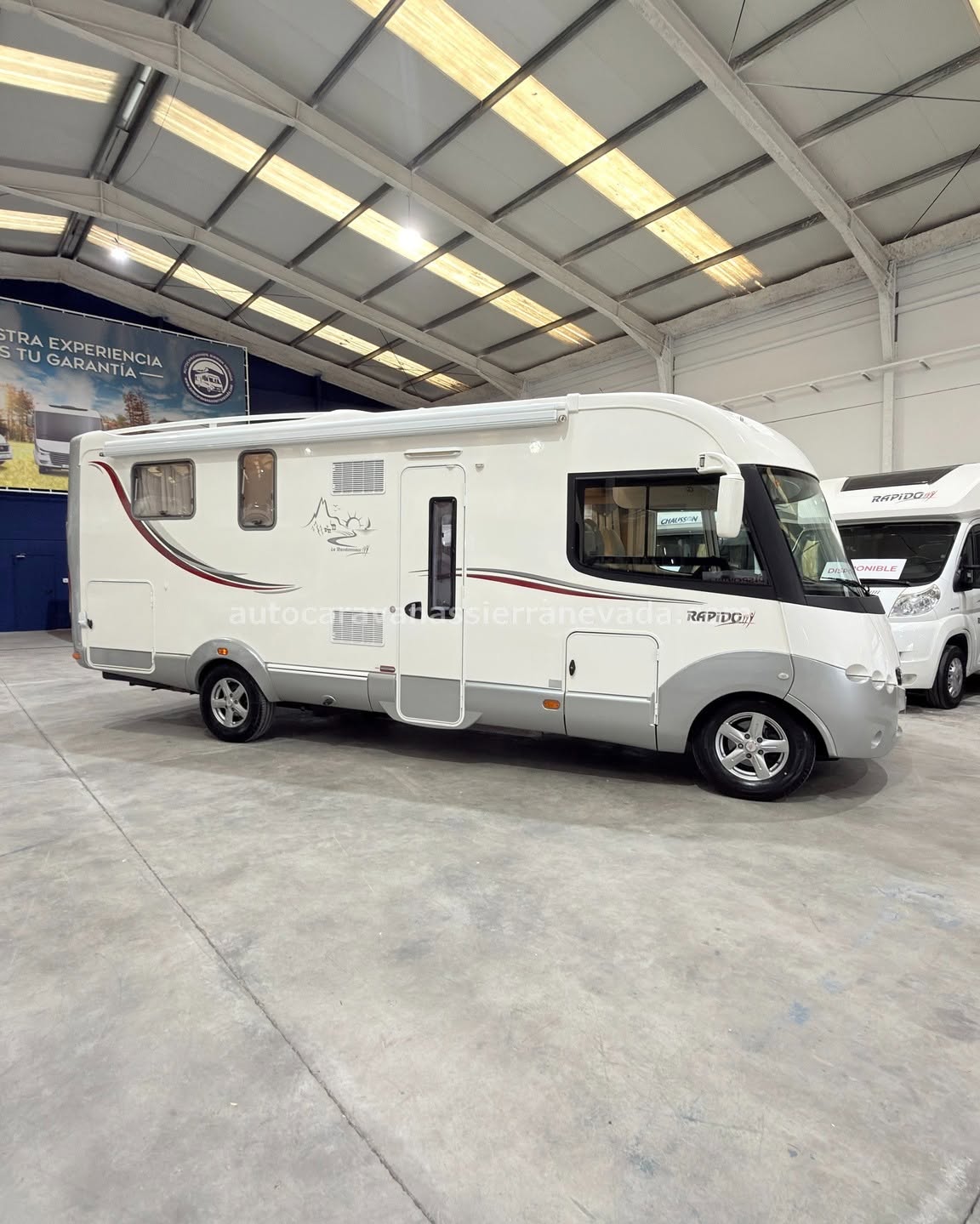 V26/08 AUTOCARAVANA INTEGRAL RAPIDO 9092DF En Autocaravanas Sierra Nevada llevamos más de 22 años ayudando a nuestros clientes a cumplir el sueño de viajar con libertad. Cada vehículo es revisado y reacondicionado a fondo, cuidando cada detalle para que luzca, funcione y se sienta como nuevo, preparado para ofrecer años de fiabilidad y disfrute. Para más información o precio 💵 consulté en nuestra web www.autocaravanassierranevada.com o haga click 👉🖱️ en nuestro enlace ⬇️👇 https://autocaravanassierranevada.com/autocaravanas/rapido-9092df-v26-08/ ¿Quieres pagar a plazos? Llama y te informamos sin compromiso 📞617 79 57 19 📞687 85 35 11 EQUIPAMIENTO Y EXTRAS 👇 MOTOR: FIAT DUCATO 3.0 MULTIJET 180cv AÑO: 2012 KM: 65.000 Medidas exteriores: 7,20m x 3,00m Plazas: 4 CAMBIO AUTOMATICO Extras y Equipamiento: * Medidas maletero con doble portón : (2,20m x 1,20m x 1,10m) * Camas (Isla con cabecero reclinable/Colgante en cabina) * CHASIS ALKO * CARNET C Aire acondicionado (de motor) AirBag(piloto y copiloto) Velocidad crucero Cierre Centralizado Elevalunas eléctricos (conductor) Equipo Multimedia Cámara de visión trasera Asientos giratorios Oscurecedores REMIS en cabina Mosquiteras en ventanas ,claraboyas y puerta principal Claraboya xxl en salón Frigo DOMETIC (220v, Gas, 12v-aut) 160L Extractor de Humos Ducha con mampara separada de aseo Batería de 100ah. Placa Solar de 100w Calefacción Trum Combi TV a 12v. Escalón doble peldaño integrado Toldo FIAMMA de 4m Baca Patas estabilizadoras 2 Cierre de Seguridad Ducha exterior Maleteros laterales Neumáticos reforzados especial camper www.autocaravanassierranevada.com #autocaravanasgranada #autocaravanaocasion #autocaravanasdeocasion #ventaautocaravana #compraautocaravana #autocaravanabarata #caravaningandalucia #autocaravanasur #granadaturismo #granadaocasion #andaluciavanlife #vanlife #camperlife #motorhome #campervan #viajarenautocaravana #caravaninglife #aventuraenruta #viajeslibres #escapadarural #naturalezaylibertad #viajarporelmundo #rutavanlife #descubreespaña