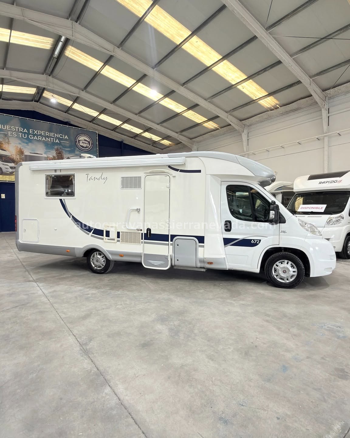 V25/106 AUTOCARAVANA PERFILADA MCLOUIS TANDY 672 En Autocaravanas Sierra Nevada llevamos más de 22 años ayudando a nuestros clientes a cumplir el sueño de viajar con libertad. Cada vehículo es revisado y reacondicionado a fondo, cuidando cada detalle para que luzca, funcione y se sienta como nuevo, preparado para ofrecer años de fiabilidad y disfrute. Para más información o precio 💵 consulté en nuestra web www.autocaravanassierranevada.com o haga click 👉🖱️ en nuestro enlace ⬇️👇 https://autocaravanassierranevada.com/autocaravanas/mclouis-tandy-672-v25-106/ ¿Quieres pagar a plazos? Llama y te informamos sin compromiso 📞617 79 57 19 📞687 85 35 11 EQUIPAMIENTO Y EXTRAS 👇 MOTOR: FIAT DUCATO 2.3 MULTIJET 130cv AÑO: 2008 KM: 98.000 Medidas exteriores: 7,30m x 2,90m Plazas: 4 Extras y Equipamiento: * Medidas maletero con doble portón : (2,20m x 0,70m x 0,70m) * Camas (Isla /Salón convertible para una) Aire acondicionado (de motor) AirBag(piloto) ASR Cierre Centralizado(en cabina) Espejos eléctricos(izquierdo no eléctrico hacia arriba y abajo) Elevalunas eléctricos Equipo Multimedia Asientos giratorios Cámara de visión trasera Asientos giratorios Oscurecedores REMIS en cabina Mosquiteras en ventanas ,claraboyas y puerta principal Claraboya xxl en salón TurboVent Frigo DOMETIC (220v, Gas, 12v-aut) 150L Horno a gas Extractor de Humos Ducha con mampara separada de aseo Batería de 100ah. Placa Solar de 100w Calefacción Trum Combi 2 TV a 12v. Escalón doble peldaño integrado Toldo OMNI V10 de 4m 1 Cierre de Seguridad Portabicis para 2 Neumáticos reforzados especial camper www.autocaravanassierranevada.com #autocaravanasgranada #autocaravanaocasion #autocaravanasdeocasion #ventaautocaravana #compraautocaravana #autocaravanabarata #caravaningandalucia #autocaravanasur #granadaturismo #granadaocasion #andaluciavanlife #vanlife #camperlife #motorhome #campervan #viajarenautocaravana #caravaninglife #aventuraenruta #viajeslibres #escapadarural #naturalezaylibertad #viajarporelmundo #rutavanlife #descubreespaña