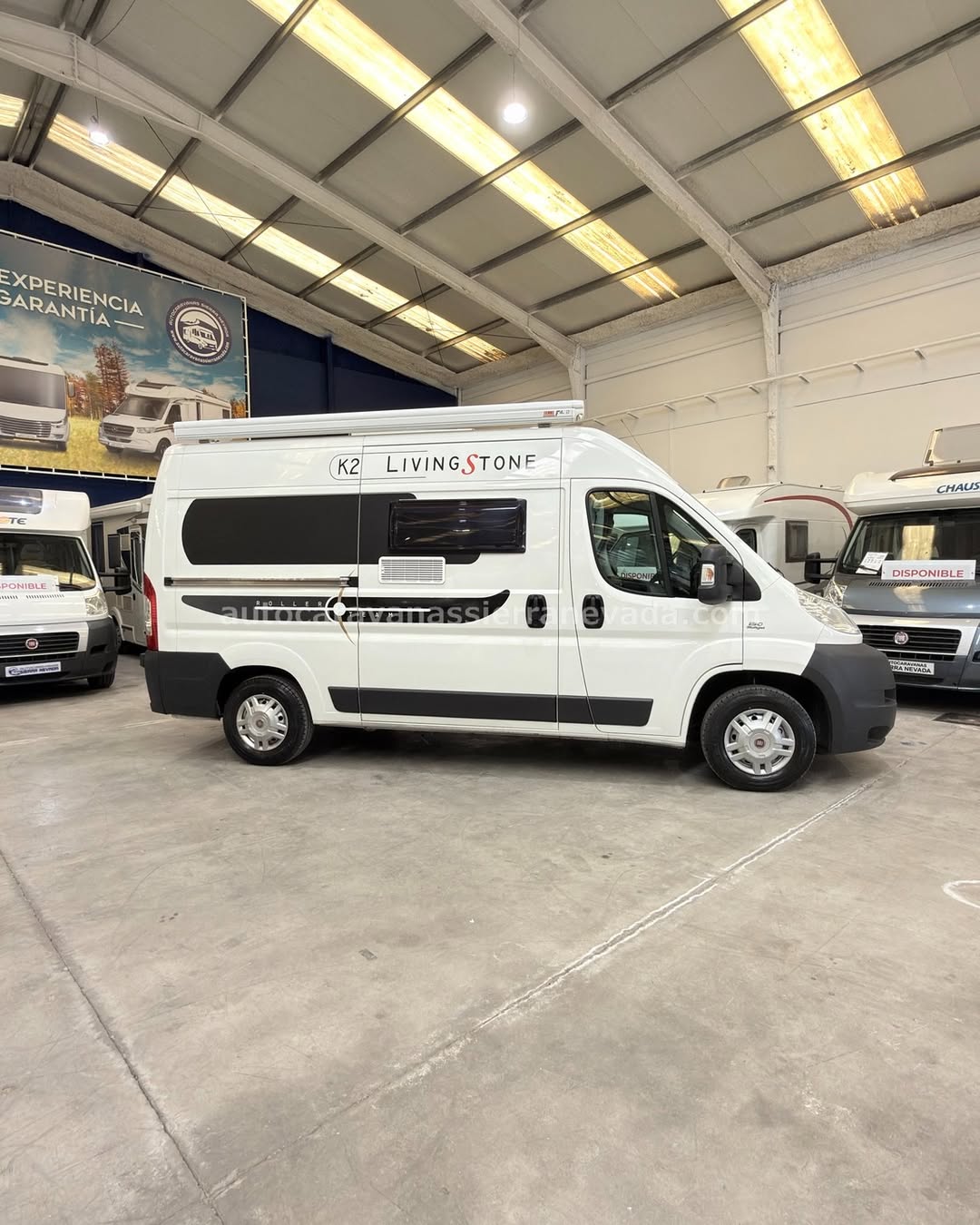 25/109 AUTOCARAVANA CAMPER ROLLERTEAM LIVINGSTONE K2 En Autocaravanas Sierra Nevada llevamos más de 22 años ayudando a nuestros clientes a cumplir el sueño de viajar con libertad. Cada vehículo es revisado y reacondicionado a fondo, cuidando cada detalle para que luzca, funcione y se sienta como nuevo, preparado para ofrecer años de fiabilidad y disfrute. Para más información o precio 💵 consulté en nuestra web www.autocaravanassierranevada.com o haga click 👉🖱️ en nuestro enlace ⬇️👇 https://autocaravanassierranevada.com/autocaravanas/rollerteam-livingstone-k2-25-109/ ¿Quieres pagar a plazos? Llama y te informamos sin compromiso 📞617 79 57 19 📞687 85 35 11 EQUIPAMIENTO Y EXTRAS 👇 MOTOR: FIAT DUCATO 2.3 MULTIJET 130cv AÑO: 2012 KM: 107.000 Medidas exteriores: 5,20m x 2,50m Plazas: 4 Extras y Equipamiento: * Medida maletero: (1,10m x 0,80m x 0,70m) * Cama (Transversal) Aire acondicionado de motor Airbag (conductor y copiloto) Cierre centralizado Espejos eléctricos (el izquierdo no) Elevalunas eléctricos Equipo Multimedia Cámara visión trasera Asientos Giratorios Mosquiteras en ventanas y claraboyas Frigo DOMETIC (220v, Gas, 12v,) 80L capacidad Ducha con cortina dentro de aseo Batería de 95ah 1 Placa solar Calefacción webasto por diesel Agua caliente truma boiler Toldo FIAMMA de 3m Portabicis para 2 Neumáticos reforzados especial camper www.autocaravanassierranevada.com #autocaravanasgranada #autocaravanaocasion #autocaravanasdeocasion #ventaautocaravana #compraautocaravana #autocaravanabarata #caravaningandalucia #autocaravanasur #granadaturismo #granadaocasion #andaluciavanlife #vanlife #camperlife #motorhome #campervan #viajarenautocaravana #caravaninglife #aventuraenruta #viajeslibres #escapadarural #naturalezaylibertad #viajarporelmundo #rutavanlife #descubreespaña