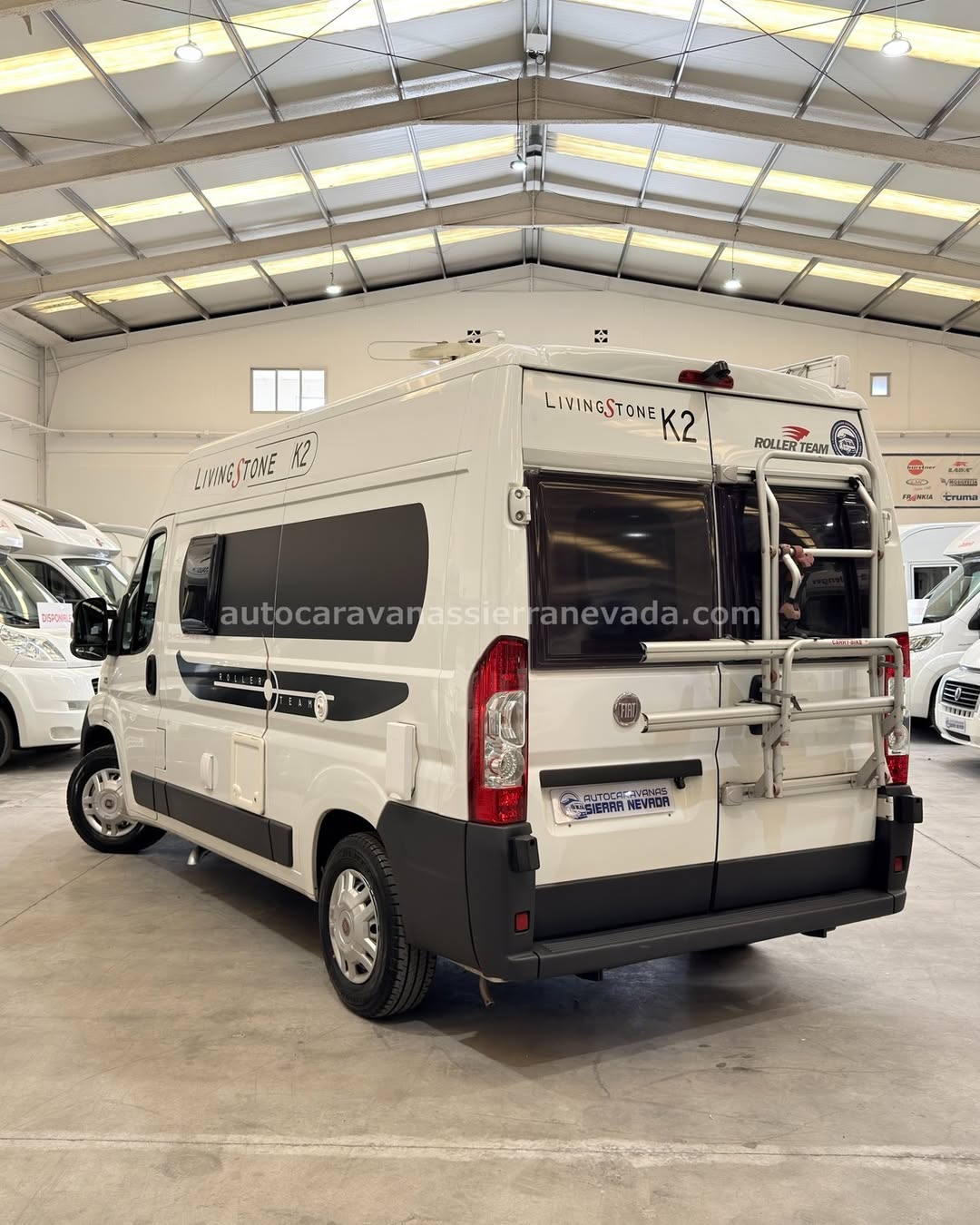 25/109 AUTOCARAVANA CAMPER ROLLERTEAM LIVINGSTONE K2 En Autocaravanas Sierra Nevada llevamos más de 22 años ayudando a nuestros clientes a cumplir el sueño de viajar con libertad. Cada vehículo es revisado y reacondicionado a fondo, cuidando cada detalle para que luzca, funcione y se sienta como nuevo, preparado para ofrecer años de fiabilidad y disfrute. Para más información o precio 💵 consulté en nuestra web www.autocaravanassierranevada.com o haga click 👉🖱️ en nuestro enlace ⬇️👇 https://autocaravanassierranevada.com/autocaravanas/rollerteam-livingstone-k2-25-109/ ¿Quieres pagar a plazos? Llama y te informamos sin compromiso 📞617 79 57 19 📞687 85 35 11 EQUIPAMIENTO Y EXTRAS 👇 MOTOR: FIAT DUCATO 2.3 MULTIJET 130cv AÑO: 2012 KM: 107.000 Medidas exteriores: 5,20m x 2,50m Plazas: 4 Extras y Equipamiento: * Medida maletero: (1,10m x 0,80m x 0,70m) * Cama (Transversal) Aire acondicionado de motor Airbag (conductor y copiloto) Cierre centralizado Espejos eléctricos (el izquierdo no) Elevalunas eléctricos Equipo Multimedia Cámara visión trasera Asientos Giratorios Mosquiteras en ventanas y claraboyas Frigo DOMETIC (220v, Gas, 12v,) 80L capacidad Ducha con cortina dentro de aseo Batería de 95ah 1 Placa solar Calefacción webasto por diesel Agua caliente truma boiler Toldo FIAMMA de 3m Portabicis para 2 Neumáticos reforzados especial camper www.autocaravanassierranevada.com #autocaravanasgranada #autocaravanaocasion #autocaravanasdeocasion #ventaautocaravana #compraautocaravana #autocaravanabarata #caravaningandalucia #autocaravanasur #granadaturismo #granadaocasion #andaluciavanlife #vanlife #camperlife #motorhome #campervan #viajarenautocaravana #caravaninglife #aventuraenruta #viajeslibres #escapadarural #naturalezaylibertad #viajarporelmundo #rutavanlife #descubreespaña