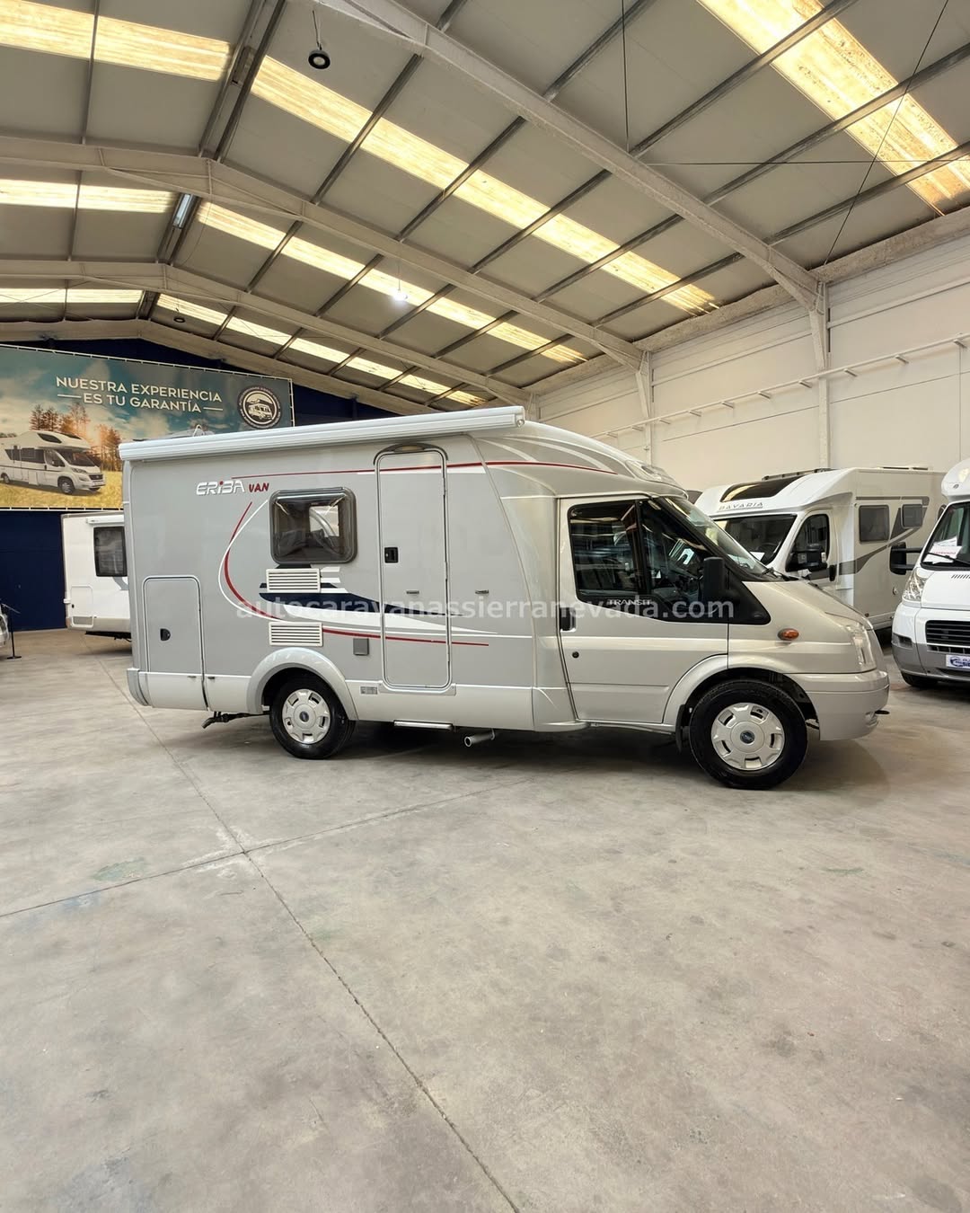26/13 AUTOCARAVANA PERFILADA HYMER ERIBA VAN

En Autocaravanas Sierra Nevada llevamos más de 22 años ayudando a nuestros clientes a cumplir el sueño de viajar con libertad.

Cada vehículo es revisado y reacondicionado a fondo, cuidando cada detalle para que luzca, funcione y se sienta como nuevo, preparado para ofrecer años de fiabilidad y disfrute.

Para más información o precio 💵 consulté en nuestra web www.autocaravanassierranevada.com

o haga click 👉🖱️ en nuestro enlace ⬇️👇

https://autocaravanassierranevada.com/autocaravanas/hymer-eriba-van-26-13/

¿Quieres pagar a plazos?
Llama y te informamos sin compromiso

📞617 79 57 19
📞687 85 35 11

DESCRIPCIÓN TECNICA:

MOTOR: FORD 2.2 TCDI 130CV
AÑO: 2008
KM: 171.000
Medidas exteriores: 5,98m x 2,70m
Plazas: 4

Extras y Equipamiento:

Medidas maletero: (2,00m x 0,70m x 1,00m)
Camas (Transversal/ Salón convertible para 1)
CADENA DE DISTRIBUCIÓN

Aire acondicionado (de motor)
Airbag(en conductor y copiloto)
Velocidad de Crucero
Elevalunas eléctricos
Espejos eléctricos
Equipo Multimedia
Asientos giratorios
Oscurecedores REMIS en cabina completa
Camara de Vision Trasera
Mosquiteras en ventanas, claraboyas y puerta principal
Claraboyas transparentes
Frigo THETFORD (220v, Gas, 12v, Auto) 54L
Ducha con mampara dentro de aseo
1 Batería de 100ah
Placa Solar de 100w
Calefacción Truma trumatic C
Escalón eléctrico de aluminio
Toldo FIAMMA de 3.40m
Portabicis para 2
Neumáticos reforzados especial camper

www.autocaravanassierranevada.com

#autocaravanasgranada
#autocaravanaocasion
#autocaravanasdeocasion
#ventaautocaravana
#compraautocaravana
#autocaravanabarata
#caravaningandalucia
#autocaravanasur
#granadaturismo
#granadaocasion
#andaluciavanlife
#vanlife
#camperlife
#motorhome
#campervan
#viajarenautocaravana
#caravaninglife
#aventuraenruta
#viajeslibres
#escapadarural
#naturalezaylibertad
#viajarporelmundo
#rutavanlife
#descubreespaña