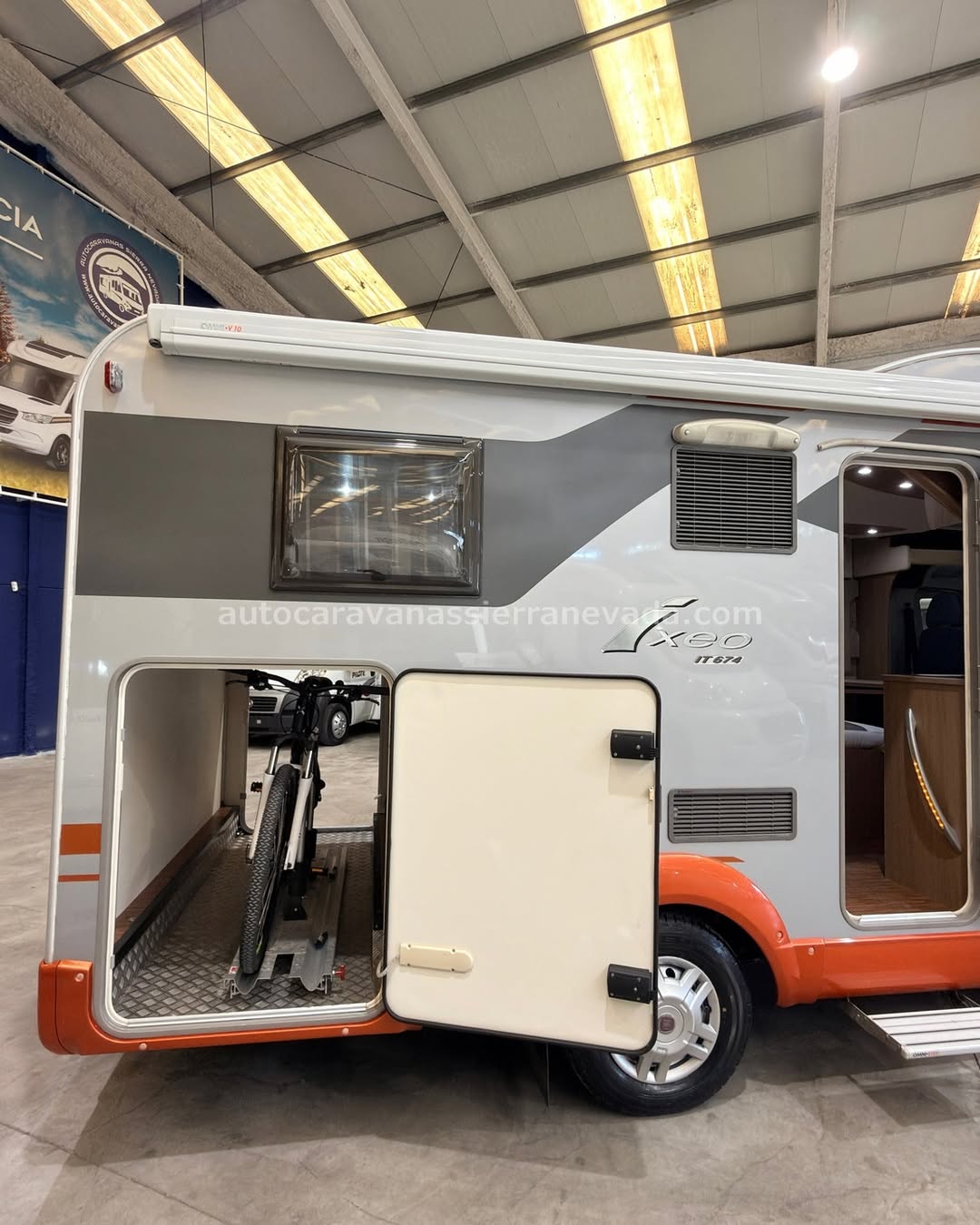 26/14 AUTOCARAVANA PERFILADA BURSTNER IXEO IT674 En Autocaravanas Sierra Nevada llevamos más de 22 años ayudando a nuestros clientes a cumplir el sueño de viajar con libertad. Cada vehículo es revisado y reacondicionado a fondo, cuidando cada detalle para que luzca, funcione y se sienta como nuevo, preparado para ofrecer años de fiabilidad y disfrute. Para más información o precio 💵 consulté en nuestra web www.autocaravanassierranevada.com o haga click 👉🖱️ en nuestro enlace ⬇️👇 https://autocaravanassierranevada.com/autocaravanas/burstner-ixeo-it674-26-14/ ¿Quieres pagar a plazos? Llama y te informamos sin compromiso 📞617 79 57 19 📞687 85 35 11 EQUIPAMIENTO Y EXTRAS 👇 MOTOR: FIAT DUCATO 2.3 MULTIJET 130cv AÑO: 2010 KM: 118.000 Medidas exteriores: 6,70m x 2,80m Plazas: 4 Extras y Equipamiento: * Medidas maletero con doble portón: (2,18m x 1,01m x 1,12m) * Camas (Transversal/Colgante eléctrica en salón) Aire acondicionado (de motor) Airbag(en conductor) Cierre centralizado(en cabina) Espejos eléctricos Elevalunas eléctricos Equipo Multimedia Asientos giratorios Cámara Visión Trasera Oscurecedores REMIS en cabina completa Mosquiteras en ventanas y claraboyas Claraboyas transparentes y claraboya XXL en cabina Frigo DOMETIC (220v, Gas, 12v, Auto) 154L Ducha dentro de aseo WC con SOG Baterías de 95ah. Placa Solar de 100w TV.12 Calefacción Truma combi Escalón eléctrico de aluminio Toldo OMNISTOR de 3,40m Portabicis interior para 2 Neumáticos reforzados especial camper www.autocaravanassierranevada.com #autocaravanasgranada #autocaravanaocasion #autocaravanasdeocasion #ventaautocaravana #compraautocaravana #autocaravanabarata #caravaningandalucia #autocaravanasur #granadaturismo #granadaocasion #andaluciavanlife #vanlife #camperlife #motorhome #campervan #viajarenautocaravana #caravaninglife #aventuraenruta #viajeslibres #escapadarural #naturalezaylibertad #viajarporelmundo #rutavanlife #descubreespaña