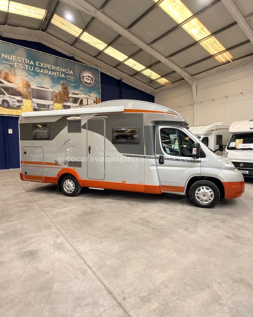 26/14 AUTOCARAVANA PERFILADA BURSTNER IXEO IT674

En Autocaravanas Sierra Nevada llevamos más de 22 años ayudando a nuestros clientes a cumplir el sueño de viajar con libertad.

Cada vehículo es revisado y reacondicionado a fondo, cuidando cada detalle para que luzca, funcione y se sienta como nuevo, preparado para ofrecer años de fiabilidad y disfrute.

Para más información o precio 💵 consulté en nuestra web www.autocaravanassierranevada.com

o haga click 👉🖱️ en nuestro enlace ⬇️👇

https://autocaravanassierranevada.com/autocaravanas/burstner-ixeo-it674-26-14/

¿Quieres pagar a plazos?
Llama y te informamos sin compromiso

📞617 79 57 19
📞687 85 35 11

EQUIPAMIENTO Y EXTRAS 👇

MOTOR: FIAT DUCATO 2.3 MULTIJET 130cv
AÑO: 2010
KM: 118.000
Medidas exteriores: 6,70m x 2,80m
Plazas: 4

Extras y Equipamiento:

* Medidas maletero con doble portón: (2,18m x 1,01m x 1,12m)
* Camas (Transversal/Colgante eléctrica en salón)

Aire acondicionado (de motor)
Airbag(en conductor)
Cierre centralizado(en cabina)
Espejos eléctricos
Elevalunas eléctricos
Equipo Multimedia
Asientos giratorios
Cámara Visión Trasera
Oscurecedores REMIS en cabina completa
Mosquiteras en ventanas y claraboyas
Claraboyas transparentes y claraboya XXL en cabina
Frigo DOMETIC (220v, Gas, 12v, Auto) 154L
Ducha dentro de aseo
WC con SOG
Baterías de 95ah.
Placa Solar de 100w
TV.12
Calefacción Truma combi
Escalón eléctrico de aluminio
Toldo OMNISTOR de 3,40m
Portabicis interior para 2
Neumáticos reforzados especial camper

www.autocaravanassierranevada.com

#autocaravanasgranada
#autocaravanaocasion
#autocaravanasdeocasion
#ventaautocaravana
#compraautocaravana
#autocaravanabarata
#caravaningandalucia
#autocaravanasur
#granadaturismo
#granadaocasion
#andaluciavanlife
#vanlife
#camperlife
#motorhome
#campervan
#viajarenautocaravana
#caravaninglife
#aventuraenruta
#viajeslibres
#escapadarural
#naturalezaylibertad
#viajarporelmundo
#rutavanlife
#descubreespaña