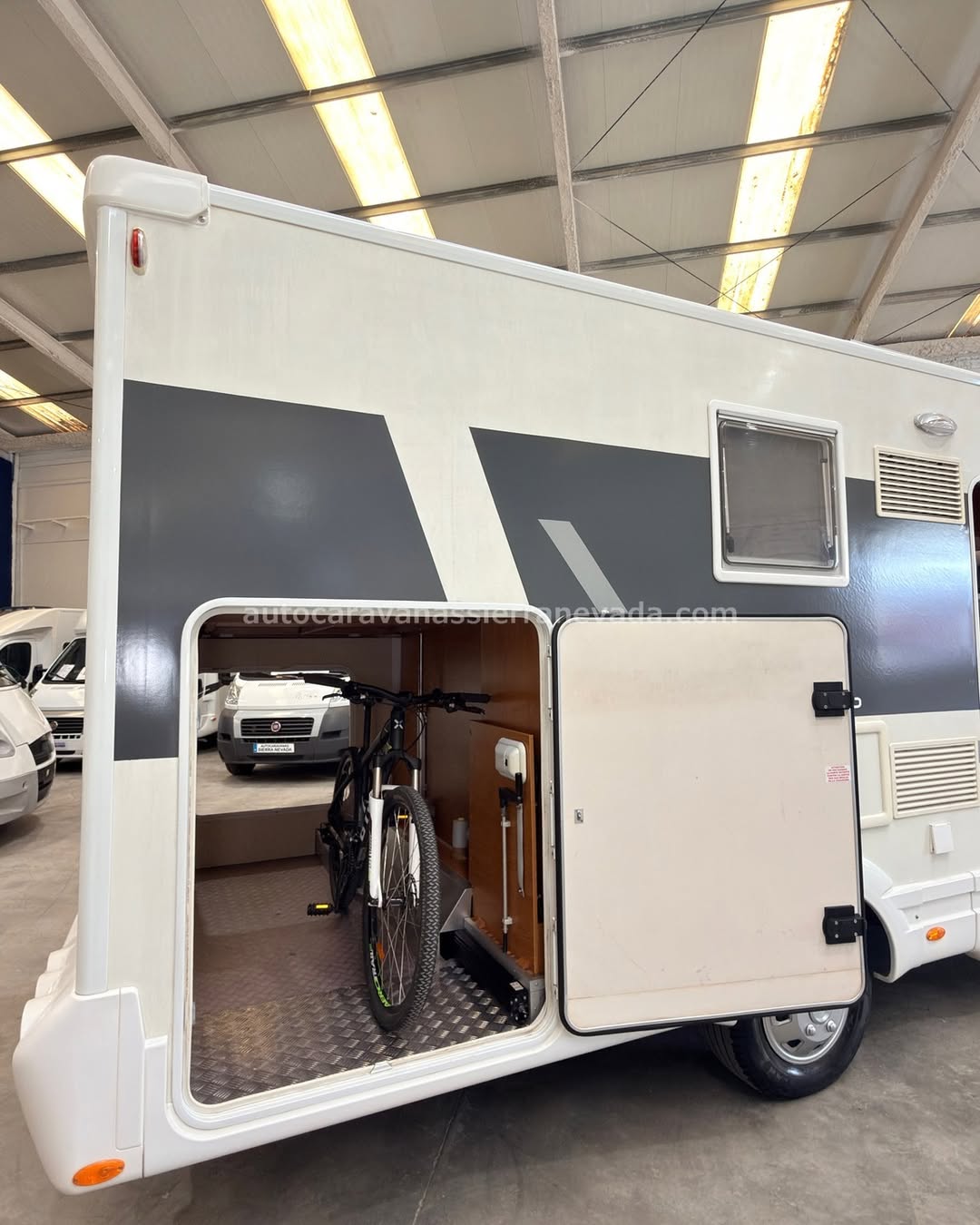 26/18 AUTOCARAVANA PERFILADA AUTOSTAR AUROS 59LP En Autocaravanas Sierra Nevada llevamos más de 22 años ayudando a nuestros clientes a cumplir el sueño de viajar con libertad. Cada vehículo es revisado y reacondicionado a fondo, cuidando cada detalle para que luzca, funcione y se sienta como nuevo, preparado para ofrecer años de fiabilidad y disfrute. Para más información o precio 💵 consulté en nuestra web www.autocaravanassierranevada.com o haga click 👉🖱️ en nuestro enlace ⬇️👇 https://autocaravanassierranevada.com/autocaravanas/autostar-auros-59lp-26-18/ ¿Quieres pagar a plazos? Llama y te informamos sin compromiso 📞617 79 57 19 📞687 85 35 11 EQUIPAMIENTO Y EXTRAS 👇 MOTOR: FIAT DUCATO 2.3 MULTIJET 130cv AÑO: 2011 KM: 70.000 Medidas exteriores: 7,20m x 2,86m Plazas: 5 Extras y Equipamiento: Medidas maletero con doble portón: (2,17m x 1,15m x 1,21m) Camas (Transversal/Colgante eléctrica en Salón) Aire acondicionado (de motor) Airbag(Conductor y Copiloto) Velocidad de Crucero Cierre centralizado(en cabina) Elevalunas eléctricos (conductor) Espejos eléctricos Equipo Multimedia Asientos giratorios Oscurecedores REMIS en cabina completa Camara de Vision Trasera Mosquiteras en ventanas y claraboyas Ventana PRACTICABLE con mosquitera en puerta principal Claraboyas transparentes y panorámica xxl en cabina Frigo DOMETIC (220v, Gas, 12v, Auto) 168L Extractor de humos Ducha con mampara separada de aseo Batería de 95ah Escalon doble peldaño integrado 1 Placa Solar de 100w Calefacción Truma combi Neumáticos reforzados especial camper www.autocaravanassierranevada.com #autocaravanaocasion #autocaravanasdeocasion #ventaautocaravana #compraautocaravana #autocaravanabarata #caravaningandalucia #autocaravanasur #granadaturismo #granadaocasion #andaluciavanlife #vanlife #camperlife #motorhome #campervan #viajarenautocaravana #caravaninglife #aventuraenruta #viajeslibres #escapadarural #naturalezaylibertad #viajarporelmundo #rutavanlife #descubreespaña