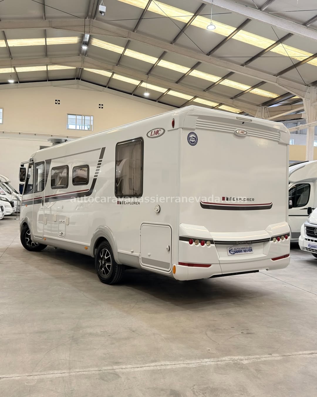 AUTOCARAVANA INTEGRAL LMC SPORT LINE EXPLORER I605 En Autocaravanas Sierra Nevada llevamos más de 22 años ayudando a nuestros clientes a cumplir el sueño de viajar con libertad. Cada vehículo es revisado y reacondicionado a fondo, cuidando cada detalle para que luzca, funcione y se sienta como nuevo, preparado para ofrecer años de fiabilidad y disfrute. Para más información o precio 💵 consulté en nuestra web www.autocaravanassierranevada.com o haga click 👉🖱️ en nuestro enlace ⬇️👇 https://autocaravanassierranevada.com/autocaravanas/lmc-sport-line-explorer-i605-e26-26/ ¿Quieres pagar a plazos? Llama y te informamos sin compromiso 📞617 79 57 19 📞687 85 35 11 EQUIPAMIENTO Y EXTRAS 👇 MOTOR: FIAT DUCATO 2.3 MULTIJET 130cv AÑO: 2016 KM: 17.000 Medidas exteriores: 6,90m x 2,70m Plazas: 4 Extras y Equipamiento: * Medida maletero con doble acceso: (2,15m x 0,80m x 0,75m) * Camas (Isla/ Colgante en cabina) Aire acondicionado de motor Airbag (conductor y copiloto) Velocidaad crucero Cierre centralizado Espejos eléctricos Elevalunas eléctricos (conductor) - Equipo Multimedia Cámara Visión Trasera Oscurecedores REMIS en cabina Asientos Giratorios Mosquiteras en ventanas, claraboyas y puerta principal Claraboyas transparentes y claraboya XXL en salón Frigo THETFORD (220v, Gas, 12v, Auto) 141L capacidad Extractor de humos Ducha con mampara separada de aseo Batería de 95ah 1 Placa solar 100w Calefacción truma inet ready TV 12 V. Escalon doble peldaño integrado Toldo FIAMMA de 4m Neumáticos reforzados especial camper www.autocaravanassierranevada.com #autocaravanasgranada #autocaravanaocasion #autocaravanasdeocasion #ventaautocaravana #compraautocaravana #autocaravanabarata #caravaningandalucia #autocaravanasur #granadaturismo #granadaocasion #andaluciavanlife #vanlife #camperlife #motorhome #campervan #viajarenautocaravana #caravaninglife #aventuraenruta #viajeslibres #escapadarural #naturalezaylibertad #viajarporelmundo #rutavanlife #descubreespaña