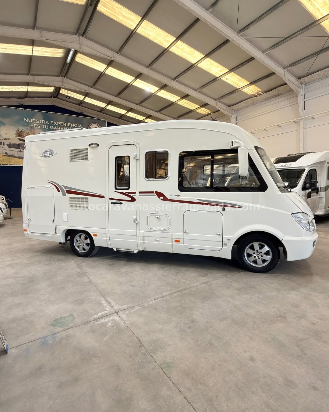 E25/57 AUTOCARAVANA INTEGRAL LE VOYAGEUR LXV575 En Autocaravanas Sierra Nevada llevamos más de 22 años ayudando a nuestros clientes a cumplir el sueño de viajar con libertad. Cada vehículo es revisado y reacondicionado a fondo, cuidando cada detalle para que luzca, funcione y se sienta como nuevo, preparado para ofrecer años de fiabilidad y disfrute. Para más información o precio 💵 consulté en nuestra web www.autocaravanassierranevada.com o haga click 👉🖱️ en nuestro enlace ⬇️👇 https://autocaravanassierranevada.com/autocaravanas/le-voyageur-lxv575-e26-57/ ¿Quieres pagar a plazos? Llama y te informamos sin compromiso 📞617 79 57 19 📞687 85 35 11 EQUIPAMIENTO Y EXTRAS 👇 MOTOR: MERCEDES 3.0 DCI 190CV AÑO: 2011 KM: 187.000 Medidas exteriores: 6,30m x 2,90m Plazas: 4 Extras y Equipamiento: Medidas maletero doble portón: (2,18m x 0,58m x 0,28m) Camas (Colgante eléctrica en cabina) Aire acondicionado (de motor) Airbag(conductor) Velocidad de Crucero ASR (Sistema antiderrapaje) SRS Cierre centralizado(en cabina) Elevalunas eléctricos (conductor) Espejos eléctricos Equipo Multimedia Asientos giratorios Oscurecedores REMIS en cabina completa Mosquiteras en ventanas, claraboyas y puerta principal Claraboyas transparentes y claraboya xxl en salón Frigo DOMETIC (220v, Gas, 12v, Auto) 154L Extractor de humos Ducha con mampara dentro de aseo 1 Batería de 95ah. 1 Placa Solar de 100w Calefacción caldera Alde Escalón eléctrico de aluminio Ducha exterior Maleteros laterales extraíbles Rueda de repuesto Neumáticos reforzados especial camper www.autocaravanassierranevada.com #autocaravanasgranada #autocaravanaocasion #autocaravanasdeocasion #ventaautocaravana #compraautocaravana #autocaravanabarata #caravaningandalucia #autocaravanasur #granadaturismo #granadaocasion #andaluciavanlife #vanlife #camperlife #motorhome #campervan #viajarenautocaravana #caravaninglife #aventuraenruta #viajeslibres #escapadarural #naturalezaylibertad #viajarporelmundo #rutavanlife #descubreespaña E25/57 AUTOCARAVANA INTEGRAL LE VOYAGEUR LXV575
En Autocaravanas Sierra Nevada llevamos más de 22 años ayudando a nuestros clientes a cumplir el sueño de viajar con libertad.
Cada vehículo es revisado y reacondicionado a fondo, cuidando cada detalle para que luzca, funcione y se sienta como nuevo, preparado para ofrecer años de fiabilidad y disfrute.
Para más información o precio 💵 consulté en nuestra web www.autocaravanassierranevada.com
o haga click 👉🖱️ en nuestro enlace ⬇️👇
https://autocaravanassierranevada.com/autocaravanas/le-voyageur-lxv575-e26-57/
¿Quieres pagar a plazos?
Llama y te informamos sin compromiso
📞617 79 57 19
📞687 85 35 11
EQUIPAMIENTO Y EXTRAS 👇
MOTOR: MERCEDES 3.0 DCI 190CV
AÑO: 2011
KM: 187.000
Medidas exteriores: 6,30m x 2,90m
Plazas: 4
Extras y Equipamiento:
Medidas maletero doble portón: (2,18m x 0,58m x 0,28m)
Camas (Colgante eléctrica en cabina)
Aire acondicionado (de motor)
Airbag(conductor)
Velocidad de Crucero
ASR (Sistema antiderrapaje)
SRS
Cierre centralizado(en cabina)
Elevalunas eléctricos (conductor)
Espejos eléctricos
Equipo Multimedia
Asientos giratorios
Oscurecedores REMIS en cabina completa
Mosquiteras en ventanas, claraboyas y puerta principal
Claraboyas transparentes y claraboya xxl en salón
Frigo DOMETIC (220v, Gas, 12v, Auto) 154L
Extractor de humos
Ducha con mampara dentro de aseo
1 Batería de 95ah.
1 Placa Solar de 100w
Calefacción caldera Alde
Escalón eléctrico de aluminio
Ducha exterior
Maleteros laterales extraíbles
Rueda de repuesto
Neumáticos reforzados especial camper
www.autocaravanassierranevada.com
#autocaravanasgranada
#autocaravanaocasion
#autocaravanasdeocasion
#ventaautocaravana
#compraautocaravana
#autocaravanabarata
#caravaningandalucia
#autocaravanasur
#granadaturismo
#granadaocasion
#andaluciavanlife
#vanlife
#camperlife
#motorhome
#campervan
#viajarenautocaravana
#caravaninglife
#aventuraenruta
#viajeslibres
#escapadarural
#naturalezaylibertad
#viajarporelmundo
#rutavanlife
#descubreespaña