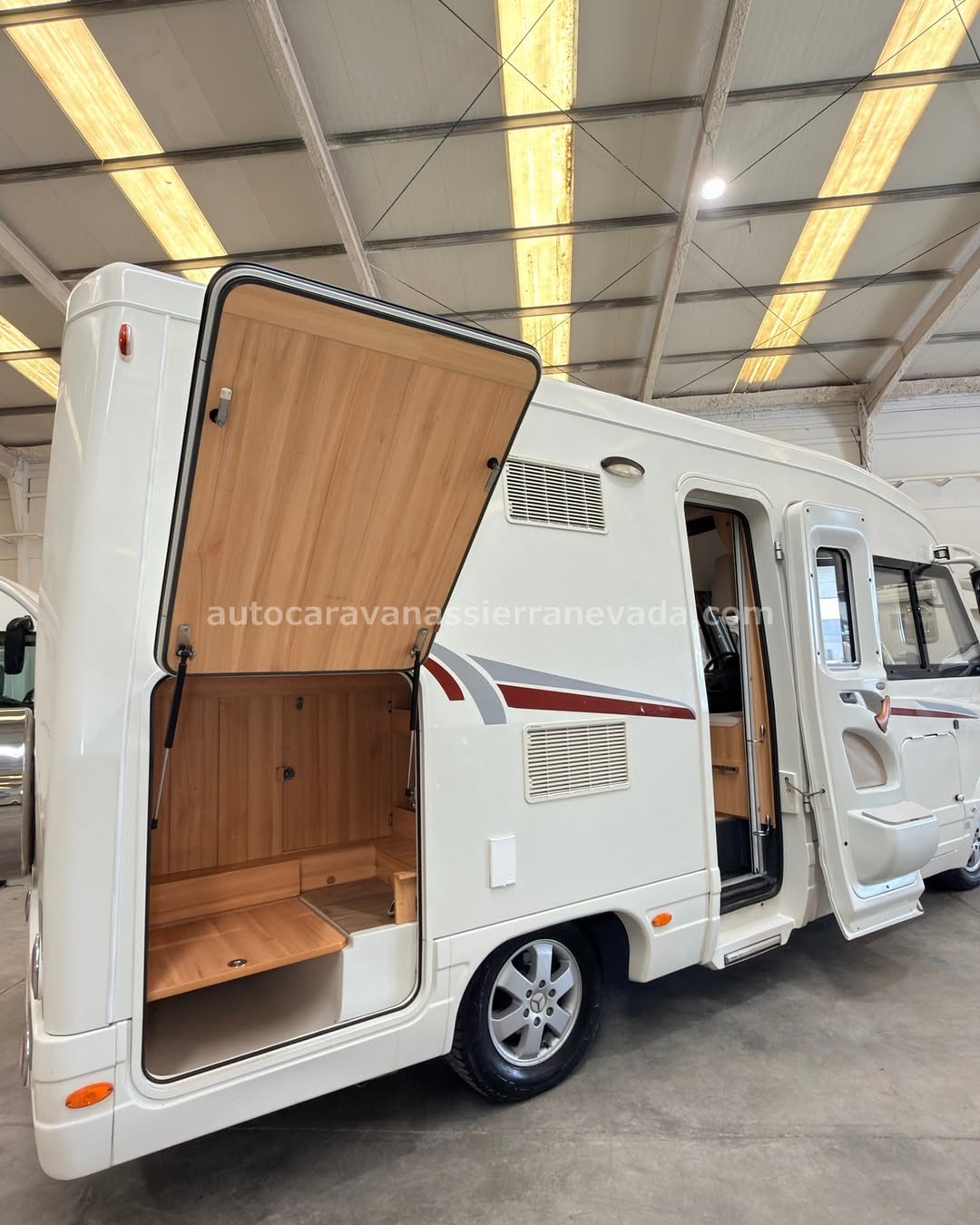 E25/57 AUTOCARAVANA INTEGRAL LE VOYAGEUR LXV575 En Autocaravanas Sierra Nevada llevamos más de 22 años ayudando a nuestros clientes a cumplir el sueño de viajar con libertad. Cada vehículo es revisado y reacondicionado a fondo, cuidando cada detalle para que luzca, funcione y se sienta como nuevo, preparado para ofrecer años de fiabilidad y disfrute. Para más información o precio 💵 consulté en nuestra web www.autocaravanassierranevada.com o haga click 👉🖱️ en nuestro enlace ⬇️👇 https://autocaravanassierranevada.com/autocaravanas/le-voyageur-lxv575-e26-57/ ¿Quieres pagar a plazos? Llama y te informamos sin compromiso 📞617 79 57 19 📞687 85 35 11 EQUIPAMIENTO Y EXTRAS 👇 MOTOR: MERCEDES 3.0 DCI 190CV AÑO: 2011 KM: 187.000 Medidas exteriores: 6,30m x 2,90m Plazas: 4 Extras y Equipamiento: Medidas maletero doble portón: (2,18m x 0,58m x 0,28m) Camas (Colgante eléctrica en cabina) Aire acondicionado (de motor) Airbag(conductor) Velocidad de Crucero ASR (Sistema antiderrapaje) SRS Cierre centralizado(en cabina) Elevalunas eléctricos (conductor) Espejos eléctricos Equipo Multimedia Asientos giratorios Oscurecedores REMIS en cabina completa Mosquiteras en ventanas, claraboyas y puerta principal Claraboyas transparentes y claraboya xxl en salón Frigo DOMETIC (220v, Gas, 12v, Auto) 154L Extractor de humos Ducha con mampara dentro de aseo 1 Batería de 95ah. 1 Placa Solar de 100w Calefacción caldera Alde Escalón eléctrico de aluminio Ducha exterior Maleteros laterales extraíbles Rueda de repuesto Neumáticos reforzados especial camper www.autocaravanassierranevada.com #autocaravanasgranada #autocaravanaocasion #autocaravanasdeocasion #ventaautocaravana #compraautocaravana #autocaravanabarata #caravaningandalucia #autocaravanasur #granadaturismo #granadaocasion #andaluciavanlife #vanlife #camperlife #motorhome #campervan #viajarenautocaravana #caravaninglife #aventuraenruta #viajeslibres #escapadarural #naturalezaylibertad #viajarporelmundo #rutavanlife #descubreespaña