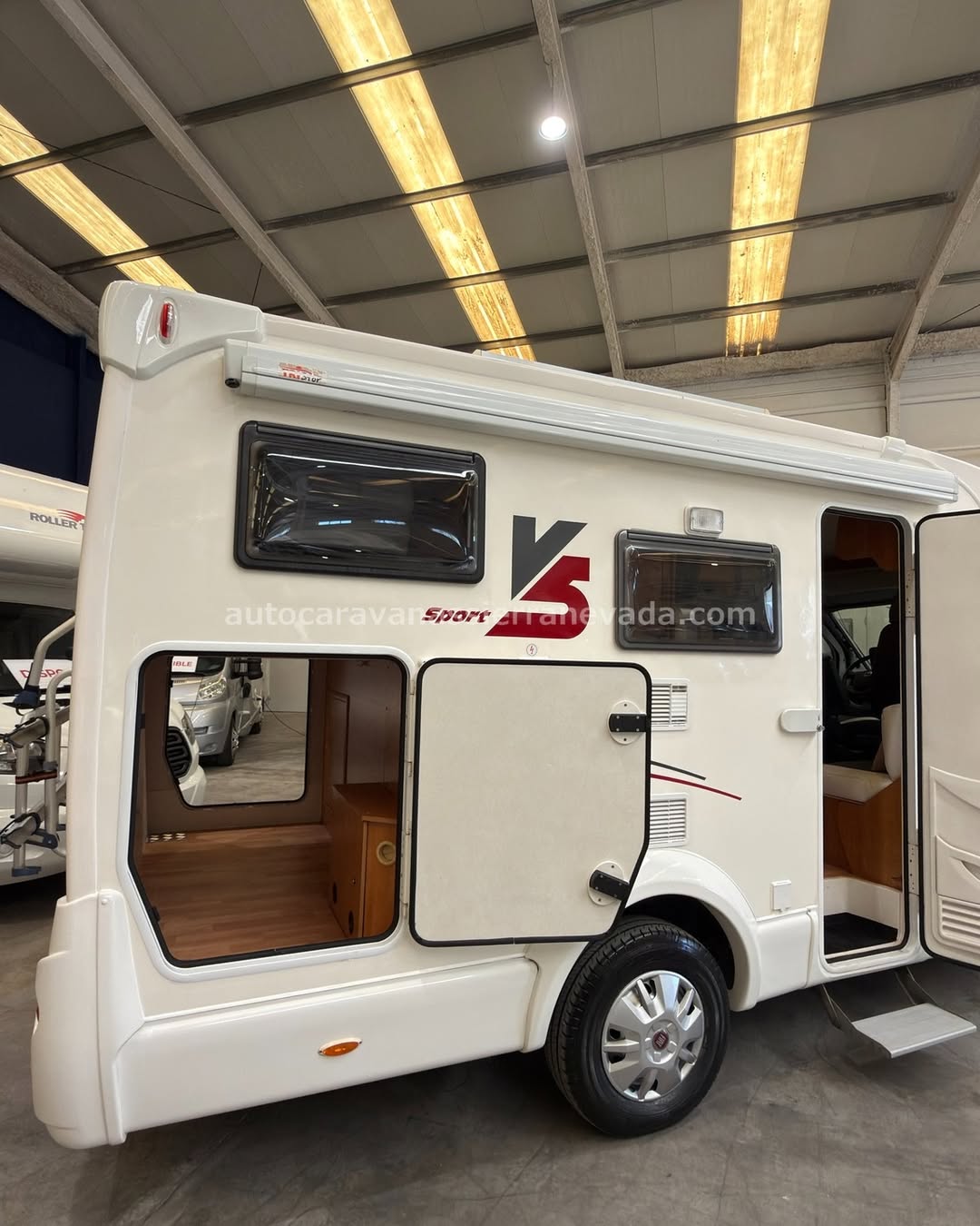 E26/02 AUTOCARAVANA PERFILADA JOINT V5 En Autocaravanas Sierra Nevada llevamos más de 22 años ayudando a nuestros clientes a cumplir el sueño de viajar con libertad. Cada vehículo es revisado y reacondicionado a fondo, cuidando cada detalle para que luzca, funcione y se sienta como nuevo, preparado para ofrecer años de fiabilidad y disfrute. Para más información o precio 💵 consulté en nuestra web www.autocaravanassierranevada.com o haga click 👉🖱️ en nuestro enlace ⬇️👇 https://autocaravanassierranevada.com/autocaravanas/joint-v5-e26-02/ ¿Quieres pagar a plazos? Llama y te informamos sin compromiso 📞617 79 57 19 📞687 85 35 11 EQUIPAMIENTO Y EXTRAS 👇 MOTOR: FIAT DUCATO 2.3 MULTIJET 130cv AÑO: 2009 KM: 65.000 Medidas exteriores: 6,30m x 2,90m Plazas: 4 Extras y Equipamiento: * Medida maletero con doble acceso: (2,00m x 0,93m x 0,95m) * Camas (Transversal Salón convertible) Aire acondicionado de motor Airbag (conductor) ASR Cierre centralizado (cabina) Espejos eléctricos Elevalunas eléctricos Equipo Multimedia Oscurecedores REMIS en cabina Asientos Giratorios Mosquiteras en ventanas y claraboyas Claraboyas transparentes y claraboya XXL en salón Frigo DOMETIC (220v, Gas, 12v, Auto) 78L capacidad Ducha con mampara dentro de aseo Batería de 95ah 1 Placa solar 100w Calefacción truma combi TV 12 V. Escalon de aluminio manual Toldo TRISTOR de 2.95m Portabicis para 2 Neumáticos reforzados especial camper www.autocaravanassierranevada.com #autocaravanasgranada #autocaravanaocasion #autocaravanasdeocasion #ventaautocaravana #compraautocaravana #autocaravanabarata #caravaningandalucia #autocaravanasur #granadaturismo #granadaocasion #andaluciavanlife #vanlife #camperlife #motorhome #campervan #viajarenautocaravana #caravaninglife #aventuraenruta #viajeslibres #escapadarural #naturalezaylibertad #viajarporelmundo #rutavanlife #descubreespaña