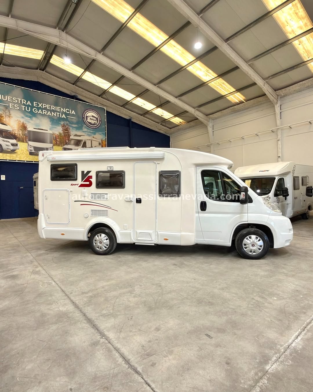 E26/02 AUTOCARAVANA PERFILADA JOINT V5

En Autocaravanas Sierra Nevada llevamos más de 22 años ayudando a nuestros clientes a cumplir el sueño de viajar con libertad.

Cada vehículo es revisado y reacondicionado a fondo, cuidando cada detalle para que luzca, funcione y se sienta como nuevo, preparado para ofrecer años de fiabilidad y disfrute.

Para más información o precio 💵 consulté en nuestra web www.autocaravanassierranevada.com

o haga click 👉🖱️ en nuestro enlace ⬇️👇

https://autocaravanassierranevada.com/autocaravanas/joint-v5-e26-02/

¿Quieres pagar a plazos?
Llama y te informamos sin compromiso

📞617 79 57 19
📞687 85 35 11

EQUIPAMIENTO Y EXTRAS 👇

MOTOR: FIAT DUCATO 2.3 MULTIJET 130cv
AÑO: 2009
KM: 65.000
Medidas exteriores: 6,30m x 2,90m
Plazas: 4

Extras y Equipamiento:

* Medida maletero con doble acceso: (2,00m x 0,93m x 0,95m)
* Camas (Transversal Salón convertible)

Aire acondicionado de motor
Airbag (conductor)
ASR
Cierre centralizado (cabina)
Espejos eléctricos
Elevalunas eléctricos
Equipo Multimedia
Oscurecedores REMIS en cabina
Asientos Giratorios
Mosquiteras en ventanas y claraboyas
Claraboyas transparentes y claraboya XXL en salón
Frigo DOMETIC (220v, Gas, 12v, Auto) 78L capacidad
Ducha con mampara dentro de aseo
Batería de 95ah
1 Placa solar 100w
Calefacción truma combi
TV 12 V.
Escalon de aluminio manual
Toldo TRISTOR de 2.95m
Portabicis para 2
Neumáticos reforzados especial camper

www.autocaravanassierranevada.com

#autocaravanasgranada
#autocaravanaocasion
#autocaravanasdeocasion
#ventaautocaravana
#compraautocaravana
#autocaravanabarata
#caravaningandalucia
#autocaravanasur
#granadaturismo
#granadaocasion
#andaluciavanlife
#vanlife
#camperlife
#motorhome
#campervan
#viajarenautocaravana
#caravaninglife
#aventuraenruta
#viajeslibres
#escapadarural
#naturalezaylibertad
#viajarporelmundo
#rutavanlife
#descubreespaña