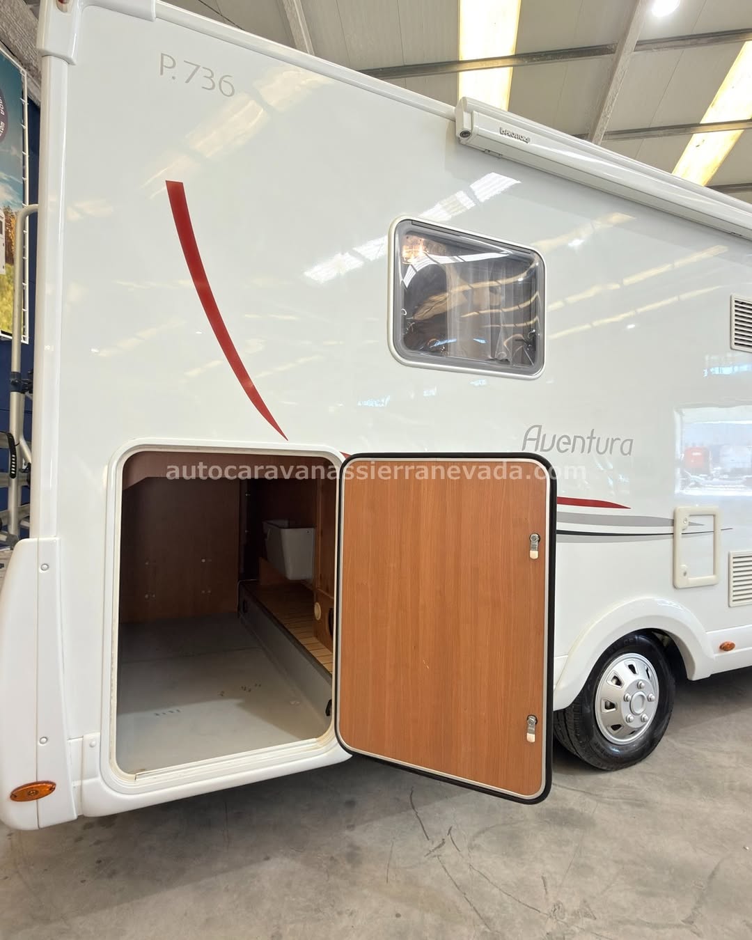 E26/06 AUTOCARAVANA PERFILADA PILOTE AVENTURA P736 En Autocaravanas Sierra Nevada llevamos más de 22 años ayudando a nuestros clientes a cumplir el sueño de viajar con libertad. Cada vehículo es revisado y reacondicionado a fondo, cuidando cada detalle para que luzca, funcione y se sienta como nuevo, preparado para ofrecer años de fiabilidad y disfrute. Para más información o precio 💵 consulté en nuestra web www.autocaravanassierranevada.com o haga click 👉🖱️ en nuestro enlace ⬇️👇 https://autocaravanassierranevada.com/autocaravanas/pilote-aventura-p736-e26-06/ ¿Quieres pagar a plazos? Llama y te informamos sin compromiso 📞617 79 57 19 📞687 85 35 11 EQUIPAMIENTO Y EXTRAS 👇 MOTOR: FIAT DUCATO 2.3 MULTIJET 130cv AÑO: 2011 KM: 75.000 Medidas exteriores: 7,30m x 2,90m Plazas: 4 Extras y Equipamiento: * Medida maletero: (1,85m x 1,00m x 0,90m) * Camas (Colgante eléctrica en salón/ Isla) Aire acondicionado de motor Airbag (conductor) Velocidad de crucero Cierre centralizado Espejos eléctricos Elevalunas eléctricos Equipo Multimedia Asientos Giratorios Oscurecedores REMIS en cabina Mosquiteras en ventanas y claraboyas Ventana PRACTICABLE con mosquitera en puerta principal Claraboyas transparentes y Claraboya panoramica xxl en cabina Frigo THETFORD (220v, Gas, 12v, Auto) 150L capacidad Extractor de humos Ducha con mampara separada de aseo Batería de 95 ah 1 Placa solar 100w Calefacción Truma Combi TV 12 V Escalón doble peldaño integrado Toldo PROSTOR de 3m Patas estabilizadoras Portabicis para 3 Neumáticos reforzados especial camper www.autocaravanassierranevada.com #autocaravanasgranada #autocaravanaocasion #autocaravanasdeocasion #ventaautocaravana #compraautocaravana #autocaravanabarata #caravaningandalucia #autocaravanasur #granadaturismo #granadaocasion #andaluciavanlife #vanlife #camperlife #motorhome #campervan #viajarenautocaravana #caravaninglife #aventuraenruta #viajeslibres #escapadarural #naturalezaylibertad #viajarporelmundo #rutavanlife #descubreespaña