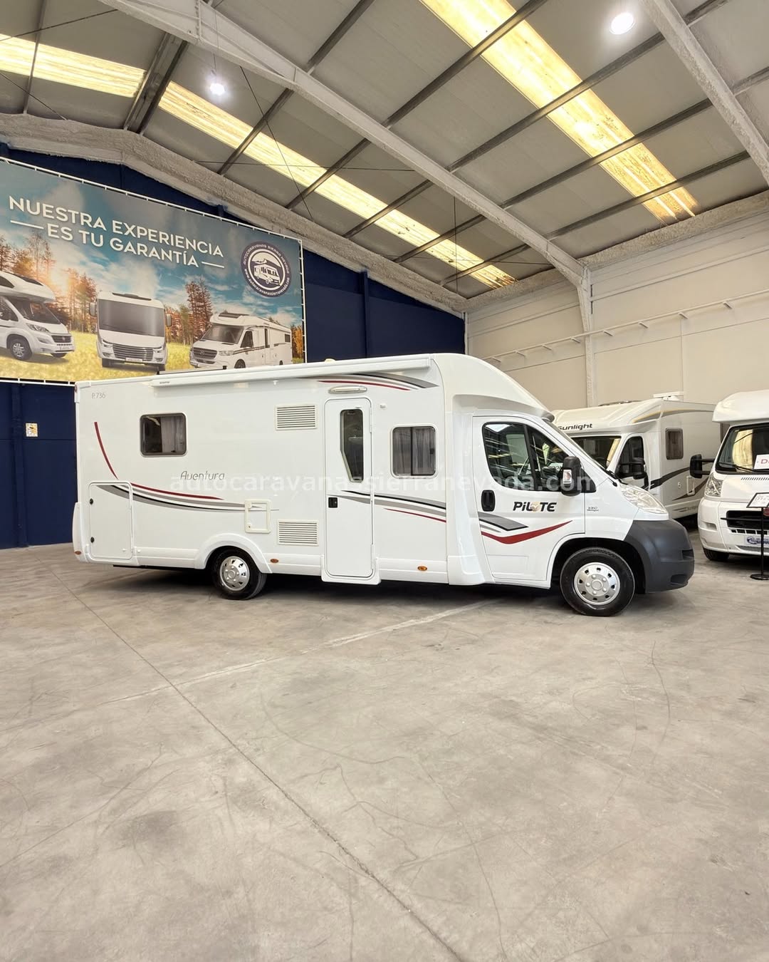 E26/06 AUTOCARAVANA PERFILADA PILOTE AVENTURA P736

En Autocaravanas Sierra Nevada llevamos más de 22 años ayudando a nuestros clientes a cumplir el sueño de viajar con libertad.

Cada vehículo es revisado y reacondicionado a fondo, cuidando cada detalle para que luzca, funcione y se sienta como nuevo, preparado para ofrecer años de fiabilidad y disfrute.

Para más información o precio 💵 consulté en nuestra web www.autocaravanassierranevada.com

o haga click 👉🖱️ en nuestro enlace ⬇️👇

https://autocaravanassierranevada.com/autocaravanas/pilote-aventura-p736-e26-06/

¿Quieres pagar a plazos?
Llama y te informamos sin compromiso

📞617 79 57 19
📞687 85 35 11

EQUIPAMIENTO Y EXTRAS 👇

MOTOR: FIAT DUCATO 2.3 MULTIJET 130cv
AÑO: 2011
KM: 75.000
Medidas exteriores: 7,30m x 2,90m
Plazas: 4

Extras y Equipamiento:

* Medida maletero: (1,85m x 1,00m x 0,90m)
* Camas (Colgante eléctrica en salón/ Isla)

Aire acondicionado de motor
Airbag (conductor)
Velocidad de crucero
Cierre centralizado
Espejos eléctricos
Elevalunas eléctricos
Equipo Multimedia
Asientos Giratorios
Oscurecedores REMIS en cabina
Mosquiteras en ventanas y claraboyas
Ventana PRACTICABLE con mosquitera en puerta principal
Claraboyas transparentes y Claraboya panoramica xxl en cabina
Frigo THETFORD (220v, Gas, 12v, Auto) 150L capacidad
Extractor de humos
Ducha con mampara separada de aseo
Batería de 95 ah
1 Placa solar 100w
Calefacción Truma Combi
TV 12 V
Escalón doble peldaño integrado
Toldo PROSTOR de 3m
Patas estabilizadoras
Portabicis para 3
Neumáticos reforzados especial camper

www.autocaravanassierranevada.com

#autocaravanasgranada
#autocaravanaocasion
#autocaravanasdeocasion
#ventaautocaravana
#compraautocaravana
#autocaravanabarata
#caravaningandalucia
#autocaravanasur
#granadaturismo
#granadaocasion
#andaluciavanlife
#vanlife
#camperlife
#motorhome
#campervan
#viajarenautocaravana
#caravaninglife
#aventuraenruta
#viajeslibres
#escapadarural
#naturalezaylibertad
#viajarporelmundo
#rutavanlife
#descubreespaña