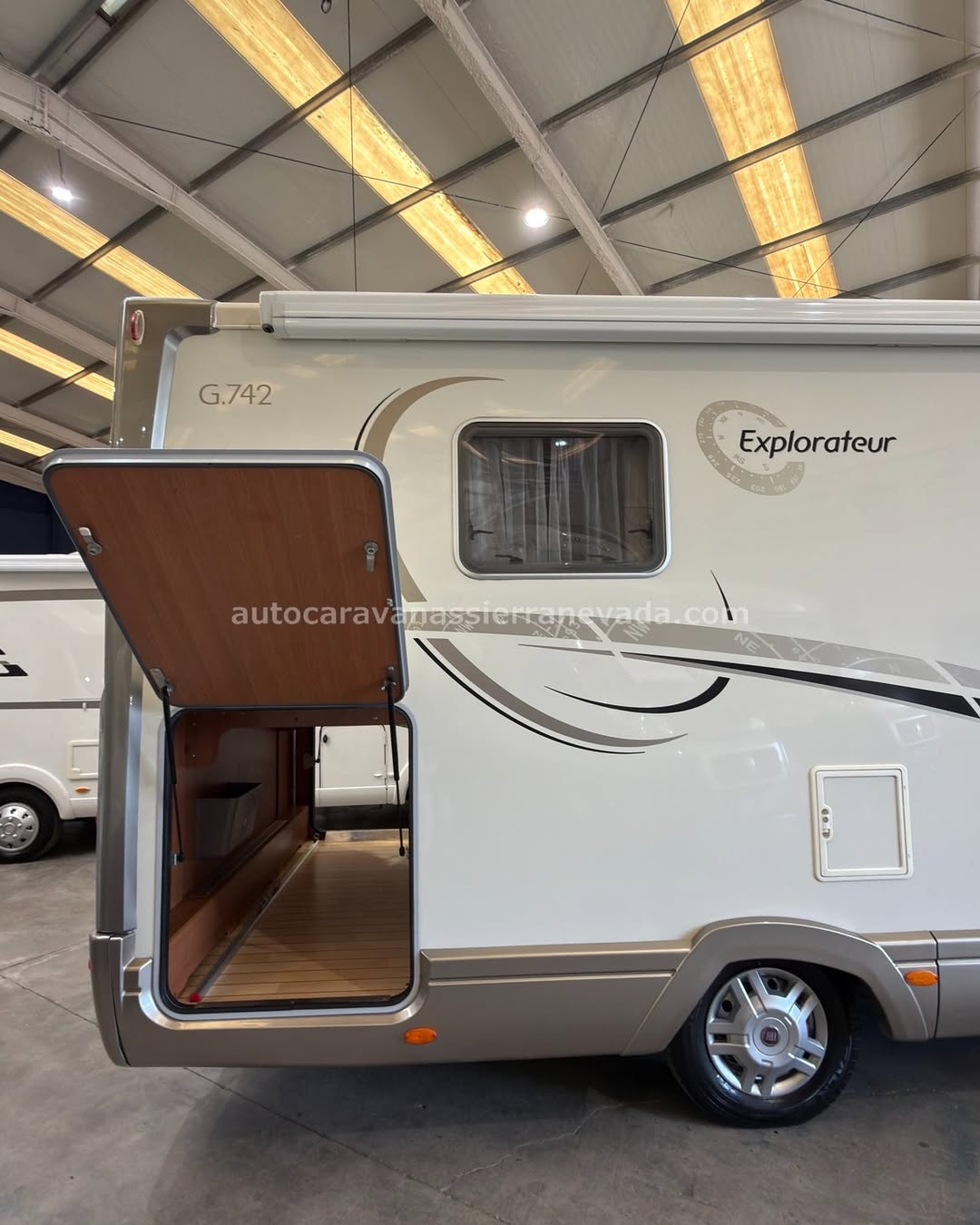 E26/12 AUTOCARAVANA INTEGRAL PILOTE EXPLORATEUR G742 En Autocaravanas Sierra Nevada llevamos más de 22 años ayudando a nuestros clientes a cumplir el sueño de viajar con libertad. Cada vehículo es revisado y reacondicionado a fondo, cuidando cada detalle para que luzca, funcione y se sienta como nuevo, preparado para ofrecer años de fiabilidad y disfrute. Para más información o precio 💵 consulté en nuestra web www.autocaravanassierranevada.com o haga click 👉🖱️ en nuestro enlace ⬇️👇 https://autocaravanassierranevada.com/autocaravanas/pilote-explorateur-g742-e26-12/ ¿Quieres pagar a plazos? Llama y te informamos sin compromiso 📞617 79 57 19 📞687 85 35 11 EQUIPAMIENTO Y EXTRAS 👇 MOTOR: FIAT DUCATO 2.3 MULTIJET 130cv AÑO: 2011 KM: 80.000 Medidas exteriores: 7,30m x 2,95m Plazas: 4 Extras y Equipamiento: * Medida maletero con doble acceso: (2,25m x 1,00m x 0,90m) * Camas (Isla/Colgante en cabina) CHASIS ALKO Aire acondicionado de motor Espejos eléctricos Elevalunas eléctricos (conductor) Equipo Multimedia Cámara de Visión Trasera Oscurecedores REMIS en cabina Asientos Giratorios Mosquiteras en ventanas, claraboyas y puerta principal Claraboyas transparentes y claraboya XXL en salón Climatizador a 12V Frigo DOMETIC (220v, Gas, 12v, Auto) 154L capacidad Horno a gas Extractor de humos Ducha con mampara separada de aseo Batería de 100ah 1 Placa solar 100w Calefacción Alde 2 TV a 12 V. Escalon eléctrico de aluminio Toldo de 4m Ducha exterior Neumáticos reforzados especial camper www.autocaravanassierranevada.com #autocaravanasgranada #autocaravanaocasion #autocaravanasdeocasion #ventaautocaravana #compraautocaravana #autocaravanabarata #caravaningandalucia #autocaravanasur #granadaturismo #granadaocasion #andaluciavanlife #vanlife #camperlife #motorhome #campervan #viajarenautocaravana #caravaninglife #aventuraenruta #viajeslibres #escapadarural #naturalezaylibertad #viajarporelmundo #rutavanlife #descubreespaña