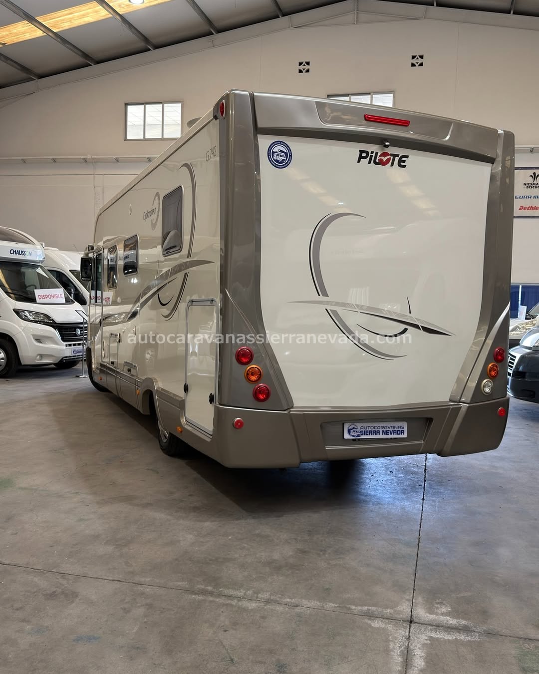 E26/12 AUTOCARAVANA INTEGRAL PILOTE EXPLORATEUR G742

En Autocaravanas Sierra Nevada llevamos más de 22 años ayudando a nuestros clientes a cumplir el sueño de viajar con libertad.

Cada vehículo es revisado y reacondicionado a fondo, cuidando cada detalle para que luzca, funcione y se sienta como nuevo, preparado para ofrecer años de fiabilidad y disfrute.

Para más información o precio 💵 consulté en nuestra web www.autocaravanassierranevada.com

o haga click 👉🖱️ en nuestro enlace ⬇️👇

https://autocaravanassierranevada.com/autocaravanas/pilote-explorateur-g742-e26-12/

¿Quieres pagar a plazos?
Llama y te informamos sin compromiso

📞617 79 57 19
📞687 85 35 11

EQUIPAMIENTO Y EXTRAS 👇

MOTOR: FIAT DUCATO 2.3 MULTIJET 130cv
AÑO: 2011
KM: 80.000
Medidas exteriores: 7,30m x 2,95m
Plazas: 4

Extras y Equipamiento:

* Medida maletero con doble acceso: (2,25m x 1,00m x 0,90m)
* Camas (Isla/Colgante en cabina)
CHASIS ALKO

Aire acondicionado de motor
Espejos eléctricos
Elevalunas eléctricos (conductor)
Equipo Multimedia
Cámara de Visión Trasera
Oscurecedores REMIS en cabina
Asientos Giratorios
Mosquiteras en ventanas, claraboyas y puerta principal
Claraboyas transparentes y claraboya XXL en salón
Climatizador a 12V
Frigo DOMETIC (220v, Gas, 12v, Auto) 154L capacidad
Horno a gas
Extractor de humos
Ducha con mampara separada de aseo
Batería de 100ah
1 Placa solar 100w
Calefacción Alde
2 TV a 12 V.
Escalon eléctrico de aluminio
Toldo de 4m
Ducha exterior
Neumáticos reforzados especial camper
www.autocaravanassierranevada.com

#autocaravanasgranada
#autocaravanaocasion
#autocaravanasdeocasion
#ventaautocaravana
#compraautocaravana
#autocaravanabarata
#caravaningandalucia
#autocaravanasur
#granadaturismo
#granadaocasion
#andaluciavanlife
#vanlife
#camperlife
#motorhome
#campervan
#viajarenautocaravana
#caravaninglife
#aventuraenruta
#viajeslibres
#escapadarural
#naturalezaylibertad
#viajarporelmundo
#rutavanlife
#descubreespaña