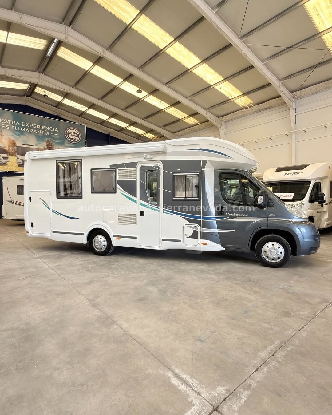 E26/20 AUTOCARAVANA PERFILADA CHAUSSON WELCOME 79EB

En Autocaravanas Sierra Nevada llevamos más de 22 años ayudando a nuestros clientes a cumplir el sueño de viajar con libertad.

Cada vehículo es revisado y reacondicionado a fondo, cuidando cada detalle para que luzca, funcione y se sienta como nuevo, preparado para ofrecer años de fiabilidad y disfrute.

Para más información o precio 💵 consulté en nuestra web www.autocaravanassierranevada.com

o haga click 👉🖱️ en nuestro enlace ⬇️👇

https://autocaravanassierranevada.com/autocaravanas/challenger-mageo-118/

¿Quieres pagar a plazos?
Llama y te informamos sin compromiso

📞617 79 57 19
📞687 85 35 11

EQUIPAMIENTO Y EXTRAS 👇

MOTOR: FIAT DUCATO 2.3 MULTIJET 130cv
AÑO: 2013
KM: 42.000
Medidas exteriores: 7,00m x 2,90m
Plazas: 4

Extras y Equipamiento:

* Medida maletero con doble acceso: (2,15m x 0,90m x 1,20m)
* Camas (Isla elevable eléctrica/ Colgante eléctrica en salón)

Aire acondicionado de motor
Airbag (conductor y copiloto)
Cierre centralizado (cabina)
Espejos eléctricos
Velocidad de Crucero
Elevalunas eléctricos
Equipo Multimedia
Sensor de aparcamiento
Oscurecedores REMIS en cabina
Asientos Giratorios
Mosquiteras en ventanas y claraboyas
Ventana PRACTICABLE con mosquitera en puerta principal
Claraboya panorámica XXL en cabina
TurboVent
Frigo DOMETIC (220v, Gas, 12v, Auto) 190L capacidad
Ducha con mampara separada de aseo
Inversor 2000w
Batería de 95ah
1 Placa solar 100w
Calefacción webasto por diesel
TV 12 V.
Escalon doble peldaño integrado
Toldo THULE de 4m
Portabicis para 3
Neumáticos reforzados especial camper

www.autocaravanassierranevada.com

#autocaravanasgranada
#autocaravanaocasion
#autocaravanasdeocasion
#ventaautocaravana
#compraautocaravana
#autocaravanabarata
#caravaningandalucia
#autocaravanasur
#granadaturismo
#granadaocasion
#andaluciavanlife
#vanlife
#camperlife
#motorhome
#campervan
#viajarenautocaravana
#caravaninglife
#aventuraenruta
#viajeslibres
#escapadarural
#naturalezaylibertad
#viajarporelmundo
#rutavanlife
#descubreespaña