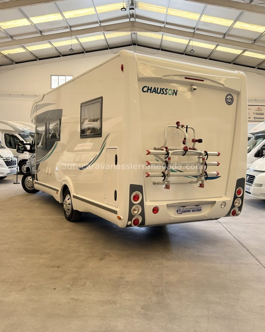 E26/20 AUTOCARAVANA PERFILADA CHAUSSON WELCOME 79EB En Autocaravanas Sierra Nevada llevamos más de 22 años ayudando a nuestros clientes a cumplir el sueño de viajar con libertad. Cada vehículo es revisado y reacondicionado a fondo, cuidando cada detalle para que luzca, funcione y se sienta como nuevo, preparado para ofrecer años de fiabilidad y disfrute. Para más información o precio 💵 consulté en nuestra web www.autocaravanassierranevada.com o haga click 👉🖱️ en nuestro enlace ⬇️👇 https://autocaravanassierranevada.com/autocaravanas/challenger-mageo-118/ ¿Quieres pagar a plazos? Llama y te informamos sin compromiso 📞617 79 57 19 📞687 85 35 11 EQUIPAMIENTO Y EXTRAS 👇 MOTOR: FIAT DUCATO 2.3 MULTIJET 130cv AÑO: 2013 KM: 42.000 Medidas exteriores: 7,00m x 2,90m Plazas: 4 Extras y Equipamiento: * Medida maletero con doble acceso: (2,15m x 0,90m x 1,20m) * Camas (Isla elevable eléctrica/ Colgante eléctrica en salón) Aire acondicionado de motor Airbag (conductor y copiloto) Cierre centralizado (cabina) Espejos eléctricos Velocidad de Crucero Elevalunas eléctricos Equipo Multimedia Sensor de aparcamiento Oscurecedores REMIS en cabina Asientos Giratorios Mosquiteras en ventanas y claraboyas Ventana PRACTICABLE con mosquitera en puerta principal Claraboya panorámica XXL en cabina TurboVent Frigo DOMETIC (220v, Gas, 12v, Auto) 190L capacidad Ducha con mampara separada de aseo Inversor 2000w Batería de 95ah 1 Placa solar 100w Calefacción webasto por diesel TV 12 V. Escalon doble peldaño integrado Toldo THULE de 4m Portabicis para 3 Neumáticos reforzados especial camper www.autocaravanassierranevada.com #autocaravanasgranada #autocaravanaocasion #autocaravanasdeocasion #ventaautocaravana #compraautocaravana #autocaravanabarata #caravaningandalucia #autocaravanasur #granadaturismo #granadaocasion #andaluciavanlife #vanlife #camperlife #motorhome #campervan #viajarenautocaravana #caravaninglife #aventuraenruta #viajeslibres #escapadarural #naturalezaylibertad #viajarporelmundo #rutavanlife #descubreespaña