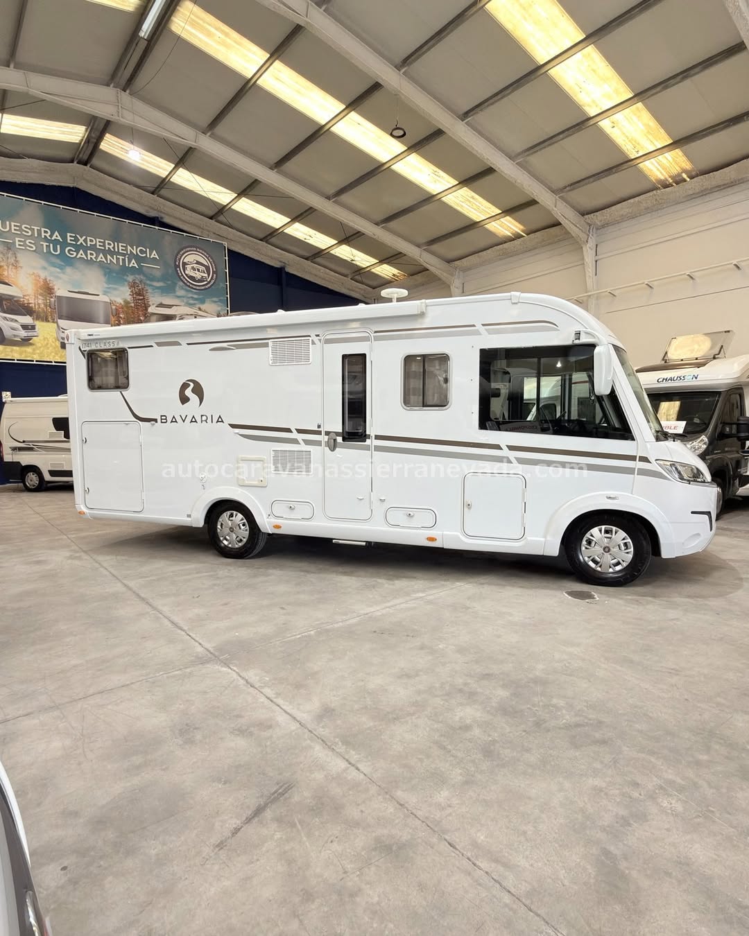 E26/21 AUTOCARAVANA INTEGRAL BAVARIA CLASS I741

En Autocaravanas Sierra Nevada llevamos más de 22 años ayudando a nuestros clientes a cumplir el sueño de viajar con libertad.

Cada vehículo es revisado y reacondicionado a fondo, cuidando cada detalle para que luzca, funcione y se sienta como nuevo, preparado para ofrecer años de fiabilidad y disfrute.

Para más información o precio 💵 consulté en nuestra web www.autocaravanassierranevada.com

o haga click 👉🖱️ en nuestro enlace ⬇️👇

https://autocaravanassierranevada.com/autocaravanas/bavaria-class-i741-e26-21/

¿Quieres pagar a plazos?
Llama y te informamos sin compromiso

📞617 79 57 19
📞687 85 35 11

EQUIPAMIENTO Y EXTRAS 👇

MOTOR: FIAT DUCATO 2.3 MULTIJET 150cv
AÑO: 2017
KM: 66.000
Medidas exteriores: 7,40m x 3,00m
Plazas: 5

Extras y Equipamiento:

* Medidas maletero doble portón : (2,20m x 1,40m x 1,20m)
* Camas(Isla/Salón Convertible/Colgante en cabina)
CHASIS ALKO

Aire acondicionado (de motor)
AirBag (conductor y copiloto)
Velocidad de Crucero
Cierre centralizado
Espejos eléctricos
Elevalunas eléctricos(en conductor)
Equipo Multimedia
Cámara de visión trasera
Asientos giratorios
Oscurecedores REMIS en cabina completa
Mosquiteras en ventanas ,claraboyas y puerta principal
Claraboya panorámica xxl en salón
Frigo DOMETIC (220v, Gas, 12v-auto) 160L
Extractor de Humos
Ducha con mampara separada de aseo
Batería de 100ah.
2 Placa Solar de 100w
TV 12v
Calefacción Alde
Escalón eléctrico de aluminio
Patas estabilizadoras Hidráulicas
Ducha exterior
Toldo THULE de 4m
Maleteros Laterales con acceso al doble suelo
Neumáticos reforzados especial camper

www.autocaravanassierranevada.com

#autocaravanasgranada
#autocaravanaocasion
#autocaravanasdeocasion
#ventaautocaravana
#compraautocaravana
#autocaravanabarata
#caravaningandalucia
#autocaravanasur
#granadaturismo
#granadaocasion
#andaluciavanlife
#vanlife
#camperlife
#motorhome
#campervan
#viajarenautocaravana
#caravaninglife
#aventuraenruta
#viajeslibres
#escapadarural
#naturalezaylibertad
#viajarporelmundo
#rutavanlife
#descubreespaña