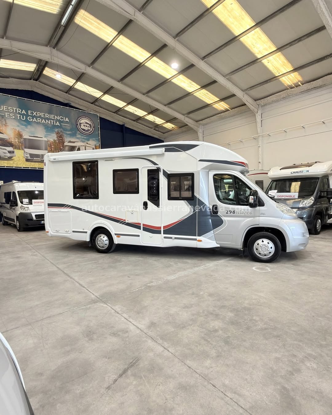 E26/24 AUTOCARAVANA PERFILADA CHALLENGER MAGEO 298 En Autocaravanas Sierra Nevada llevamos más de 22 años ayudando a nuestros clientes a cumplir el sueño de viajar con libertad. Cada vehículo es revisado y reacondicionado a fondo, cuidando cada detalle para que luzca, funcione y se sienta como nuevo, preparado para ofrecer años de fiabilidad y disfrute. Para más información o precio 💵 consulté en nuestra web www.autocaravanassierranevada.com o haga click 👉🖱️ en nuestro enlace ⬇️👇 https://autocaravanassierranevada.com/autocaravanas/challenger-mageo-298-e26-24/ ¿Quieres pagar a plazos? Llama y te informamos sin compromiso 📞617 79 57 19 📞687 85 35 11 EQUIPAMIENTO Y EXTRAS 👇 MOTOR: FIAT DUCATO 2.3 MULTIJET 130cv AÑO: 2014 KM: 77.000 Medidas exteriores: 6,95m x 2,85m Plazas: 4 Extras y Equipamiento: * Medida maletero: (1,20m x 0,81m x 0,69m) * Camas (Semi-isla/ Colgante eléctrica en salón) Aire acondicionado de motor Airbag (conductor y copiloto) Velocidad crucero Cierre centralizado Espejos eléctricos Elevalunas eléctricos (conductor y copiloto) Equipo Multimedia Sensor de aparcamiento Oscurecedores REMIS en cabina Asientos Giratorios Mosquiteras en ventanas, claraboyas y puerta principal Claraboyas transparentes y panorámica XXL en cabina TurboVent Frigo THETFORD (220v, Gas, 12v, Auto) 171L capacidad Horno a gas Ducha con mampara dentro de aseo Inversor 1500w Batería de 95ah 1 Placa solar 100w Calefacción webasto a gasoil Escalon doble peldaño integrado Toldo OMNISTOR THULE de 3,40m Portabicis para 2 Neumáticos reforzados especial camper www.autocaravanassierranevada.com #autocaravanasgranada #autocaravanaocasion #autocaravanasdeocasion #ventaautocaravana #compraautocaravana #autocaravanabarata #caravaningandalucia #autocaravanasur #granadaturismo #granadaocasion #andaluciavanlife #vanlife #camperlife #motorhome #campervan #viajarenautocaravana #caravaninglife #aventuraenruta #viajeslibres #escapadarural #naturalezaylibertad #viajarporelmundo #rutavanlife #descubreespaña