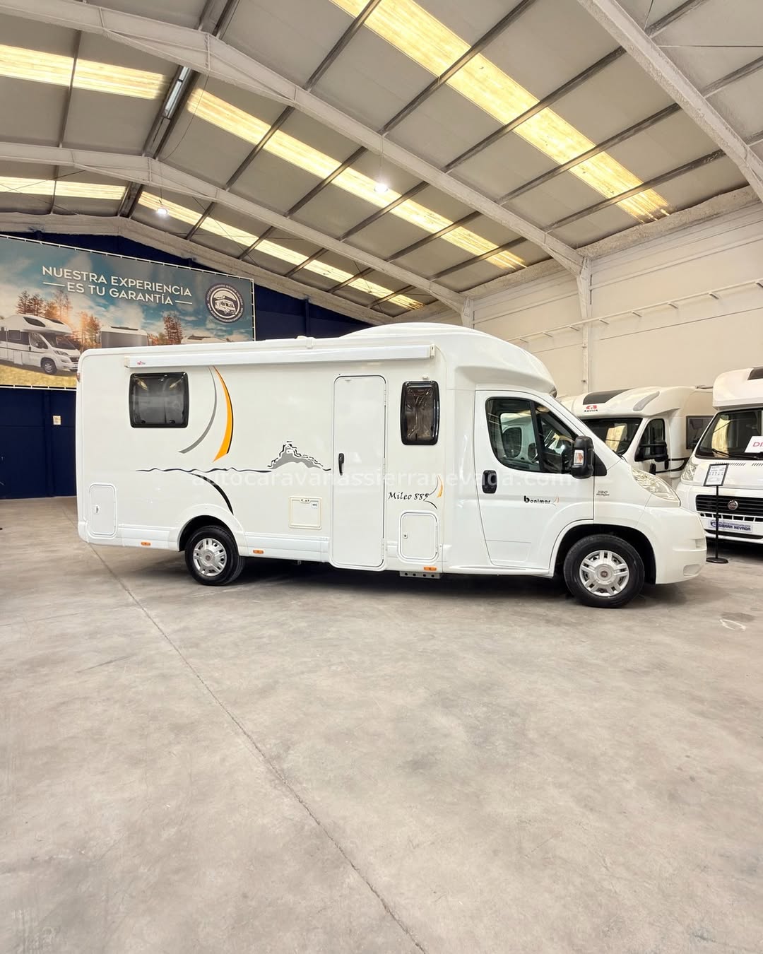 E26/27 AUTOCARAVANA PERFILADA BENIMAR MILEO 885 En Autocaravanas Sierra Nevada llevamos más de 22 años ayudando a nuestros clientes a cumplir el sueño de viajar con libertad. Cada vehículo es revisado y reacondicionado a fondo, cuidando cada detalle para que luzca, funcione y se sienta como nuevo, preparado para ofrecer años de fiabilidad y disfrute. Para más información o precio 💵 consulté en nuestra web www.autocaravanassierranevada.com o haga click 👉🖱️ en nuestro enlace ⬇️👇 https://autocaravanassierranevada.com/autocaravanas/benimar-mileo-885-e26-27/ ¿Quieres pagar a plazos? Llama y te informamos sin compromiso 📞617 79 57 19 📞687 85 35 11 EQUIPAMIENTO Y EXTRAS 👇 MOTOR: FIAT DUCATO 2.3 MULTIJET 130cv AÑO: 2011 KM: 84.000 Medidas exteriores: 6,70m x 2,80m Plazas: 4 Extras y Equipamiento: * Medidas maletero con doble portón : (2,15m x 1,40m x 0,70m) * Camas (Francesa Lateral/Salón convertible para 1) Aire acondicionado (de motor) Airbag(en conductor y copiloto) Velocidad de Crucero Cierre centralizado(en cabina) Espejos eléctricos Elevalunas eléctricos Equipo Multimedia Asientos giratorios Mosquiteras en ventanas, claraboyas y puerta principal Claraboyas transparentes y panorámica xxl en cabina y salón Frigo THETFORD (220v, Gas, 12v, Auto) 141L Ducha con mampara dentro de aseo Batería de 95ah. Placa Solar de 100w Calefacción webasto a gasoil TV a 12V. Escalón doble peldaño integrado Toldo TRISTOR de 3,5m Portabicis para 3 Neumáticos reforzados especial camper www.autocaravanassierranevada.com #autocaravanasgranada #autocaravanaocasion #autocaravanasdeocasion #ventaautocaravana #compraautocaravana #autocaravanabarata #caravaningandalucia #autocaravanasur #granadaturismo #granadaocasion #andaluciavanlife #vanlife #camperlife #motorhome #campervan #viajarenautocaravana #caravaninglife #aventuraenruta #viajeslibres #escapadarural #naturalezaylibertad #viajarporelmundo #rutavanlife #descubreespaña