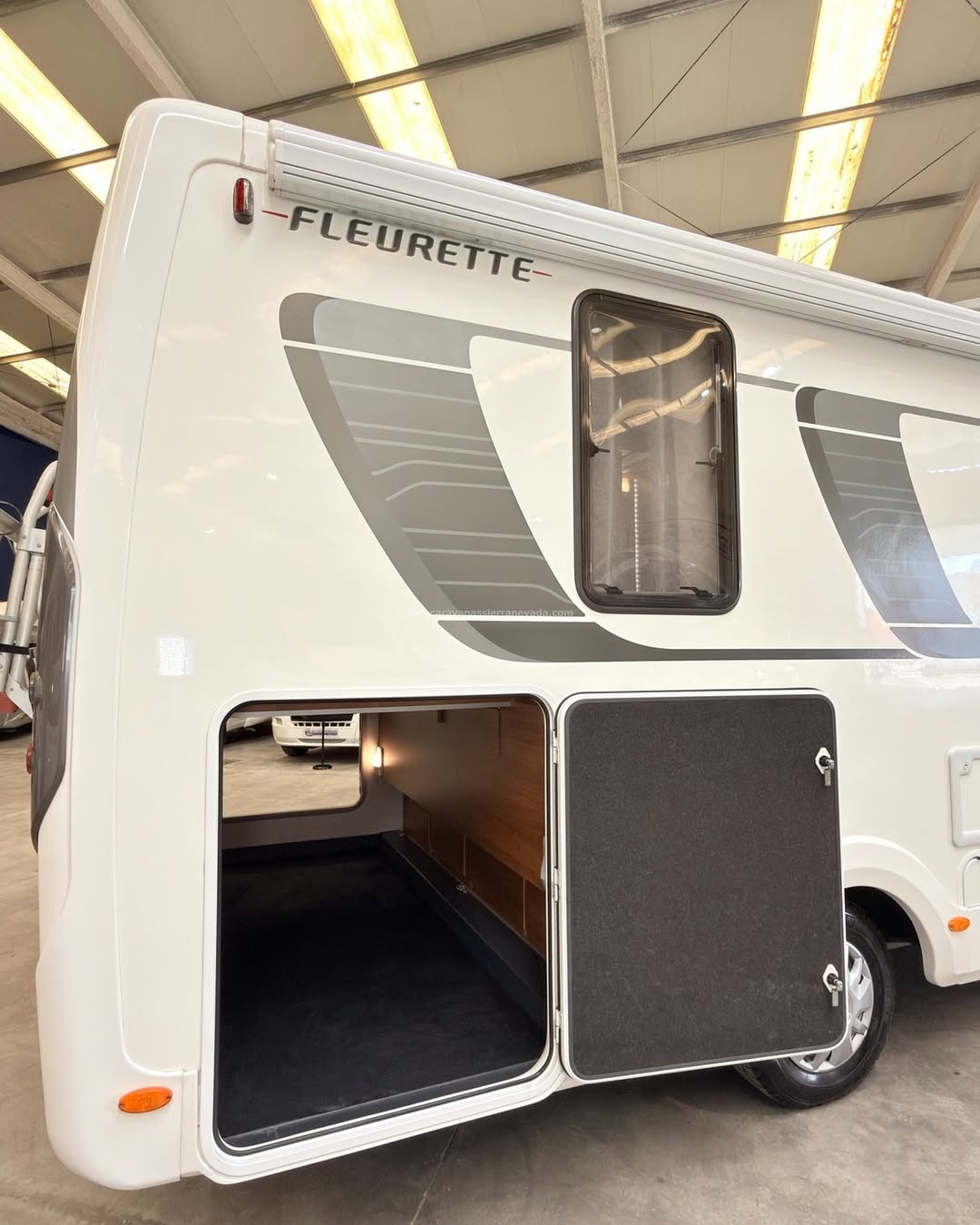 E26/28 AUTOCARAVANA INTEGRAL FLEURETTE DISCOVER 73LMS En Autocaravanas Sierra Nevada llevamos más de 22 años ayudando a nuestros clientes a cumplir el sueño de viajar con libertad. Cada vehículo es revisado y reacondicionado a fondo, cuidando cada detalle para que luzca, funcione y se sienta como nuevo, preparado para ofrecer años de fiabilidad y disfrute. Para más información o precio 💵 consulté en nuestra web www.autocaravanassierranevada.com o haga click 👉🖱️ en nuestro enlace ⬇️👇 https://autocaravanassierranevada.com/autocaravanas/fleurette-discover-73lms-e26-28/ ¿Quieres pagar a plazos? Llama y te informamos sin compromiso 📞617 79 57 19 📞687 85 35 11 EQUIPAMIENTO Y EXTRAS 👇 MOTOR: FIAT DUCATO 2.3 MULTIJET 150cv AÑO: 2015 KM: 30.000 Medidas exteriores: 7,40m x 2,90m Plazas: 4 Extras y Equipamiento: * Medidas maletero con doble portón : (2,15m x 1,10m x 0,90m) * Cama (Isla) CHASIS ALKO Aire acondicionado (de motor) Airbag(en conductor y copiloto) Velocidad de Crucero Cierre centralizado Espejos eléctricos Elevalunas eléctricos(conductor) Equipo Multimedia Cámara de visión trasera Asientos giratorios Oscurecedores REMIS en cabina completa Mosquiteras en ventanas ,claraboyas y puerta principal Claraboya xxl en salón Aire Acondicionado a 220v Marca Aventa Frigo DOMETIC (220v, Gas, 12v-auto) 160L Horno a gas Extractor de humos Ducha con mampara separada de aseo Batería de 100ah. Placa Solar de 100w Calefacción Truma Combi Escalón doble peldaño integrado Toldo FIAMMA de 4m Escalera trasera Portabicis para 2 Baca de aluminio Maleteros con acceso al doble suelo Neumáticos reforzados especial camper www.autocaravanassierranevada.com #autocaravanasgranada #autocaravanaocasion #autocaravanasdeocasion #ventaautocaravana #compraautocaravana #autocaravanabarata #caravaningandalucia #autocaravanasur #granadaturismo #granadaocasion #andaluciavanlife #vanlife #camperlife #motorhome #campervan #viajarenautocaravana #caravaninglife #aventuraenruta #viajeslibres #escapadarural #naturalezaylibertad #viajarporelmundo #rutavanlife #descubreespaña