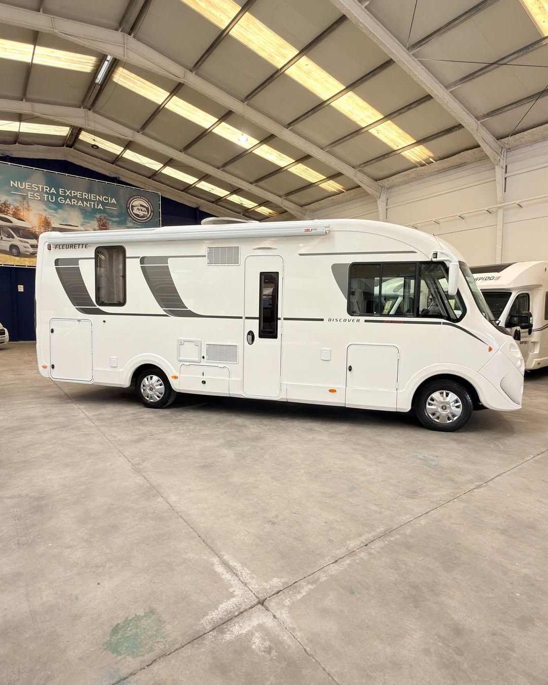 E26/28 AUTOCARAVANA INTEGRAL FLEURETTE DISCOVER 73LMS

En Autocaravanas Sierra Nevada llevamos más de 22 años ayudando a nuestros clientes a cumplir el sueño de viajar con libertad.

Cada vehículo es revisado y reacondicionado a fondo, cuidando cada detalle para que luzca, funcione y se sienta como nuevo, preparado para ofrecer años de fiabilidad y disfrute.

Para más información o precio 💵 consulté en nuestra web www.autocaravanassierranevada.com

o haga click 👉🖱️ en nuestro enlace ⬇️👇

https://autocaravanassierranevada.com/autocaravanas/fleurette-discover-73lms-e26-28/

¿Quieres pagar a plazos?
Llama y te informamos sin compromiso

📞617 79 57 19
📞687 85 35 11

EQUIPAMIENTO Y EXTRAS 👇

MOTOR: FIAT DUCATO 2.3 MULTIJET 150cv
AÑO: 2015
KM: 30.000
Medidas exteriores: 7,40m x 2,90m
Plazas: 4

Extras y Equipamiento:

* Medidas maletero con doble portón : (2,15m x 1,10m x 0,90m)
* Cama (Isla)
CHASIS ALKO

Aire acondicionado (de motor)
Airbag(en conductor y copiloto)
Velocidad de Crucero
Cierre centralizado
Espejos eléctricos
Elevalunas eléctricos(conductor)
Equipo Multimedia
Cámara de visión trasera
Asientos giratorios
Oscurecedores REMIS en cabina completa
Mosquiteras en ventanas ,claraboyas y puerta principal
Claraboya xxl en salón
Aire Acondicionado a 220v Marca Aventa
Frigo DOMETIC (220v, Gas, 12v-auto) 160L
Horno a gas
Extractor de humos
Ducha con mampara separada de aseo
Batería de 100ah.
Placa Solar de 100w
Calefacción Truma Combi
Escalón doble peldaño integrado
Toldo FIAMMA de 4m
Escalera trasera
Portabicis para 2
Baca de aluminio
Maleteros con acceso al doble suelo
Neumáticos reforzados especial camper

www.autocaravanassierranevada.com

#autocaravanasgranada
#autocaravanaocasion
#autocaravanasdeocasion
#ventaautocaravana
#compraautocaravana
#autocaravanabarata
#caravaningandalucia
#autocaravanasur
#granadaturismo
#granadaocasion
#andaluciavanlife
#vanlife
#camperlife
#motorhome
#campervan
#viajarenautocaravana
#caravaninglife
#aventuraenruta
#viajeslibres
#escapadarural
#naturalezaylibertad
#viajarporelmundo
#rutavanlife
#descubreespaña