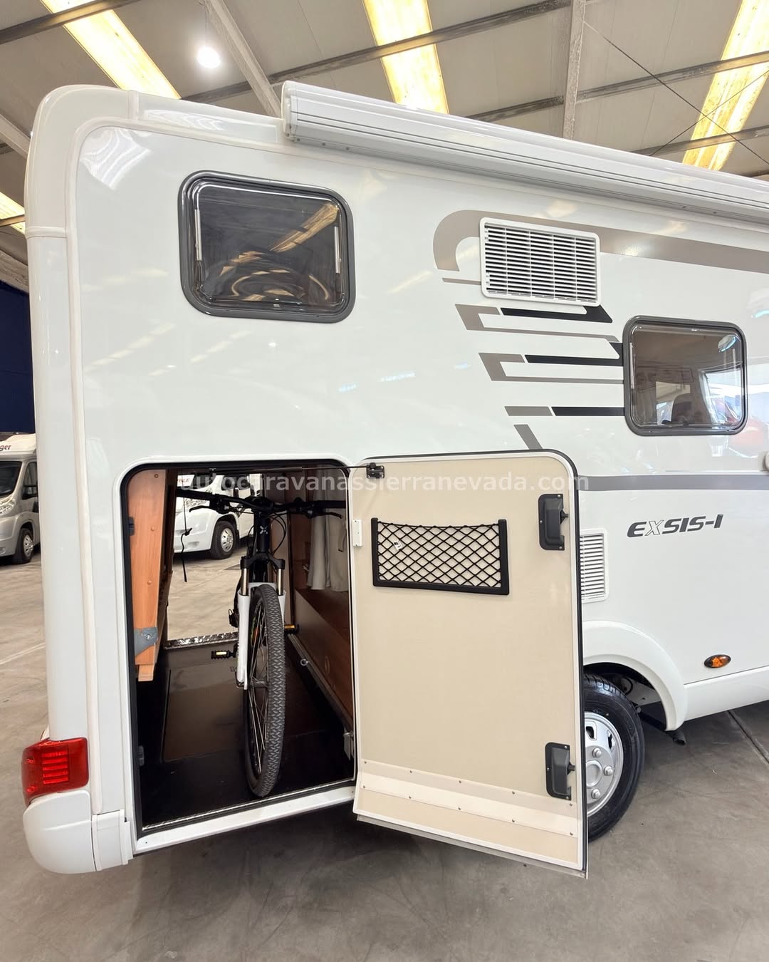 E26/33 AUTOCARAVANA INTEGRAL HYMER EXSIS EX 524 En Autocaravanas Sierra Nevada llevamos más de 22 años ayudando a nuestros clientes a cumplir el sueño de viajar con libertad. Cada vehículo es revisado y reacondicionado a fondo, cuidando cada detalle para que luzca, funcione y se sienta como nuevo, preparado para ofrecer años de fiabilidad y disfrute. Para más información o precio 💵 consulté en nuestra web www.autocaravanassierranevada.com o haga click 👉🖱️ en nuestro enlace ⬇️👇 https://autocaravanassierranevada.com/autocaravanas/hymer-exsis-ex-524-e26-33/ ¿Quieres pagar a plazos? Llama y te informamos sin compromiso 📞617 79 57 19 📞687 85 35 11 EQUIPAMIENTO Y EXTRAS 👇 MOTOR: FIAT DUCATO 2.3 MULTIJET 130cv AÑO: 2014 KM: 42.000 Medidas exteriores: 6,60m x 2,80m Plazas: 4 Extras y Equipamiento: * Medidas maletero con doble portón : (1,90m x 0,95m x 1,35m) * Camas (Literas/Colgante en cabina) CHASIS ALKO Aire acondicionado (de motor) Airbag(en conductor y copiloto) Velocidad de Crucero Elevalunas eléctricos (conductor) Espejos eléctricos Equipo Multimedia Asientos giratorios Cámara de visión trasera Oscurecedores REMIS de tela en luna y cortinas laterales Mosquiteras en ventanas, claraboyas y puerta principal Claraboyas transparentes y claraboya xxl en salón Frigo DOMETIC (220v, Gas, 12v, Auto) 160L Horno a gas Ducha con mampara dentro de aseo Batería de 95ah. Placa Solar de 100w Calefacción Truma combi Escalón eléctrico de aluminio Toldo FIAMMA de 3m 1 Cierre de seguridad Neumáticos reforzados especial camper www.autocaravanassierranevada.com #autocaravanasgranada #autocaravanaocasion #autocaravanasdeocasion #ventaautocaravana #compraautocaravana #autocaravanabarata #caravaningandalucia #autocaravanasur #granadaturismo #granadaocasion #andaluciavanlife #vanlife #camperlife #motorhome #campervan #viajarenautocaravana #caravaninglife #aventuraenruta #viajeslibres #escapadarural #naturalezaylibertad #viajarporelmundo #rutavanlife #descubreespaña