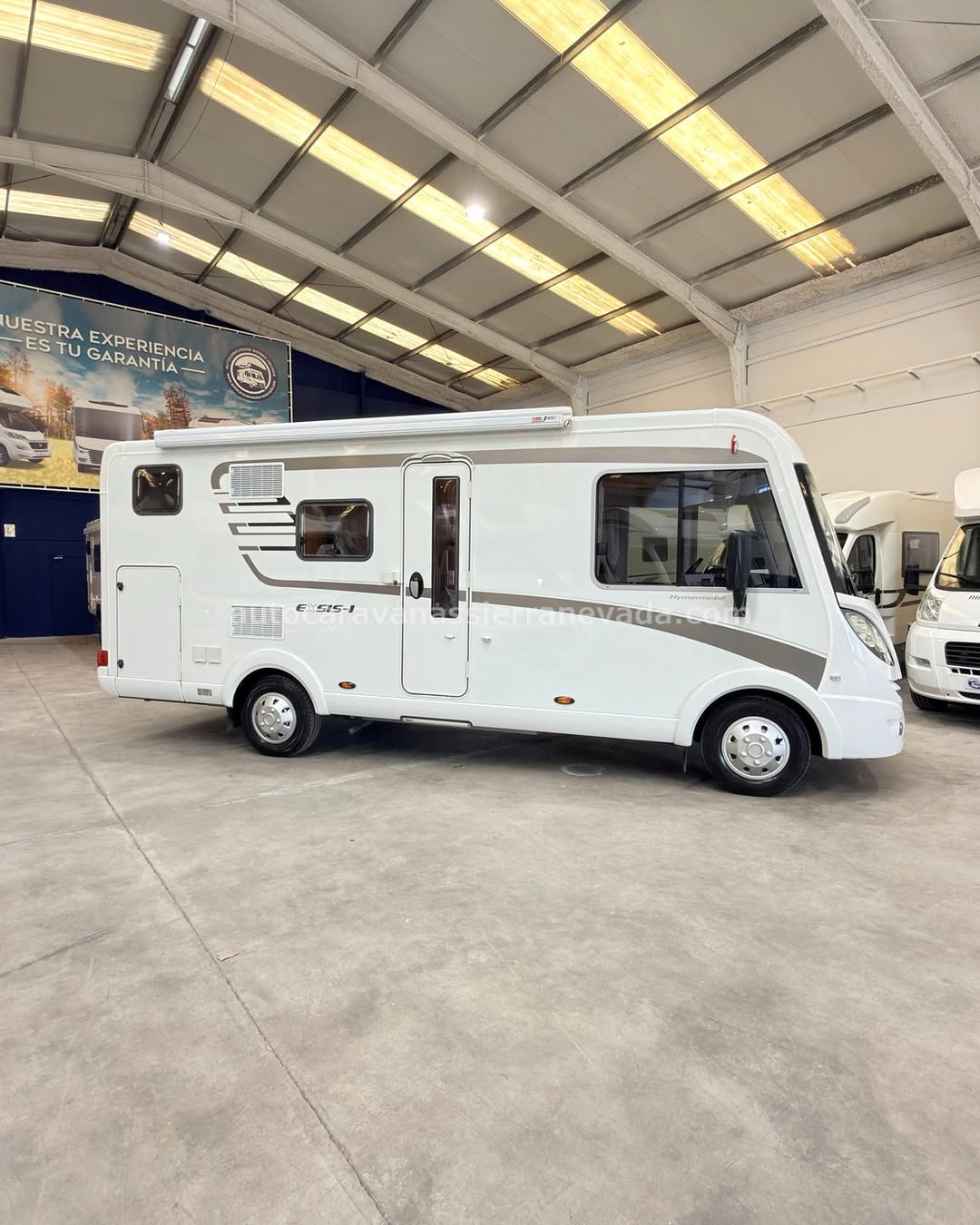 E26/33 AUTOCARAVANA INTEGRAL HYMER EXSIS EX 524 En Autocaravanas Sierra Nevada llevamos más de 22 años ayudando a nuestros clientes a cumplir el sueño de viajar con libertad. Cada vehículo es revisado y reacondicionado a fondo, cuidando cada detalle para que luzca, funcione y se sienta como nuevo, preparado para ofrecer años de fiabilidad y disfrute. Para más información o precio 💵 consulté en nuestra web www.autocaravanassierranevada.com o haga click 👉🖱️ en nuestro enlace ⬇️👇 https://autocaravanassierranevada.com/autocaravanas/hymer-exsis-ex-524-e26-33/ ¿Quieres pagar a plazos? Llama y te informamos sin compromiso 📞617 79 57 19 📞687 85 35 11 EQUIPAMIENTO Y EXTRAS 👇 MOTOR: FIAT DUCATO 2.3 MULTIJET 130cv AÑO: 2014 KM: 42.000 Medidas exteriores: 6,60m x 2,80m Plazas: 4 Extras y Equipamiento: * Medidas maletero con doble portón : (1,90m x 0,95m x 1,35m) * Camas (Literas/Colgante en cabina) CHASIS ALKO Aire acondicionado (de motor) Airbag(en conductor y copiloto) Velocidad de Crucero Elevalunas eléctricos (conductor) Espejos eléctricos Equipo Multimedia Asientos giratorios Cámara de visión trasera Oscurecedores REMIS de tela en luna y cortinas laterales Mosquiteras en ventanas, claraboyas y puerta principal Claraboyas transparentes y claraboya xxl en salón Frigo DOMETIC (220v, Gas, 12v, Auto) 160L Horno a gas Ducha con mampara dentro de aseo Batería de 95ah. Placa Solar de 100w Calefacción Truma combi Escalón eléctrico de aluminio Toldo FIAMMA de 3m 1 Cierre de seguridad Neumáticos reforzados especial camper www.autocaravanassierranevada.com #autocaravanasgranada #autocaravanaocasion #autocaravanasdeocasion #ventaautocaravana #compraautocaravana #autocaravanabarata #caravaningandalucia #autocaravanasur #granadaturismo #granadaocasion #andaluciavanlife #vanlife #camperlife #motorhome #campervan #viajarenautocaravana #caravaninglife #aventuraenruta #viajeslibres #escapadarural #naturalezaylibertad #viajarporelmundo #rutavanlife #descubreespaña