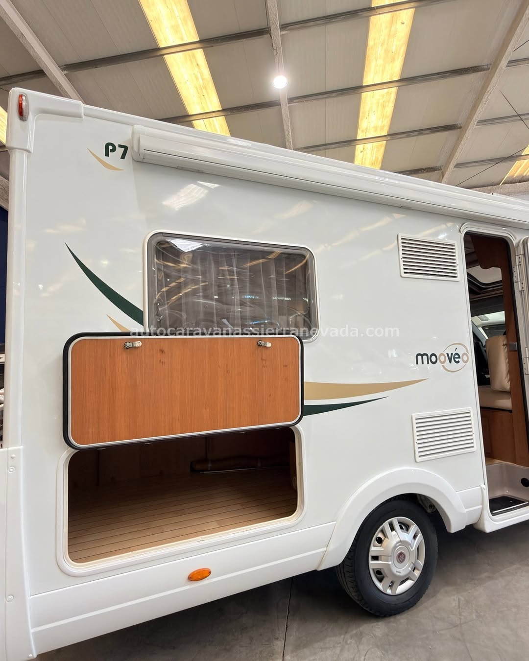 E26/36 AUTOCARAVANA PERFILADA MOOVEO P7 En Autocaravanas Sierra Nevada llevamos más de 22 años ayudando a nuestros clientes a cumplir el sueño de viajar con libertad. Cada vehículo es revisado y reacondicionado a fondo, cuidando cada detalle para que luzca, funcione y se sienta como nuevo, preparado para ofrecer años de fiabilidad y disfrute. Para más información o precio 💵 consulté en nuestra web www.autocaravanassierranevada.com o haga click 👉🖱️ en nuestro enlace ⬇️👇 https://autocaravanassierranevada.com/autocaravanas/mooveo-p7-e26-36/ ¿Quieres pagar a plazos? Llama y te informamos sin compromiso 📞617 79 57 19 📞687 85 35 11 EQUIPAMIENTO Y EXTRAS 👇 MOTOR: FIAT DUCATO 2.3 MULTIJET 130cv AÑO: 2011 KM: 95.000 Medidas exteriores: 6,70m x 2,80m Plazas: 4 Extras y Equipamiento: * Medidas maletero: (1,45m x 1,35m x 0,56m) * Camas (Francesa/Salón convertible) Aire acondicionado (de motor) Airbag(en conductor) Cierre centralizado(en cabina) Espejos eléctricos Elevalunas eléctricos Equipo Multimedia Asientos giratorios Mosquiteras en ventanas, claraboyas y puerta principal Claraboyas transparentes y claraboya xxl en salón Frigo THETFORD (220v, Gas, 12v, Auto) 145L Extractor de humos Ducha con mampara dentro de aseo Batería de 95ah. Placa Solar de 100w Calefacción truma combi Escalón doble peldaño integrado Toldo FIAMMA de 3,5m Portabicis para 3 Neumáticos reforzados especial camper www.autocaravanassierranevada.com #autocaravanasgranada #autocaravanaocasion #autocaravanasdeocasion #ventaautocaravana #compraautocaravana #autocaravanabarata #caravaningandalucia #autocaravanasur #granadaturismo #granadaocasion #andaluciavanlife #vanlife #camperlife #motorhome #campervan #viajarenautocaravana #caravaninglife #aventuraenruta #viajeslibres #escapadarural #naturalezaylibertad #viajarporelmundo #rutavanlife #descubreespaña