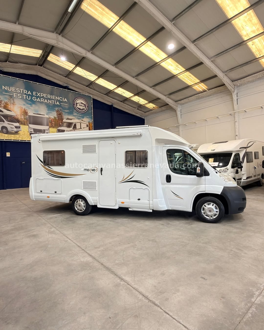 E26/36 AUTOCARAVANA PERFILADA MOOVEO P7

En Autocaravanas Sierra Nevada llevamos más de 22 años ayudando a nuestros clientes a cumplir el sueño de viajar con libertad.

Cada vehículo es revisado y reacondicionado a fondo, cuidando cada detalle para que luzca, funcione y se sienta como nuevo, preparado para ofrecer años de fiabilidad y disfrute.

Para más información o precio 💵 consulté en nuestra web www.autocaravanassierranevada.com

o haga click 👉🖱️ en nuestro enlace ⬇️👇

https://autocaravanassierranevada.com/autocaravanas/mooveo-p7-e26-36/

¿Quieres pagar a plazos?
Llama y te informamos sin compromiso

📞617 79 57 19
📞687 85 35 11

EQUIPAMIENTO Y EXTRAS 👇

MOTOR: FIAT DUCATO 2.3 MULTIJET 130cv
AÑO: 2011
KM: 95.000
Medidas exteriores: 6,70m x 2,80m
Plazas: 4

Extras y Equipamiento:

* Medidas maletero: (1,45m x 1,35m x 0,56m)
* Camas (Francesa/Salón convertible)

Aire acondicionado (de motor)
Airbag(en conductor)
Cierre centralizado(en cabina)
Espejos eléctricos
Elevalunas eléctricos
Equipo Multimedia
Asientos giratorios
Mosquiteras en ventanas, claraboyas y puerta principal
Claraboyas transparentes y claraboya xxl en salón
Frigo THETFORD (220v, Gas, 12v, Auto) 145L
Extractor de humos
Ducha con mampara dentro de aseo
Batería de 95ah.
Placa Solar de 100w
Calefacción truma combi
Escalón doble peldaño integrado
Toldo FIAMMA de 3,5m
Portabicis para 3
Neumáticos reforzados especial camper

www.autocaravanassierranevada.com

#autocaravanasgranada
#autocaravanaocasion
#autocaravanasdeocasion
#ventaautocaravana
#compraautocaravana
#autocaravanabarata
#caravaningandalucia
#autocaravanasur
#granadaturismo
#granadaocasion
#andaluciavanlife
#vanlife
#camperlife
#motorhome
#campervan
#viajarenautocaravana
#caravaninglife
#aventuraenruta
#viajeslibres
#escapadarural
#naturalezaylibertad
#viajarporelmundo
#rutavanlife
#descubreespaña