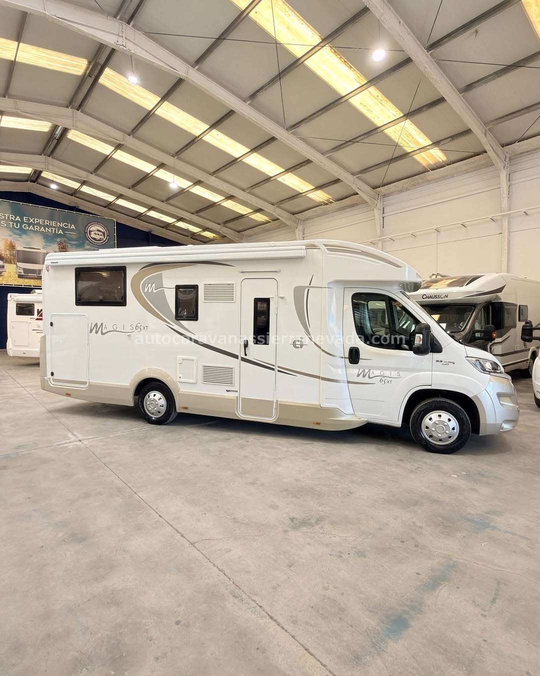 E26/38 AUTOCARAVANA PERFILADA CI MAGIS 65XT

En Autocaravanas Sierra Nevada llevamos más de 22 años ayudando a nuestros clientes a cumplir el sueño de viajar con libertad.

Cada vehículo es revisado y reacondicionado a fondo, cuidando cada detalle para que luzca, funcione y se sienta como nuevo, preparado para ofrecer años de fiabilidad y disfrute.

Para más información o precio 💵 consulté en nuestra web www.autocaravanassierranevada.com

o haga click 👉🖱️ en nuestro enlace ⬇️👇

https://autocaravanassierranevada.com/autocaravanas/ci-magis-65xt-e26-38/

¿Quieres pagar a plazos?
Llama y te informamos sin compromiso

📞617 79 57 19
📞687 85 35 11

EQUIPAMIENTO Y EXTRAS 👇

MOTOR: FIAT DUCATO 2.3 MULTIJET 130cv
AÑO: 2016
KM: 61.000
Medidas exteriores: 7,30m x 2,90m
Plazas: 4

Extras y Equipamiento:
* Medida maletero con doble acceso: (2,15m x 1,05m x 1,10m)
* Camas (Isla elevable manual/ Colgante eléctrica/Salón convertible)

Aire acondicionado de motor
Airbag (conductor y copiloto)
Velocidad de Crucero
Cierre centralizado (cabina)
Espejos eléctricos
Elevalunas eléctricos
Equipo Multimedia
Cámara de Visión Trasera
Oscurecedores térmicos en cabina
Asientos Giratorios
Mosquiteras en ventanas, claraboyas y puerta principal
Claraboyas transparentes y panorámica XXL en cabina
Frigo THETFORD (220v, Gas, 12v, Auto) 149L capacidad
Ducha con mampara separada de aseo
Inversor 2000w
Batería de 95ah
1 Placa solar 100w
Calefacción truma combi
2 TV a 12 V.
Escalon doble peldaño integrado
Toldo DOMETIC de 4,5m
Neumáticos reforzados especial camper

www.autocaravanassierranevada.com

#autocaravanasgranada
#autocaravanaocasion
#autocaravanasdeocasion
#ventaautocaravana
#compraautocaravana
#autocaravanabarata
#caravaningandalucia
#autocaravanasur
#granadaturismo
#granadaocasion
#andaluciavanlife
#vanlife
#camperlife
#motorhome
#campervan
#viajarenautocaravana
#caravaninglife
#aventuraenruta
#viajeslibres
#escapadarural
#naturalezaylibertad
#viajarporelmundo
#rutavanlife
#descubreespaña
