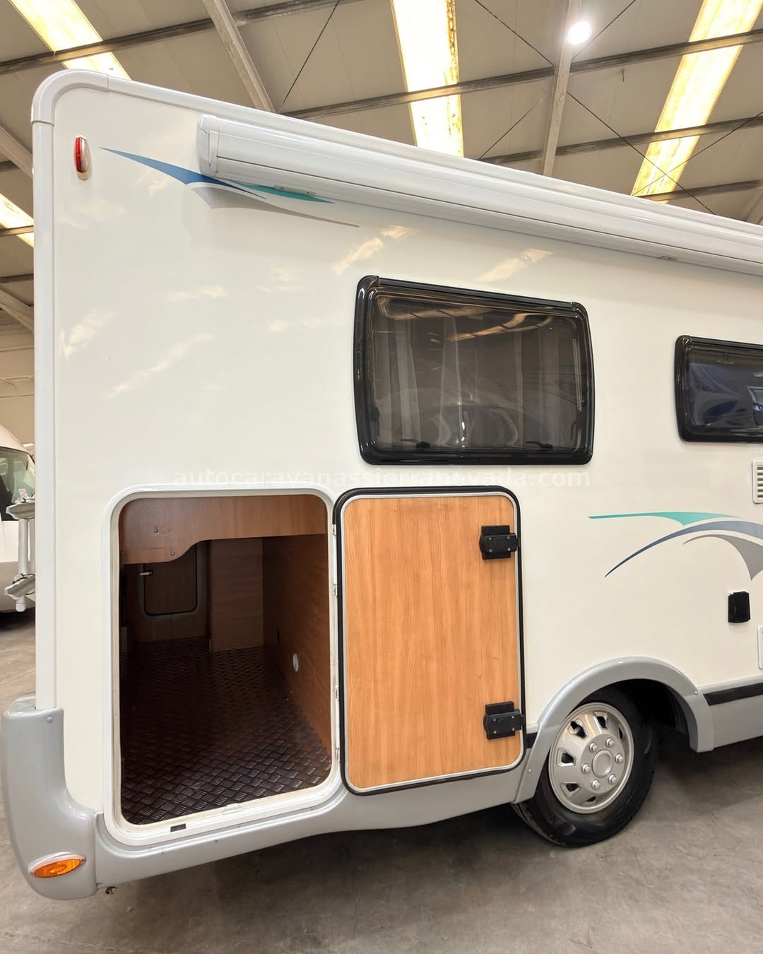 E26/39 AUTOCARAVANA PERFILADA CHAUSSON FLASH 12 En Autocaravanas Sierra Nevada llevamos más de 22 años ayudando a nuestros clientes a cumplir el sueño de viajar con libertad. Cada vehículo es revisado y reacondicionado a fondo, cuidando cada detalle para que luzca, funcione y se sienta como nuevo, preparado para ofrecer años de fiabilidad y disfrute. Para más información o precio 💵 consulté en nuestra web www.autocaravanassierranevada.com o haga click 👉🖱️ en nuestro enlace ⬇️👇 https://autocaravanassierranevada.com/autocaravanas/chausson-flash-12-e26-39/ ¿Quieres pagar a plazos? Llama y te informamos sin compromiso 📞617 79 57 19 📞687 85 35 11 DESCRIPCIÓN TECNICA: MOTOR: FORD 2.2 TCDI 140CV AÑO: 2010 KM: 75.000 Medidas exteriores: 6,60m x 2,80m Plazas: 4 Extras y Equipamiento: Medidas maletero con doble portón: (2,15m x 0,80m x 0,80m) Camas (Isla/Salón convertible para 1) CADENA DE DISTRIBUCIÓN Aire acondicionado (de motor) Airbag(en conductor y copiloto) Velocidad de Crucero Cierre centralizado(en cabina) Elevalunas eléctricos Espejos eléctricos Equipo Multimedia Asientos giratorios Mosquiteras en ventanas y claraboyas Claraboyas transparentes y claraboya xxl en salón Frigo THERFORD (220v, Gas, 12v, Auto) 97L Ducha con mampara dentro de aseo 1 Batería de 95ah 1 Placa Solar de 100w 1 TV a 12V. Calefacción webasto a gasoil Escalón doble peldaño integrado Toldo FIAMMA de 3.5m Portabicis para 2 Neumáticos reforzados especial camper www.autocaravanassierranevada.com #autocaravanasgranada #autocaravanaocasion #autocaravanasdeocasion #ventaautocaravana #compraautocaravana #autocaravanabarata #caravaningandalucia #autocaravanasur #granadaturismo #granadaocasion #andaluciavanlife #vanlife #camperlife #motorhome #campervan #viajarenautocaravana #caravaninglife #aventuraenruta #viajeslibres #escapadarural #naturalezaylibertad #viajarporelmundo #rutavanlife #descubreespaña