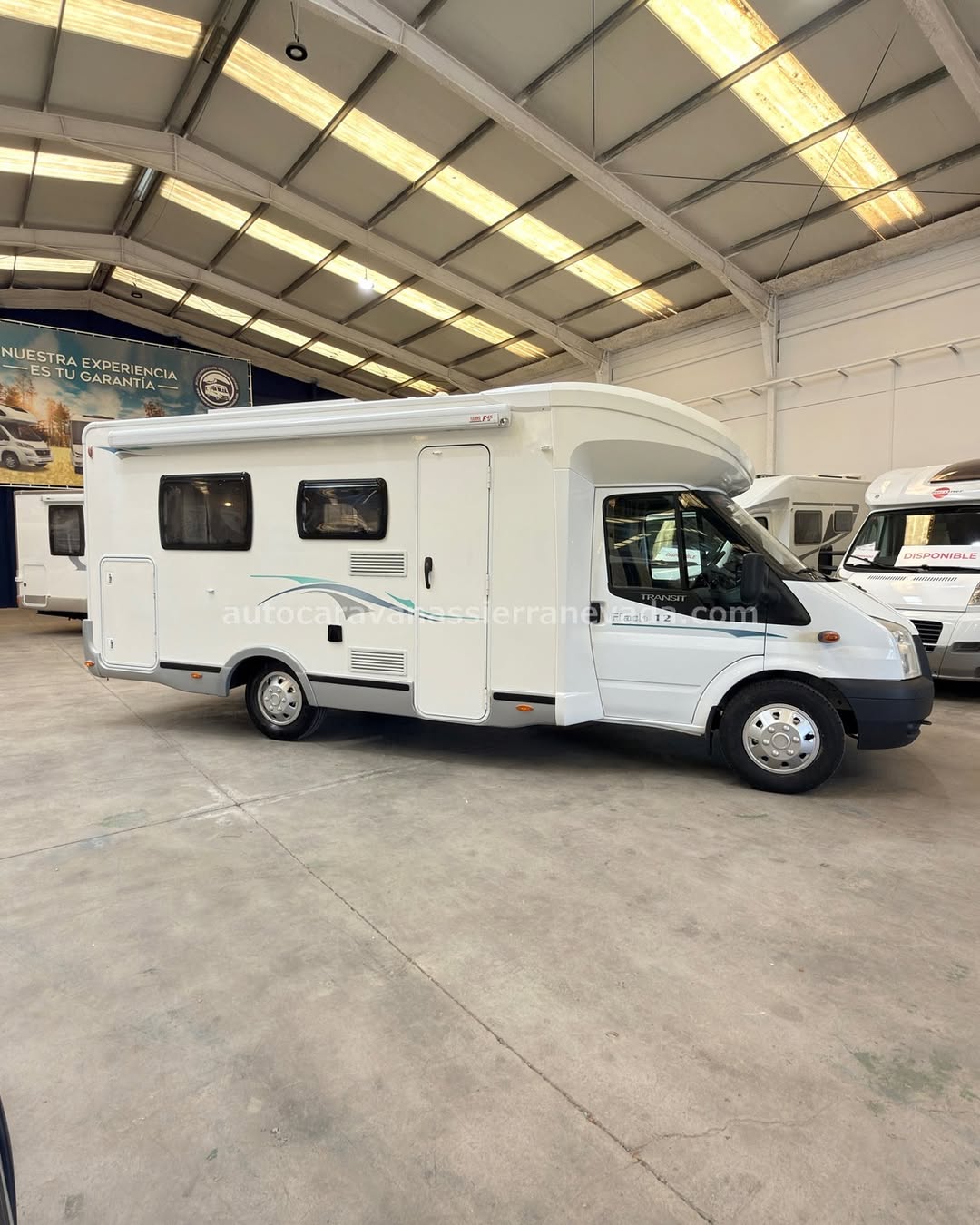 E26/39 AUTOCARAVANA PERFILADA CHAUSSON FLASH 12

En Autocaravanas Sierra Nevada llevamos más de 22 años ayudando a nuestros clientes a cumplir el sueño de viajar con libertad.

Cada vehículo es revisado y reacondicionado a fondo, cuidando cada detalle para que luzca, funcione y se sienta como nuevo, preparado para ofrecer años de fiabilidad y disfrute.

Para más información o precio 💵 consulté en nuestra web www.autocaravanassierranevada.com

o haga click 👉🖱️ en nuestro enlace ⬇️👇

https://autocaravanassierranevada.com/autocaravanas/chausson-flash-12-e26-39/

¿Quieres pagar a plazos?
Llama y te informamos sin compromiso

📞617 79 57 19
📞687 85 35 11

DESCRIPCIÓN TECNICA:

MOTOR: FORD 2.2 TCDI 140CV
AÑO: 2010
KM: 75.000
Medidas exteriores: 6,60m x 2,80m
Plazas: 4

Extras y Equipamiento:

Medidas maletero con doble portón: (2,15m x 0,80m x 0,80m)
Camas (Isla/Salón convertible para 1)
CADENA DE DISTRIBUCIÓN

Aire acondicionado (de motor)
Airbag(en conductor y copiloto)
Velocidad de Crucero
Cierre centralizado(en cabina)
Elevalunas eléctricos
Espejos eléctricos
Equipo Multimedia
Asientos giratorios
Mosquiteras en ventanas y claraboyas
Claraboyas transparentes y claraboya xxl en salón
Frigo THERFORD (220v, Gas, 12v, Auto) 97L
Ducha con mampara dentro de aseo
1 Batería de 95ah
1 Placa Solar de 100w
1 TV a 12V.
Calefacción webasto a gasoil
Escalón doble peldaño integrado
Toldo FIAMMA de 3.5m
Portabicis para 2
Neumáticos reforzados especial camper

www.autocaravanassierranevada.com

#autocaravanasgranada
#autocaravanaocasion
#autocaravanasdeocasion
#ventaautocaravana
#compraautocaravana
#autocaravanabarata
#caravaningandalucia
#autocaravanasur
#granadaturismo
#granadaocasion
#andaluciavanlife
#vanlife
#camperlife
#motorhome
#campervan
#viajarenautocaravana
#caravaninglife
#aventuraenruta
#viajeslibres
#escapadarural
#naturalezaylibertad
#viajarporelmundo
#rutavanlife
#descubreespaña