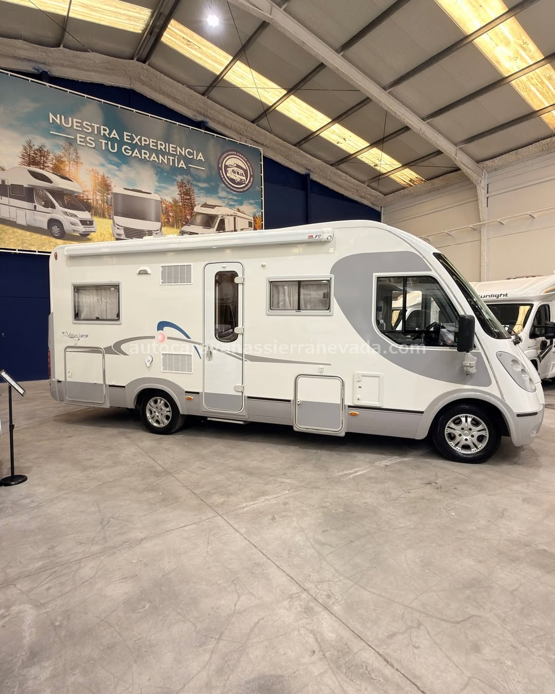 E26/41 AUTOCARAVANA INTEGRAL ADRIA ADRIÁTIK

En Autocaravanas Sierra Nevada llevamos más de 22 años ayudando a nuestros clientes a cumplir el sueño de viajar con libertad.

Cada vehículo es revisado y reacondicionado a fondo, cuidando cada detalle para que luzca, funcione y se sienta como nuevo, preparado para ofrecer años de fiabilidad y disfrute.

Para más información o precio 💵 consulté en nuestra web www.autocaravanassierranevada.com

o haga click 👉🖱️ en nuestro enlace ⬇️👇

https://autocaravanassierranevada.com/autocaravanas/adria-adriatik-e26-41/

¿Quieres pagar a plazos?
Llama y te informamos sin compromiso

📞617 79 57 19
📞687 85 35 11

EQUIPAMIENTO Y EXTRAS 👇

MOTOR: RENAULT 2.5 DCI 145CV
AÑO: 2007
KM: 111.000
Medidas exteriores: 6,80m x 2,90m
Plazas: 4

Extras y Equipamiento:

Medidas maletero : (1,20m x 1,20m x 0,90m)
Camas (Francesa/Colgante eléctrica en cabina)
CHASIS ALKO

Aire acondicionado (de motor)
Airbag(Conductor y Copiloto)
Cierre centralizado(en cabina)
Elevalunas eléctricos (en conductor)
Espejos eléctricos
Equipo Multimedia
Oscurecedores REMIS en cabina completa
Mosquiteras en ventanas y claraboyas
Ventana PRACTICABLE con mosquitera en puerta principa
Claraboyas transparentes y Claraboya xxl en salón
Frigo DOMETIC (220v, Gas, 12v, Auto) 143L
Horno a gas
Extractor de humos
Ducha con mampara dentro de aseo
2 Baterías de 95ah
2 Placas Solares de 100w
Calefacción Truma trumatic c
Escalón eléctrico de aluminio
Toldo FIAMMA de 4m
Portabicis 2
Neumáticos reforzados especial camper

www.autocaravanassierranevada.com

#autocaravanasgranada
#autocaravanaocasion
#autocaravanasdeocasion
#ventaautocaravana
#compraautocaravana
#autocaravanabarata
#caravaningandalucia
#autocaravanasur
#granadaturismo
#granadaocasion
#andaluciavanlife
#vanlife
#camperlife
#motorhome
#campervan
#viajarenautocaravana
#caravaninglife
#aventuraenruta
#viajeslibres
#escapadarural
#naturalezaylibertad
#viajarporelmundo
#rutavanlife
#descubreespaña