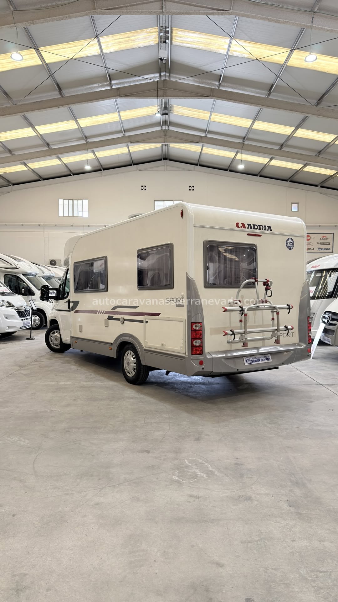 OFERTA ESPECIAL SEMANA SANTA 40.900€

25/102 AUTOCARAVANA PERFILADA CHALLENGER MAGEO 118

En Autocaravanas Sierra Nevada llevamos más de 22 años ayudando a nuestros clientes a cumplir el sueño de viajar con libertad.

Cada vehículo es revisado y reacondicionado a fondo, cuidando cada detalle para que luzca, funcione y se sienta como nuevo, preparado para ofrecer años de fiabilidad y disfrute.

Para más información o precio 💵 consulté en nuestra web www.autocaravanassierranevada.com

o haga click 👉🖱️ en nuestro enlace ⬇️👇

https://autocaravanassierranevada.com/autocaravanas/challenger-mageo-118/

¿Quieres pagar a plazos?
Llama y te informamos sin compromiso

📞617 79 57 19
📞687 85 35 11

EQUIPAMIENTO Y EXTRAS 👇

MOTOR: FIAT DUCATO 2.3 MULTIJET 130cv
AÑO: 2010
KM: 174.000
Medidas exteriores: 7,30m x 2,80m
Plazas: 4

Extras y Equipamiento:

* Medidas maletero con doble portón : (2,15m x 0,80m x 0,90m)
* Camas (Isla /Salón convertible para una)
* Correa de Distribución NUEVA

Aire acondicionado (de motor)
AirBag(piloto y copiloto)
Cierre Centralizado(en cabina)
Espejos eléctricos
Elevalunas eléctricos
Equipo Multimedia
Asientos giratorios
Mosquiteras en ventanas ,claraboyas y puerta principal
Claraboya panorámica xxl en cabina
TurboVent
Frigo DOMETIC (220v, Gas, 12v) 150L
Ducha con mampara separada de aseo
Batería de 100ah.
2 Placa Solar de 100w
Calefacción WEBASTO a gasoil
Escalón doble peldaño integrado
Toldo OMNISTOR de 4m
Neumáticos reforzados especial camper

www.autocaravanassierranevada.com

#autocaravanasgranada
#autocaravanaocasion
#autocaravanasdeocasion
#ventaautocaravana
#compraautocaravana
#autocaravanabarata
#caravaningandalucia
#autocaravanasur
#granadaturismo
#granadaocasion
#andaluciavanlife
#vanlife
#camperlife
#motorhome
#campervan
#viajarenautocaravana
#caravaninglife
#aventuraenruta
#viajeslibres
#escapadarural
#naturalezaylibertad
#viajarporelmundo
#rutavanlife
#descubreespaña