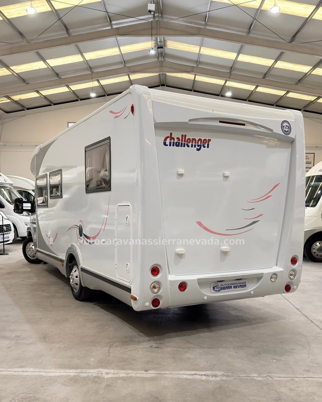 OFERTA ESPECIAL SEMANA SANTA 40.900€ 25/102 AUTOCARAVANA PERFILADA CHALLENGER MAGEO 118 En Autocaravanas Sierra Nevada llevamos más de 22 años ayudando a nuestros clientes a cumplir el sueño de viajar con libertad. Cada vehículo es revisado y reacondicionado a fondo, cuidando cada detalle para que luzca, funcione y se sienta como nuevo, preparado para ofrecer años de fiabilidad y disfrute. Para más información o precio 💵 consulté en nuestra web www.autocaravanassierranevada.com o haga click 👉🖱️ en nuestro enlace ⬇️👇 https://autocaravanassierranevada.com/autocaravanas/challenger-mageo-118/ ¿Quieres pagar a plazos? Llama y te informamos sin compromiso 📞617 79 57 19 📞687 85 35 11 EQUIPAMIENTO Y EXTRAS 👇 MOTOR: FIAT DUCATO 2.3 MULTIJET 130cv AÑO: 2010 KM: 174.000 Medidas exteriores: 7,30m x 2,80m Plazas: 4 Extras y Equipamiento: * Medidas maletero con doble portón : (2,15m x 0,80m x 0,90m) * Camas (Isla /Salón convertible para una) * Correa de Distribución NUEVA Aire acondicionado (de motor) AirBag(piloto y copiloto) Cierre Centralizado(en cabina) Espejos eléctricos Elevalunas eléctricos Equipo Multimedia Asientos giratorios Mosquiteras en ventanas ,claraboyas y puerta principal Claraboya panorámica xxl en cabina TurboVent Frigo DOMETIC (220v, Gas, 12v) 150L Ducha con mampara separada de aseo Batería de 100ah. 2 Placa Solar de 100w Calefacción WEBASTO a gasoil Escalón doble peldaño integrado Toldo OMNISTOR de 4m Neumáticos reforzados especial camper www.autocaravanassierranevada.com #autocaravanasgranada #autocaravanaocasion #autocaravanasdeocasion #ventaautocaravana #compraautocaravana #autocaravanabarata #caravaningandalucia #autocaravanasur #granadaturismo #granadaocasion #andaluciavanlife #vanlife #camperlife #motorhome #campervan #viajarenautocaravana #caravaninglife #aventuraenruta #viajeslibres #escapadarural #naturalezaylibertad #viajarporelmundo #rutavanlife #descubreespaña