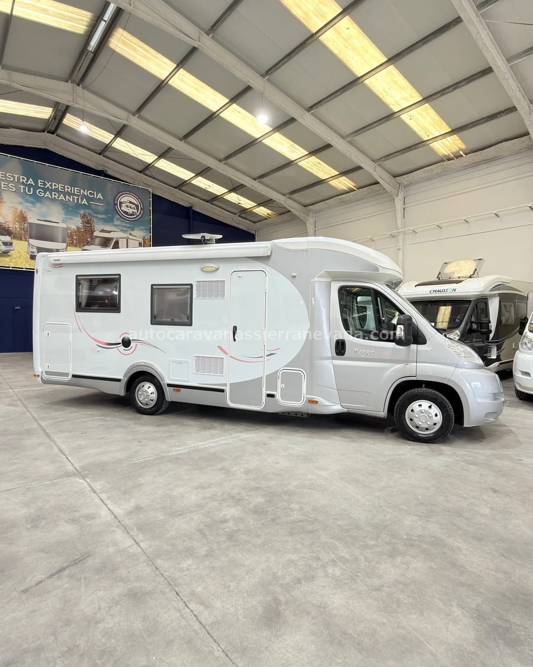 OFERTA ESPECIAL SEMANA SANTA 40.900€ 25/102 AUTOCARAVANA PERFILADA CHALLENGER MAGEO 118 En Autocaravanas Sierra Nevada llevamos más de 22 años ayudando a nuestros clientes a cumplir el sueño de viajar con libertad. Cada vehículo es revisado y reacondicionado a fondo, cuidando cada detalle para que luzca, funcione y se sienta como nuevo, preparado para ofrecer años de fiabilidad y disfrute. Para más información o precio 💵 consulté en nuestra web www.autocaravanassierranevada.com o haga click 👉🖱️ en nuestro enlace ⬇️👇 https://autocaravanassierranevada.com/autocaravanas/challenger-mageo-118/ ¿Quieres pagar a plazos? Llama y te informamos sin compromiso 📞617 79 57 19 📞687 85 35 11 EQUIPAMIENTO Y EXTRAS 👇 MOTOR: FIAT DUCATO 2.3 MULTIJET 130cv AÑO: 2010 KM: 174.000 Medidas exteriores: 7,30m x 2,80m Plazas: 4 Extras y Equipamiento: * Medidas maletero con doble portón : (2,15m x 0,80m x 0,90m) * Camas (Isla /Salón convertible para una) * Correa de Distribución NUEVA Aire acondicionado (de motor) AirBag(piloto y copiloto) Cierre Centralizado(en cabina) Espejos eléctricos Elevalunas eléctricos Equipo Multimedia Asientos giratorios Mosquiteras en ventanas ,claraboyas y puerta principal Claraboya panorámica xxl en cabina TurboVent Frigo DOMETIC (220v, Gas, 12v) 150L Ducha con mampara separada de aseo Batería de 100ah. 2 Placa Solar de 100w Calefacción WEBASTO a gasoil Escalón doble peldaño integrado Toldo OMNISTOR de 4m Neumáticos reforzados especial camper www.autocaravanassierranevada.com #autocaravanasgranada #autocaravanaocasion #autocaravanasdeocasion #ventaautocaravana #compraautocaravana #autocaravanabarata #caravaningandalucia #autocaravanasur #granadaturismo #granadaocasion #andaluciavanlife #vanlife #camperlife #motorhome #campervan #viajarenautocaravana #caravaninglife #aventuraenruta #viajeslibres #escapadarural #naturalezaylibertad #viajarporelmundo #rutavanlife #descubreespaña