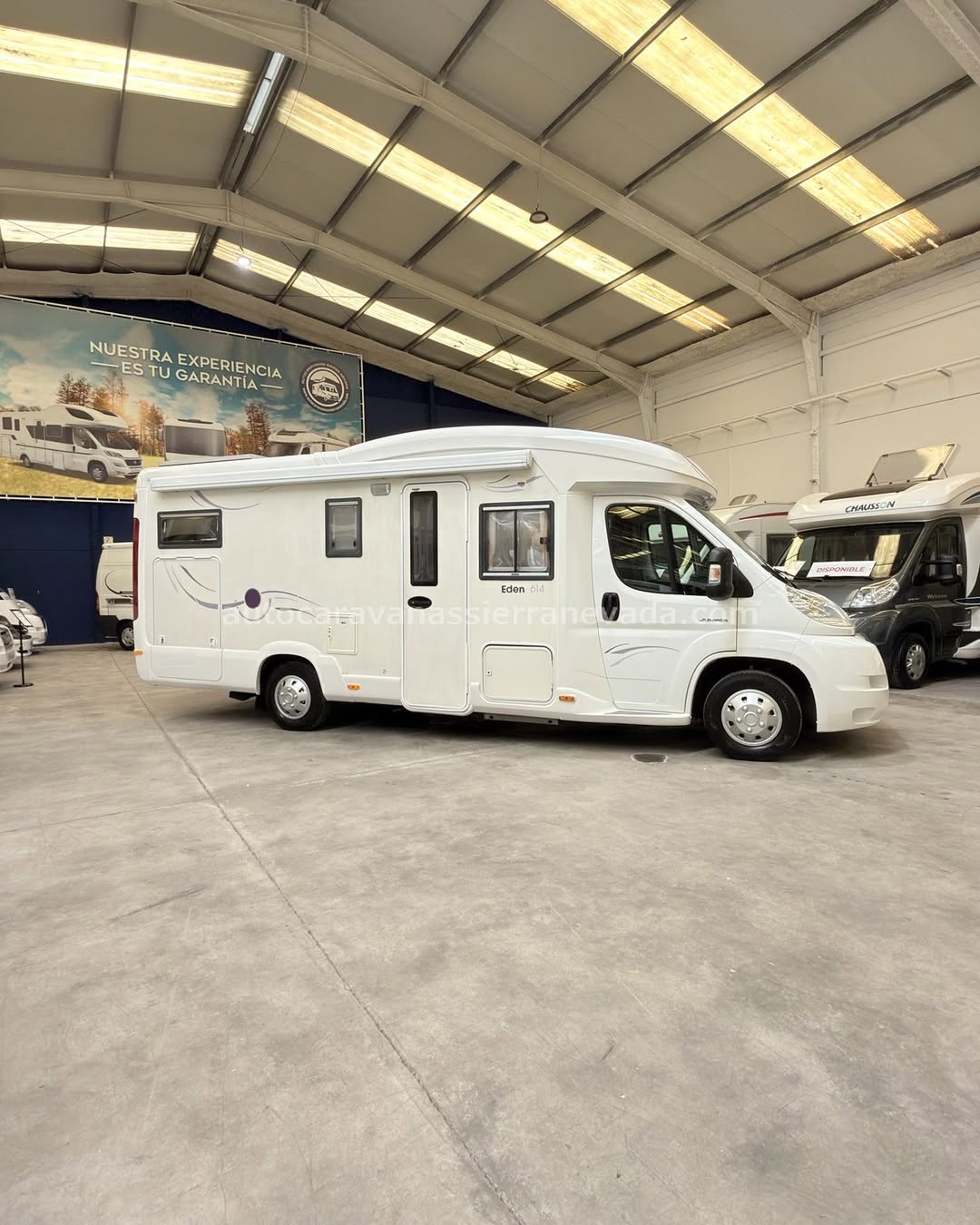 V25/113 AUTOCARAVANA PERFILADA CHALLENGER EDÉN 614 En Autocaravanas Sierra Nevada llevamos más de 22 años ayudando a nuestros clientes a cumplir el sueño de viajar con libertad. Cada vehículo es revisado y reacondicionado a fondo, cuidando cada detalle para que luzca, funcione y se sienta como nuevo, preparado para ofrecer años de fiabilidad y disfrute. Para más información o precio 💵 consulté en nuestra web www.autocaravanassierranevada.com o haga click 👉🖱️ en nuestro enlace ⬇️👇 https://autocaravanassierranevada.com/autocaravanas/challenger-eden-614-v25-113/ ¿Quieres pagar a plazos? Llama y te informamos sin compromiso 📞617 79 57 19 📞687 85 35 11 EQUIPAMIENTO Y EXTRAS 👇 MOTOR: FIAT DUCATO 3.0 MULTIJET 160cv AÑO: 2008 KM: 127.000 Medidas exteriores: 7,00m x 2,80m Plazas: 4 Extras y Equipamiento: * Medida maletero con doble acceso: (2,15m x 1,26m x 1,22m) * Camas (Salón convertible para uno/ Transversal elevable) CADENA DE DISTRIBUCIÓN Aire acondicionado de motor Airbag (conductor y copiloto) Cierre centralizado (cabina) Espejos eléctricos Elevalunas eléctricos (conductor y copiloto) Equipo Multimedia Cámara visión trasera Asientos Giratorios Mosquiteras en ventanas, claraboyas y puerta principal Claraboyas transparentes y Claraboya xxl en salón TurboVent - Frigo DOMETIC (220v, Gas, 12v, Auto) 150L capacidad Extractor de Humos Horno a gas Ducha con mampara dentro de aseo Batería de 100ah. 2 Placas solares 100w Calefacción Trumatic c TV 12 V. Escalon doble peldaño integrado Toldo OMNISTOR de 4m Patas estabilizadoras Portabicis para 2 Ducha exterior Neumáticos reforzados especial camper www.autocaravanassierranevada.com #autocaravanasgranada #autocaravanaocasion #autocaravanasdeocasion #ventaautocaravana #compraautocaravana #autocaravanabarata #caravaningandalucia #autocaravanasur #granadaturismo #granadaocasion #andaluciavanlife #vanlife #camperlife #motorhome #campervan #viajarenautocaravana #caravaninglife #aventuraenruta #viajeslibres #escapadarural #naturalezaylibertad #viajarporelmundo #rutavanlife #descubreespaña