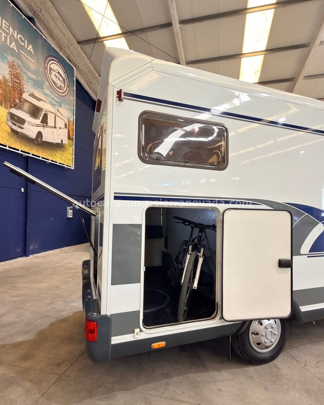 V26/04 AUTOCARAVANA INTEGRAL NIESMANN + BISCHOFF En Autocaravanas Sierra Nevada llevamos más de 22 años ayudando a nuestros clientes a cumplir el sueño de viajar con libertad. Cada vehículo es revisado y reacondicionado a fondo, cuidando cada detalle para que luzca, funcione y se sienta como nuevo, preparado para ofrecer años de fiabilidad y disfrute. Para más información o precio 💵 consulté en nuestra web www.autocaravanassierranevada.com o haga click 👉🖱️ en nuestro enlace ⬇️👇 https://autocaravanassierranevada.com/autocaravanas/niesmann-bischoff-v26-04/ ¿Quieres pagar a plazos? Llama y te informamos sin compromiso 📞617 79 57 19 📞687 85 35 11 EQUIPAMIENTO Y EXTRAS 👇 MOTOR: FIAT DUCATO 2.8 JTD 122CV KM: 119.000 Medidas exteriores: 6,90m x 3,10m Plazas: 4 Extras y Equipamiento: Medidas maletero con doble portón: (2,20m x 1,35m x 1,15m) Camas (Transversal/Colgante) CHASIS ALKO Aire acondicionado (de motor) Equipo Multimedia Asientos giratorios Oscurecedores en ventanas laterales y persiana en luna delantera Mosquiteras en ventanas y puerta principal Claraboyas transparentes Frigo ELECTROLUX (220v, Gas, 12v, Auto) 103L Ducha con mampara separada de aseo 2 Placas Solares de 100w Bateria de 95ah Calefacción por caldera Alde Escalón eléctrico de aluminio Neumáticos reforzados especial camper