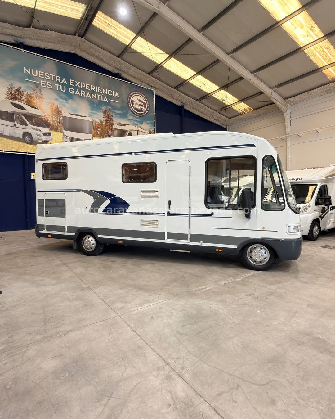 V26/04 AUTOCARAVANA INTEGRAL NIESMANN + BISCHOFF

En Autocaravanas Sierra Nevada llevamos más de 22 años ayudando a nuestros clientes a cumplir el sueño de viajar con libertad.

Cada vehículo es revisado y reacondicionado a fondo, cuidando cada detalle para que luzca, funcione y se sienta como nuevo, preparado para ofrecer años de fiabilidad y disfrute.

Para más información o precio 💵 consulté en nuestra web www.autocaravanassierranevada.com

o haga click 👉🖱️ en nuestro enlace ⬇️👇

https://autocaravanassierranevada.com/autocaravanas/niesmann-bischoff-v26-04/

¿Quieres pagar a plazos?
Llama y te informamos sin compromiso

📞617 79 57 19
📞687 85 35 11

EQUIPAMIENTO Y EXTRAS 👇

MOTOR: FIAT DUCATO 2.8 JTD 122CV
KM: 119.000
Medidas exteriores: 6,90m x 3,10m
Plazas: 4

Extras y Equipamiento:

Medidas maletero con doble portón: (2,20m x 1,35m x 1,15m)
Camas (Transversal/Colgante)
CHASIS ALKO

Aire acondicionado (de motor)
Equipo Multimedia
Asientos giratorios
Oscurecedores en ventanas laterales y persiana en luna delantera
Mosquiteras en ventanas y puerta principal
Claraboyas transparentes
Frigo ELECTROLUX (220v, Gas, 12v, Auto) 103L
Ducha con mampara separada de aseo
2 Placas Solares de 100w
Bateria de 95ah
Calefacción por caldera Alde
Escalón eléctrico de aluminio
Neumáticos reforzados especial camper