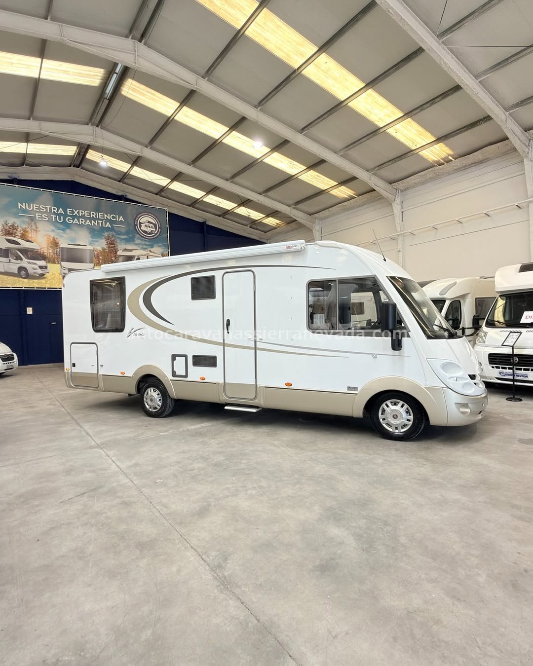 V26/12 AUTOCARAVANA INTEGRAL BURSTNER VISEO I726

En Autocaravanas Sierra Nevada llevamos más de 22 años ayudando a nuestros clientes a cumplir el sueño de viajar con libertad.

Cada vehículo es revisado y reacondicionado a fondo, cuidando cada detalle para que luzca, funcione y se sienta como nuevo, preparado para ofrecer años de fiabilidad y disfrute.

Para más información o precio 💵 consulté en nuestra web www.autocaravanassierranevada.com

o haga click 👉🖱️ en nuestro enlace ⬇️👇

https://autocaravanassierranevada.com/autocaravanas/burstner-viseo-i726-v26-12/

¿Quieres pagar a plazos?
Llama y te informamos sin compromiso

📞617 79 57 19
📞687 85 35 11

EQUIPAMIENTO Y EXTRAS 👇

MOTOR: FIAT DUCATO 2.3 MULTIJET 130cv
AÑO: 2011
KM: 90.000
Medidas exteriores: 7,30m x 2,83m
Plazas: 4

Extras y Equipamiento:

* Medidas maletero: (2,10m x 0,90m x 0,90m)
* Camas (Isla con cabecero eléctrico/Colgante en cabina)

Aire acondicionado (de motor)
Airbag(en conductor y copiloto)
Velocidad de Crucero
Espejos eléctricos
Elevalunas eléctricos (conductor)
Equipo Multimedia
Cámara de visión trasera
Asientos giratorios
Oscurecedores REMIS en cabina completa
Mosquiteras en ventanas y claraboyas
Claraboyas transparentes y claraboya xxl en salón
Frigo DOMETIC (220v, Gas, 12v, Auto) 154L
Ducha con mampara separada de aseo
Batería de 100ah.
Placa Solar de 100w
Calefacción Truma combi
TV a 12V
Escalón eléctrico de aluminio
Toldo FIAMMA de 3,90m
Portabicis para 2
Neumáticos reforzados especial camper

www.autocaravanassierranevada.com

#autocaravanasgranada
#autocaravanaocasion
#autocaravanasdeocasion
#ventaautocaravana
#compraautocaravana
#autocaravanabarata
#caravaningandalucia
#autocaravanasur
#granadaturismo
#granadaocasion
#andaluciavanlife
#vanlife
#camperlife
#motorhome
#campervan
#viajarenautocaravana
#caravaninglife
#aventuraenruta
#viajeslibres
#escapadarural
#naturalezaylibertad
#viajarporelmundo
#rutavanlife
#descubreespaña