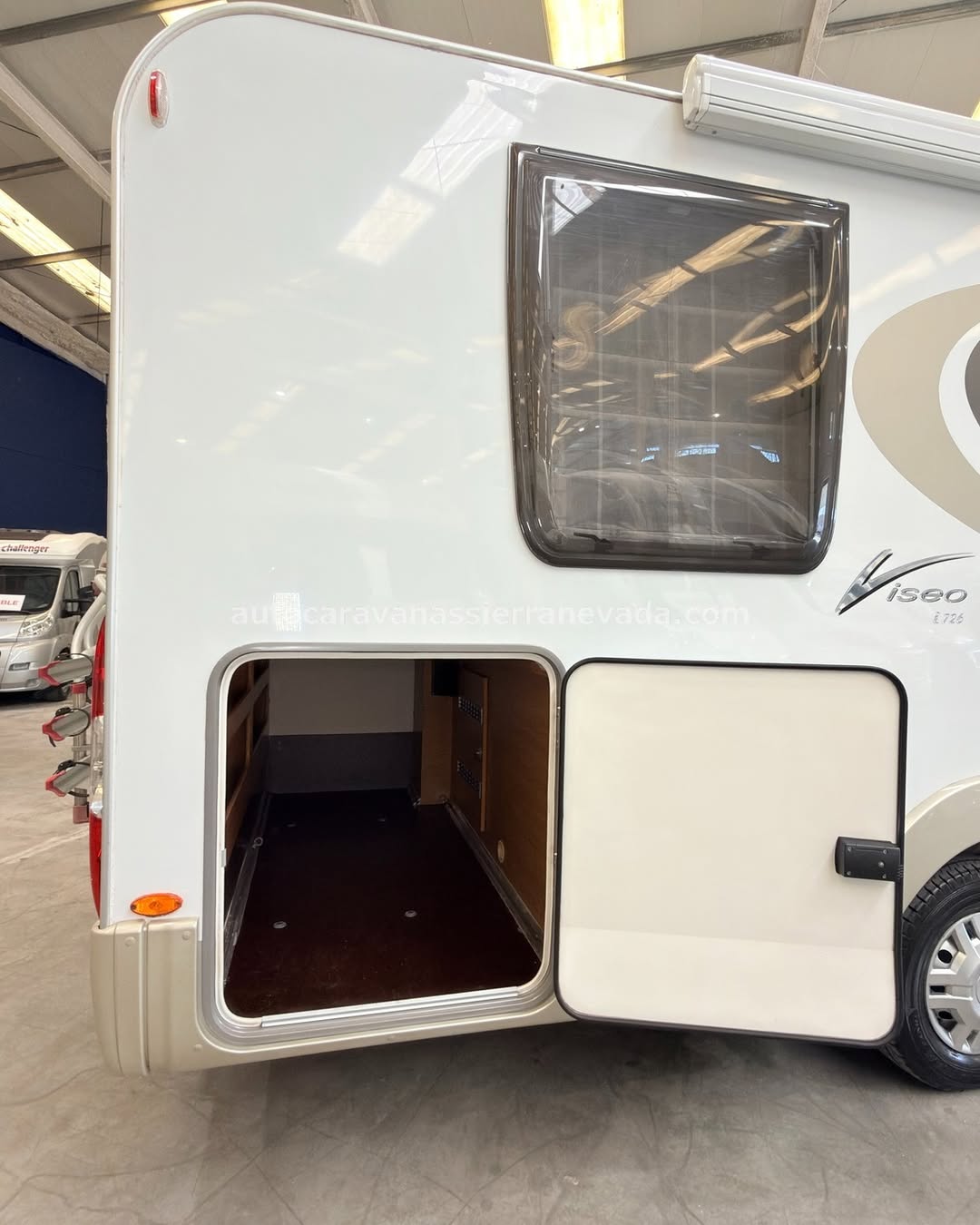 V26/12 AUTOCARAVANA INTEGRAL BURSTNER VISEO I726 En Autocaravanas Sierra Nevada llevamos más de 22 años ayudando a nuestros clientes a cumplir el sueño de viajar con libertad. Cada vehículo es revisado y reacondicionado a fondo, cuidando cada detalle para que luzca, funcione y se sienta como nuevo, preparado para ofrecer años de fiabilidad y disfrute. Para más información o precio 💵 consulté en nuestra web www.autocaravanassierranevada.com o haga click 👉🖱️ en nuestro enlace ⬇️👇 https://autocaravanassierranevada.com/autocaravanas/burstner-viseo-i726-v26-12/ ¿Quieres pagar a plazos? Llama y te informamos sin compromiso 📞617 79 57 19 📞687 85 35 11 EQUIPAMIENTO Y EXTRAS 👇 MOTOR: FIAT DUCATO 2.3 MULTIJET 130cv AÑO: 2011 KM: 90.000 Medidas exteriores: 7,30m x 2,83m Plazas: 4 Extras y Equipamiento: * Medidas maletero: (2,10m x 0,90m x 0,90m) * Camas (Isla con cabecero eléctrico/Colgante en cabina) Aire acondicionado (de motor) Airbag(en conductor y copiloto) Velocidad de Crucero Espejos eléctricos Elevalunas eléctricos (conductor) Equipo Multimedia Cámara de visión trasera Asientos giratorios Oscurecedores REMIS en cabina completa Mosquiteras en ventanas y claraboyas Claraboyas transparentes y claraboya xxl en salón Frigo DOMETIC (220v, Gas, 12v, Auto) 154L Ducha con mampara separada de aseo Batería de 100ah. Placa Solar de 100w Calefacción Truma combi TV a 12V Escalón eléctrico de aluminio Toldo FIAMMA de 3,90m Portabicis para 2 Neumáticos reforzados especial camper www.autocaravanassierranevada.com #autocaravanasgranada #autocaravanaocasion #autocaravanasdeocasion #ventaautocaravana #compraautocaravana #autocaravanabarata #caravaningandalucia #autocaravanasur #granadaturismo #granadaocasion #andaluciavanlife #vanlife #camperlife #motorhome #campervan #viajarenautocaravana #caravaninglife #aventuraenruta #viajeslibres #escapadarural #naturalezaylibertad #viajarporelmundo #rutavanlife #descubreespaña