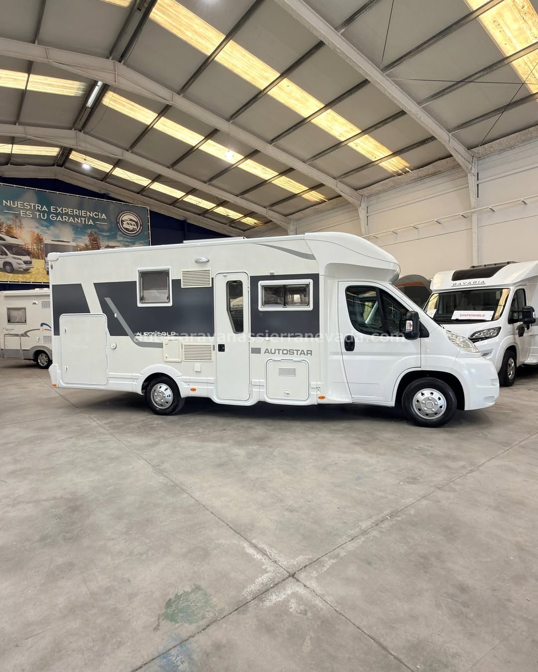 26/18 AUTOCARAVANA PERFILADA AUTOSTAR AUROS 59LP En Autocaravanas Sierra Nevada llevamos más de 22 años ayudando a nuestros clientes a cumplir el sueño de viajar con libertad. Cada vehículo es revisado y reacondicionado a fondo, cuidando cada detalle para que luzca, funcione y se sienta como nuevo, preparado para ofrecer años de fiabilidad y disfrute. Para más información o precio 💵 consulté en nuestra web www.autocaravanassierranevada.com o haga click 👉🖱️ en nuestro enlace ⬇️👇 https://autocaravanassierranevada.com/autocaravanas/autostar-auros-59lp-26-18/ ¿Quieres pagar a plazos? Llama y te informamos sin compromiso 📞617 79 57 19 📞687 85 35 11 EQUIPAMIENTO Y EXTRAS 👇 MOTOR: FIAT DUCATO 2.3 MULTIJET 130cv AÑO: 2011 KM: 70.000 Medidas exteriores: 7,20m x 2,86m Plazas: 5 Extras y Equipamiento: Medidas maletero con doble portón: (2,17m x 1,15m x 1,21m) Camas (Transversal/Colgante eléctrica en Salón) Aire acondicionado (de motor) Airbag(Conductor y Copiloto) Velocidad de Crucero Cierre centralizado(en cabina) Elevalunas eléctricos (conductor) Espejos eléctricos Equipo Multimedia Asientos giratorios Oscurecedores REMIS en cabina completa Camara de Vision Trasera Mosquiteras en ventanas y claraboyas Ventana PRACTICABLE con mosquitera en puerta principal Claraboyas transparentes y panorámica xxl en cabina Frigo DOMETIC (220v, Gas, 12v, Auto) 168L Extractor de humos Ducha con mampara separada de aseo Batería de 95ah Escalon doble peldaño integrado 1 Placa Solar de 100w Calefacción Truma combi Neumáticos reforzados especial camper www.autocaravanassierranevada.com #autocaravanaocasion #autocaravanasdeocasion #ventaautocaravana #compraautocaravana #autocaravanabarata #caravaningandalucia #autocaravanasur #granadaturismo #granadaocasion #andaluciavanlife #vanlife #camperlife #motorhome #campervan #viajarenautocaravana #caravaninglife #aventuraenruta #viajeslibres #escapadarural #naturalezaylibertad #viajarporelmundo #rutavanlife #descubreespaña