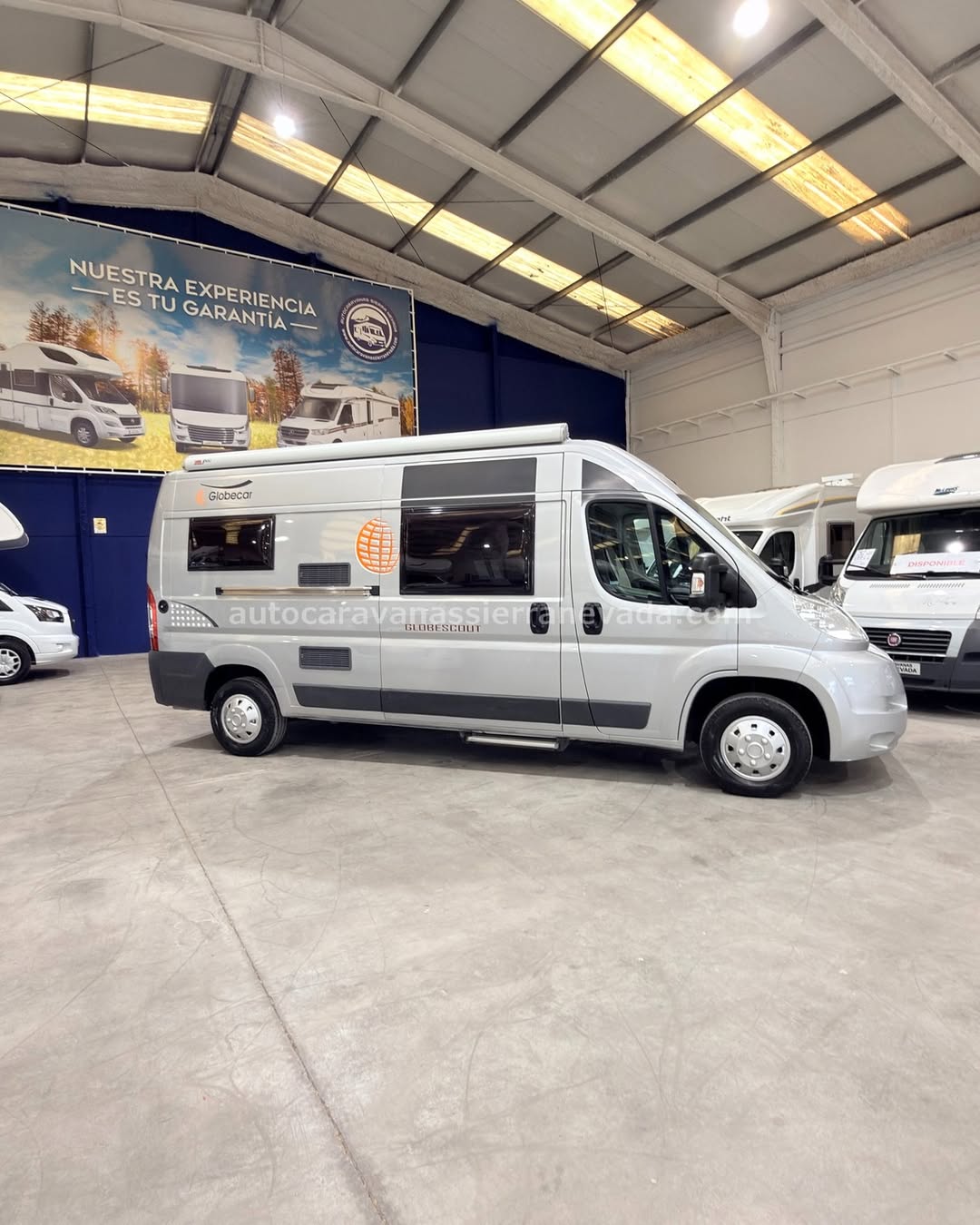 26/20 AUTOCARAVANA CAMPER DETHLEFFS GLOBECAR En Autocaravanas Sierra Nevada llevamos más de 22 años ayudando a nuestros clientes a cumplir el sueño de viajar con libertad. Cada vehículo es revisado y reacondicionado a fondo, cuidando cada detalle para que luzca, funcione y se sienta como nuevo, preparado para ofrecer años de fiabilidad y disfrute. Para más información o precio 💵 consulté en nuestra web www.autocaravanassierranevada.com o haga click 👉🖱️ en nuestro enlace ⬇️👇 https://autocaravanassierranevada.com/autocaravanas/dethleffs-globecar-26-20/ ¿Quieres pagar a plazos? Llama y te informamos sin compromiso 📞617 79 57 19 📞687 85 35 11 EQUIPAMIENTO Y EXTRAS 👇 MOTOR: FIAT DUCATO 2.3 MULTIJET 150cv AÑO: 2013 KM: 98.000 Medidas exteriores: 5,80m x 2,60m Plazas: 4 Extras y Equipamiento: * Medidas maletero : (1,40m x 0,95m x 0,70m) * Camas (Transversal) Suspensión Neumática Aire acondicionado (de motor) Airbag(conductor y Copiloto) Cierre Centralizado Espejos eléctricos Elevalunas eléctricos Equipo Multimedia Asientos Giratorios Cámara de visión trasera Oscurecedores REMIS en cabina completa Mosquiteras en ventanas ,claraboyas y puerta principal Claraboya xxl en salón Frigorífico DOMETIC(220v, Gas, 12v-auto) 75L Ducha dentro de aseo Batería de 100ah. Placa Solar de 100w Calefacción Truma Combi Escalón eléctrico de aluminio Toldo 3,30m Neumáticos reforzados especial camper www.autocaravanassierranevada.com #autocaravanasgranada #autocaravanaocasion #autocaravanasdeocasion #ventaautocaravana #compraautocaravana #autocaravanabarata #caravaningandalucia #autocaravanasur #granadaturismo #granadaocasion #andaluciavanlife #vanlife #camperlife #motorhome #campervan #viajarenautocaravana #caravaninglife #aventuraenruta #viajeslibres #escapadarural #naturalezaylibertad #viajarporelmundo #rutavanlife #descubreespaña