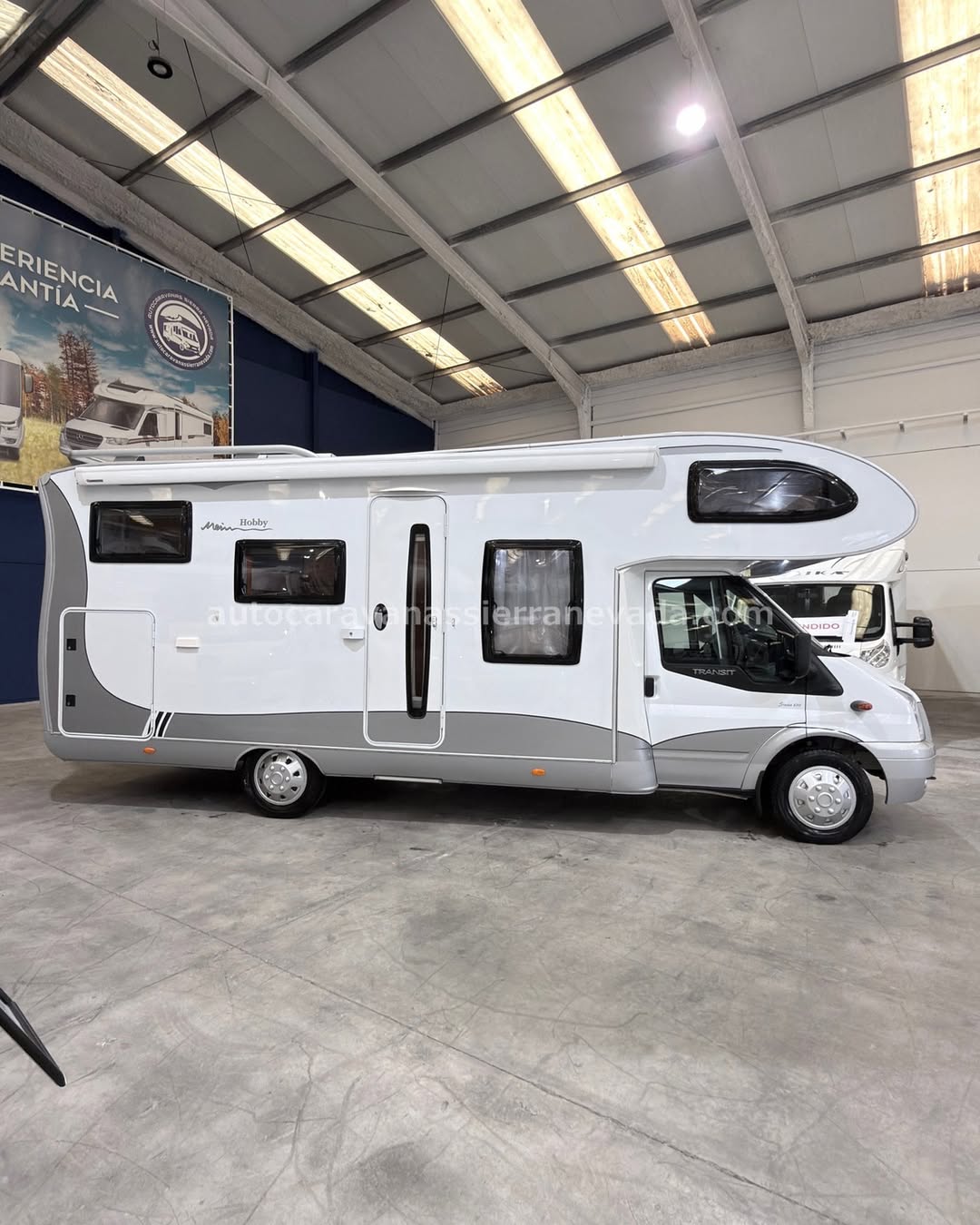 AUTOCARAVANA CAPUCHINA HOBBY SIESTA 650

En Autocaravanas Sierra Nevada llevamos más de 20 años ayudando a nuestros clientes a cumplir el sueño de viajar con libertad.

Cada vehículo es revisado y reacondicionado a fondo, cuidando cada detalle para que luzca, funcione y se sienta como nuevo, preparado para ofrecer años de fiabilidad y disfrute.

Para más información o precio 💵 consulté en nuestra web www.autocaravanassierranevada.com

o haga click 👉🖱️ en nuestro enlace ⬇️👇

https://autocaravanassierranevada.com/listings/hobby-siesta-650-v25-107/

¿Quieres pagar a plazos?
Llama y te informamos sin compromiso

📞617 79 57 19
📞687 85 35 11

EQUIPAMIENTO Y EXTRAS 👇

CAPUCHINA HOBBY SIESTA 650

MOTOR: FORD 2.4 TDCI 140CV
AÑO: 2009
KM: 77.000
Medidas exteriores: 6,90m x 2,90m
Plazas: 4

Extras y Equipamiento:
* Medidas maletero doble portón : (2,15m x 0,80m x 1,20m)
* Camas (Capuchina en cabina /Transversal)

- Aire acondicionado (de motor)
- Airbag (Conductor y Copiloto)
- Velocidad de Crucero
- Cierre Centralizado (en cabina)
- Espejos eléctricos
- Elevalunas eléctricos
- Equipo Multimedia
- Asientos Giratorios
- Oscurecedores REMIS en cabina completa
- Mosquiteras en ventanas, claraboyas
- Claraboya transparentes y Claraboya XXL en salón
- Frigo DOMETIC (220v, Gas, 12v) 160L
- Ducha con mampara dentro de aseo
- Batería de 100ah.
- Placa solar 100w
- Calefacción Truma Combi
- Escalón eléctrico de aluminio
- Toldo OMNISTOR de 4,5m.
- Escalera Trasera
- Baca de aluminio
- Patas estabilizadoras
- 1 Cierre de Seguridad
- Portabicis para 3
- Neumáticos reforzados especial camper

www.autocaravanassierranevada.com

#autocaravanasgranada
#autocaravanaocasion
#autocaravanasdeocasion
#ventaautocaravana
#compraautocaravana
#autocaravanabarata
#caravaningandalucia
#autocaravanasur
#granadaturismo
#granadaocasion
#andaluciavanlife
#vanlife
#camperlife
#motorhome
#campervan
#viajarenautocaravana
#caravaninglife
#aventuraenruta
#viajeslibres
#escapadarural
#naturalezaylibertad
#viajarporelmundo
#rutavanlife
#descubreespaña