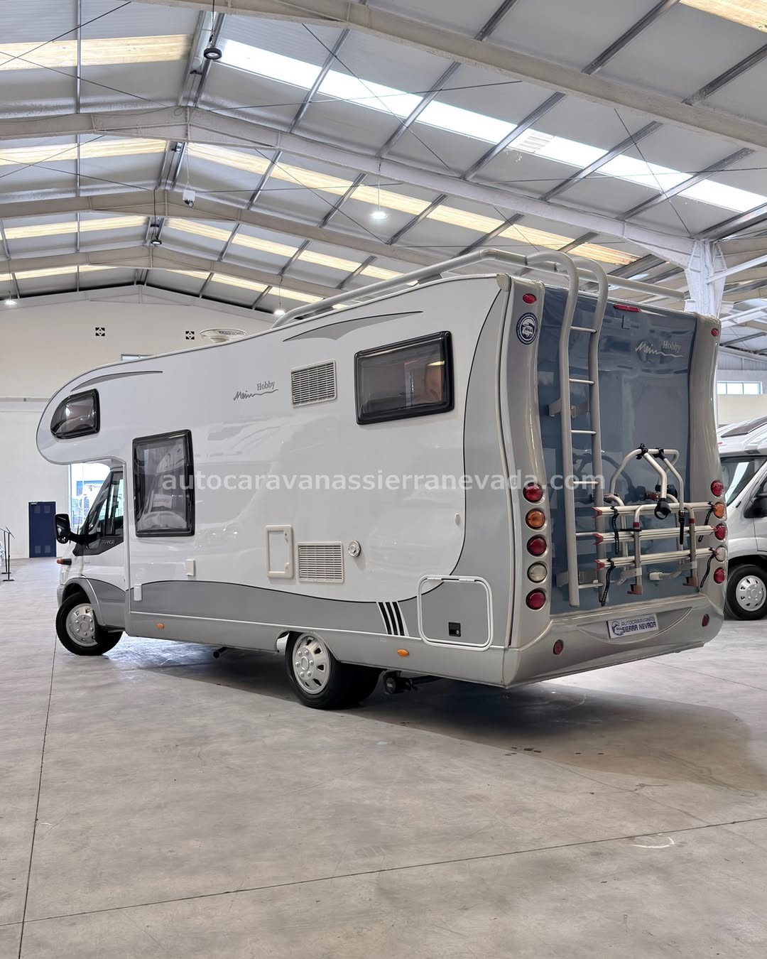 AUTOCARAVANA CAPUCHINA HOBBY SIESTA 650 En Autocaravanas Sierra Nevada llevamos más de 20 años ayudando a nuestros clientes a cumplir el sueño de viajar con libertad. Cada vehículo es revisado y reacondicionado a fondo, cuidando cada detalle para que luzca, funcione y se sienta como nuevo, preparado para ofrecer años de fiabilidad y disfrute. Para más información o precio 💵 consulté en nuestra web www.autocaravanassierranevada.com o haga click 👉🖱️ en nuestro enlace ⬇️👇 https://autocaravanassierranevada.com/listings/hobby-siesta-650-v25-107/ ¿Quieres pagar a plazos? Llama y te informamos sin compromiso 📞617 79 57 19 📞687 85 35 11 EQUIPAMIENTO Y EXTRAS 👇 CAPUCHINA HOBBY SIESTA 650 MOTOR: FORD 2.4 TDCI 140CV AÑO: 2009 KM: 77.000 Medidas exteriores: 6,90m x 2,90m Plazas: 4 Extras y Equipamiento: * Medidas maletero doble portón : (2,15m x 0,80m x 1,20m) * Camas (Capuchina en cabina /Transversal) - Aire acondicionado (de motor) - Airbag (Conductor y Copiloto) - Velocidad de Crucero - Cierre Centralizado (en cabina) - Espejos eléctricos - Elevalunas eléctricos - Equipo Multimedia - Asientos Giratorios - Oscurecedores REMIS en cabina completa - Mosquiteras en ventanas, claraboyas - Claraboya transparentes y Claraboya XXL en salón - Frigo DOMETIC (220v, Gas, 12v) 160L - Ducha con mampara dentro de aseo - Batería de 100ah. - Placa solar 100w - Calefacción Truma Combi - Escalón eléctrico de aluminio - Toldo OMNISTOR de 4,5m. - Escalera Trasera - Baca de aluminio - Patas estabilizadoras - 1 Cierre de Seguridad - Portabicis para 3 - Neumáticos reforzados especial camper www.autocaravanassierranevada.com #autocaravanasgranada #autocaravanaocasion #autocaravanasdeocasion #ventaautocaravana #compraautocaravana #autocaravanabarata #caravaningandalucia #autocaravanasur #granadaturismo #granadaocasion #andaluciavanlife #vanlife #camperlife #motorhome #campervan #viajarenautocaravana #caravaninglife #aventuraenruta #viajeslibres #escapadarural #naturalezaylibertad #viajarporelmundo #rutavanlife #descubreespaña