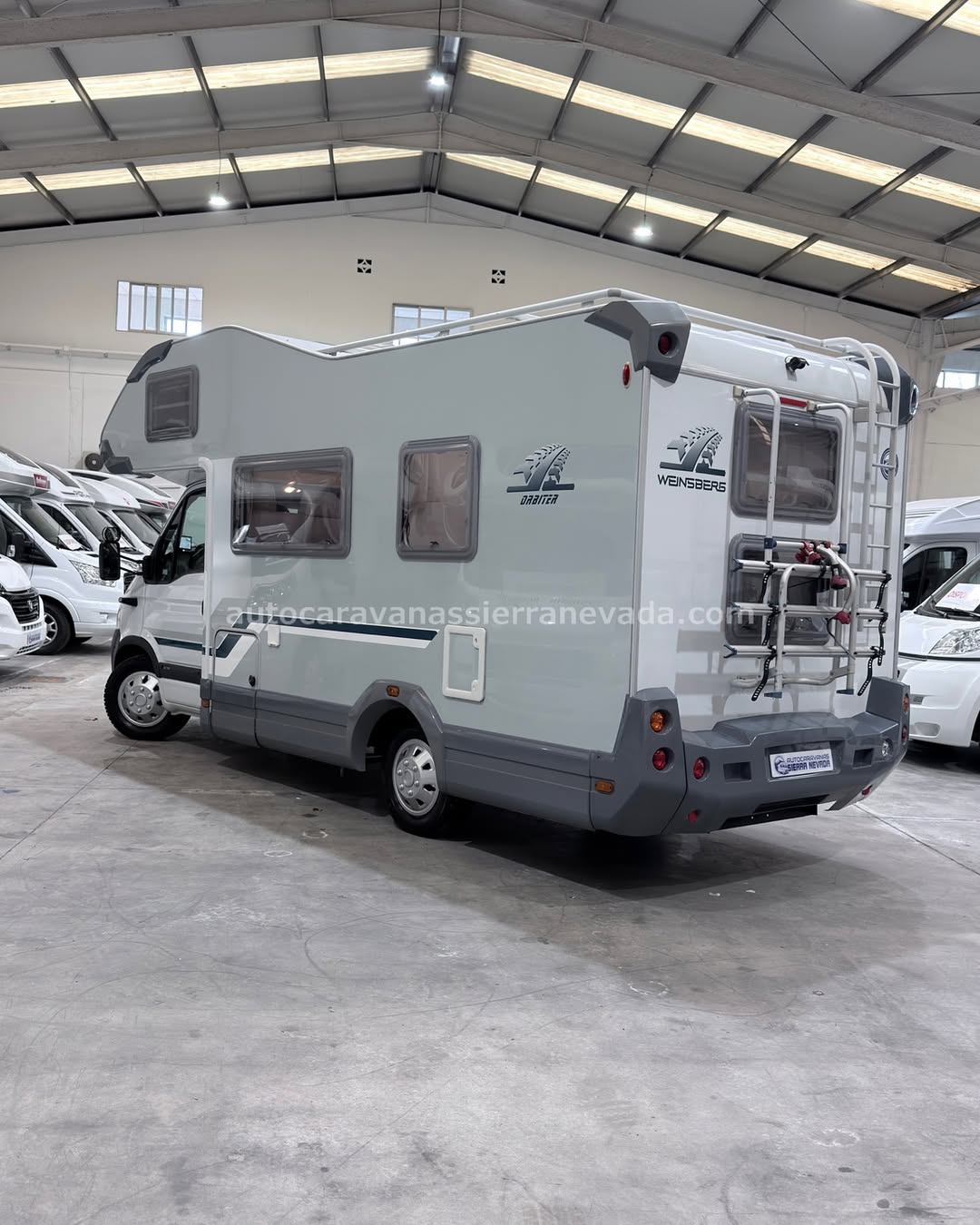 AUTOCARAVANA CAPUCHINA KNAUS ORBITER En Autocaravanas Sierra Nevada llevamos más de 20 años ayudando a nuestros clientes a cumplir el sueño de viajar con libertad. Cada vehículo es revisado y reacondicionado a fondo, cuidando cada detalle para que luzca, funcione y se sienta como nuevo, preparado para ofrecer años de fiabilidad y disfrute. Para más información o precio 💵 consulté en nuestra web www.autocaravanassierranevada.com o haga click 👉🖱️ en nuestro enlace ⬇️👇 https://autocaravanassierranevada.com/listings/knaus-orbiter-e25-112/ ¿Quieres pagar a plazos? Llama y te informamos sin compromiso 📞617 79 57 19 📞687 85 35 11 EQUIPAMIENTO Y EXTRAS 👇 MOTOR: RENAULT 2.5 DCI 120CV AÑO: 2007 KM: 115.000 Medidas exteriores: 6,20m x 3,20m Plazas: 6 Extras y Equipamiento: * Medidas maletero: (2,15m x 0,90m x 1,60m) * Camas (Literas/ Capuchina/Salón Convertible) - Aire acondicionado (de motor) - AirBag (conductor) - Espejos eléctricos - Elevalunas eléctricos - Equipo Multimedia - Cámara de visión trasera - Asientos Giratorio - Mosquiteras en ventanas ,claraboyas y puerta principal - Claraboya xxl en salón - Frigo DOMETIC (220v, Gas, 12v) 105L - Ducha dentro de aseo - Batería de 100ah. - 2 Placa solar 100w - Calefacción Trumatic C - TV. - Escalón doble peldaño integrado - Toldo OMNI V10 de 3,5m. - Escalera trasera - Baca de aluminio - Patas estabilizadoras - Portabicis para 3 - Neumáticos reforzados especial camper www.autocaravanassierranevada.com #autocaravanasgranada #autocaravanaocasion #autocaravanasdeocasion #ventaautocaravana #compraautocaravana #autocaravanabarata #caravaningandalucia #autocaravanasur #granadaturismo #granadaocasion #andaluciavanlife #vanlife #camperlife #motorhome #campervan #viajarenautocaravana #caravaninglife #aventuraenruta #viajeslibres #escapadarural #naturalezaylibertad #viajarporelmundo #rutavanlife #descubreespaña