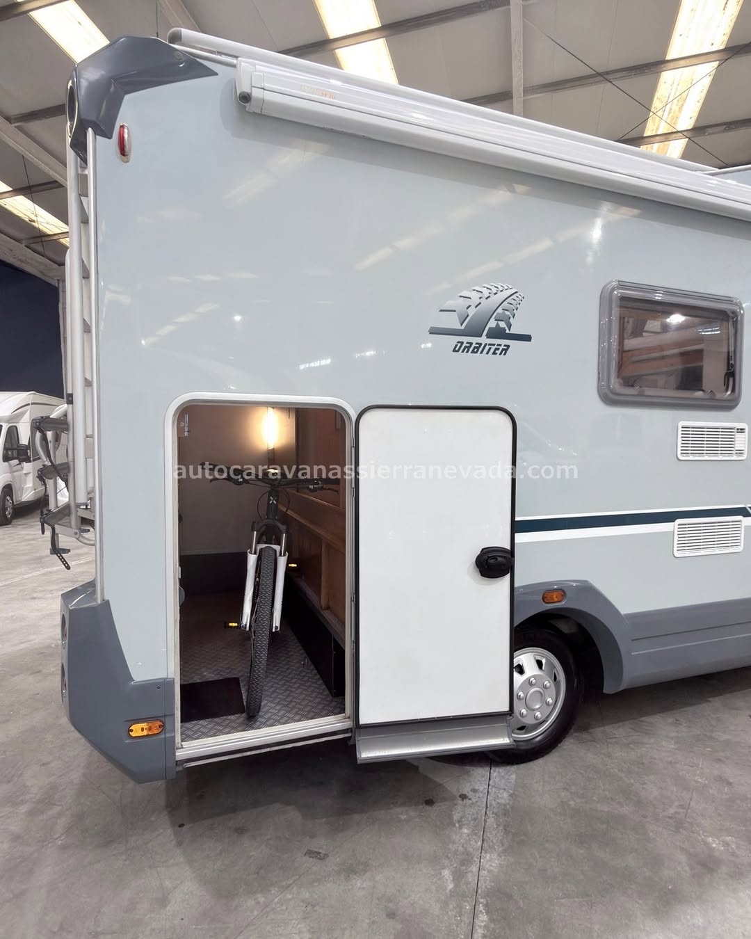 AUTOCARAVANA CAPUCHINA KNAUS ORBITER

En Autocaravanas Sierra Nevada llevamos más de 20 años ayudando a nuestros clientes a cumplir el sueño de viajar con libertad.

Cada vehículo es revisado y reacondicionado a fondo, cuidando cada detalle para que luzca, funcione y se sienta como nuevo, preparado para ofrecer años de fiabilidad y disfrute.

Para más información o precio 💵 consulté en nuestra web www.autocaravanassierranevada.com

o haga click 👉🖱️ en nuestro enlace ⬇️👇

https://autocaravanassierranevada.com/listings/knaus-orbiter-e25-112/

¿Quieres pagar a plazos?
Llama y te informamos sin compromiso

📞617 79 57 19
📞687 85 35 11

EQUIPAMIENTO Y EXTRAS 👇

MOTOR: RENAULT 2.5 DCI 120CV
AÑO: 2007
KM: 115.000
Medidas exteriores: 6,20m x 3,20m
Plazas: 6

Extras y Equipamiento:

* Medidas maletero: (2,15m x 0,90m x 1,60m)
* Camas (Literas/ Capuchina/Salón Convertible)

- Aire acondicionado (de motor)
- AirBag (conductor)
- Espejos eléctricos
- Elevalunas eléctricos
- Equipo Multimedia
- Cámara de visión trasera
- Asientos Giratorio
- Mosquiteras en ventanas ,claraboyas y puerta principal
- Claraboya xxl en salón
- Frigo DOMETIC (220v, Gas, 12v) 105L
- Ducha dentro de aseo
- Batería de 100ah.
- 2 Placa solar 100w
- Calefacción Trumatic C
- TV.
- Escalón doble peldaño integrado
- Toldo OMNI V10 de 3,5m.
- Escalera trasera
- Baca de aluminio
- Patas estabilizadoras
- Portabicis para 3
- Neumáticos reforzados especial camper

www.autocaravanassierranevada.com

#autocaravanasgranada
#autocaravanaocasion
#autocaravanasdeocasion
#ventaautocaravana
#compraautocaravana
#autocaravanabarata
#caravaningandalucia
#autocaravanasur
#granadaturismo
#granadaocasion
#andaluciavanlife
#vanlife
#camperlife
#motorhome
#campervan
#viajarenautocaravana
#caravaninglife
#aventuraenruta
#viajeslibres
#escapadarural
#naturalezaylibertad
#viajarporelmundo
#rutavanlife
#descubreespaña