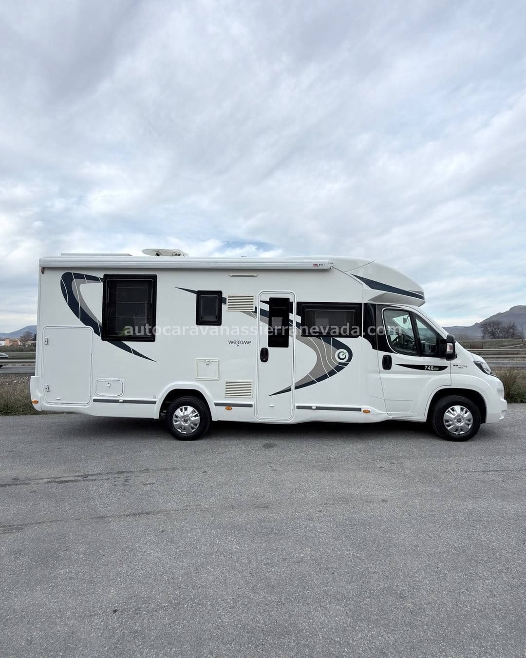 AUTOCARAVANA PERFILADA CHAUSSON WELCOME 748 EB En Autocaravanas Sierra Nevada llevamos más de 20 años ayudando a nuestros clientes a cumplir el sueño de viajar con libertad. Cada vehículo pasa por una revisión exhaustiva de más de 30 puntos, realizada por técnicos especializados que garantizan su perfecto funcionamiento. Para más información o precio 💵 consulté en nuestra web www.autocaravanassierranevada.com o haga click 👉🖱️ en nuestro enlace ⬇️👇 https://autocaravanassierranevada.com/listings/chausson-welcome-748-eb-e25-116/ ¿Quieres pagar a plazos? Llama y te informamos sin compromiso 📞617 79 57 19 📞687 85 35 11 EQUIPAMIENTO Y EXTRAS 👇 MOTOR: FIAT DUCATO 2.3 MULTIJET 150cv AÑO: 2018 KM: 58.000 Medidas exteriores: 7,40m x 3,00m Plazas: 4 Extras y Equipamiento: * Medidas maletero: (2,15m x 0,90m x 1,20m) * Camas (Colgante eléctrica en Salón /Isla elevable) * Suspensión Neumática * Cambio Automático - Aire acondicionado (de motor) - Airbag (Conductor y Copiloto) - Velocidad de Crucero - Cierre Centralizado - Espejos eléctricos - Elevalunas eléctricos - Equipo Multimedia - Cámara de visión trasera - Asientos Giratorios - Oscurecedores REMIS en cabina completa - Mosquiteras en ventanas, claraboyas y puerta principal - Claraboya transparentes y Claraboya panorámica xxl en cabina - TurboVent - Frigo THETFORD (220v, Gas, 12v, Auto) 142L - Ducha con mampara separada de aseo - Batería de 100ah. - Placa solar 100w - Calefacción Truma Inet Ready a gasoil - TV 12 V. - Escalón doble peldaño integrado - Toldo FIAMMA de 4m. - Neumáticos reforzados especial camper www.autocaravanassierranevada.com #autocaravanasgranada #autocaravanaocasion #autocaravanasdeocasion #ventaautocaravana #compraautocaravana #autocaravanabarata #caravaningandalucia #autocaravanasur #granadaturismo #granadaocasion #andaluciavanlife #vanlife #camperlife #motorhome #campervan #viajarenautocaravana #caravaninglife #aventuraenruta #viajeslibres #escapadarural #naturalezaylibertad #viajarporelmundo #rutavanlife #descubreespaña