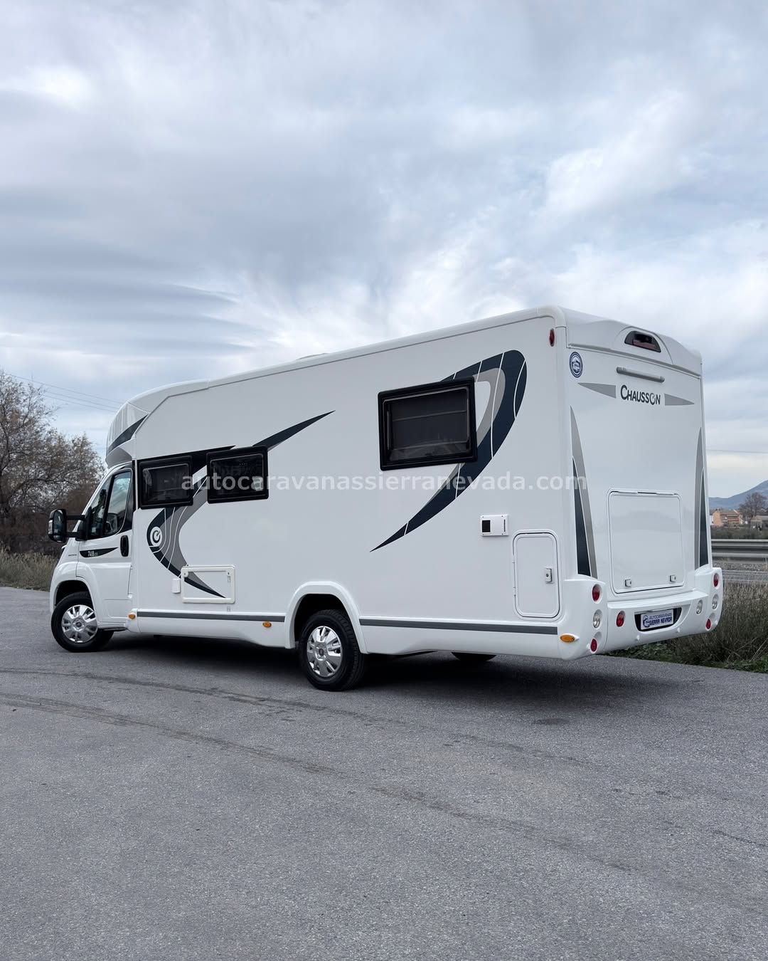 AUTOCARAVANA PERFILADA CHAUSSON WELCOME 748 EB En Autocaravanas Sierra Nevada llevamos más de 20 años ayudando a nuestros clientes a cumplir el sueño de viajar con libertad. Cada vehículo pasa por una revisión exhaustiva de más de 30 puntos, realizada por técnicos especializados que garantizan su perfecto funcionamiento. Para más información o precio 💵 consulté en nuestra web www.autocaravanassierranevada.com o haga click 👉🖱️ en nuestro enlace ⬇️👇 https://autocaravanassierranevada.com/listings/chausson-welcome-748-eb-e25-116/ ¿Quieres pagar a plazos? Llama y te informamos sin compromiso 📞617 79 57 19 📞687 85 35 11 EQUIPAMIENTO Y EXTRAS 👇 MOTOR: FIAT DUCATO 2.3 MULTIJET 150cv AÑO: 2018 KM: 58.000 Medidas exteriores: 7,40m x 3,00m Plazas: 4 Extras y Equipamiento: * Medidas maletero: (2,15m x 0,90m x 1,20m) * Camas (Colgante eléctrica en Salón /Isla elevable) * Suspensión Neumática * Cambio Automático - Aire acondicionado (de motor) - Airbag (Conductor y Copiloto) - Velocidad de Crucero - Cierre Centralizado - Espejos eléctricos - Elevalunas eléctricos - Equipo Multimedia - Cámara de visión trasera - Asientos Giratorios - Oscurecedores REMIS en cabina completa - Mosquiteras en ventanas, claraboyas y puerta principal - Claraboya transparentes y Claraboya panorámica xxl en cabina - TurboVent - Frigo THETFORD (220v, Gas, 12v, Auto) 142L - Ducha con mampara separada de aseo - Batería de 100ah. - Placa solar 100w - Calefacción Truma Inet Ready a gasoil - TV 12 V. - Escalón doble peldaño integrado - Toldo FIAMMA de 4m. - Neumáticos reforzados especial camper www.autocaravanassierranevada.com #autocaravanasgranada #autocaravanaocasion #autocaravanasdeocasion