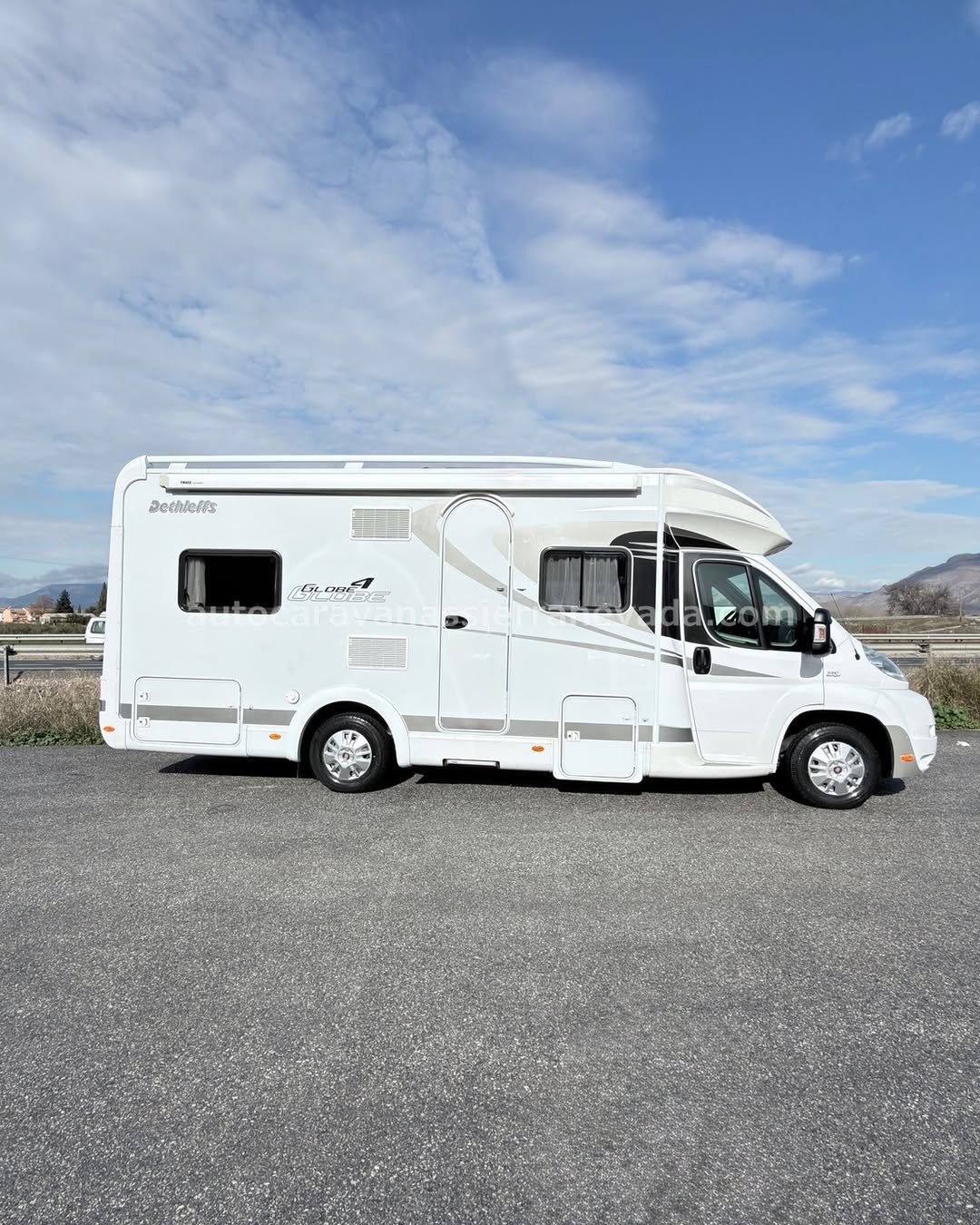AUTOCARAVANA PERFILADA DETHLEFFS GLOBE 4 En Autocaravanas Sierra Nevada llevamos más de 20 años ayudando a nuestros clientes a cumplir el sueño de viajar con libertad. Cada vehículo es revisado y reacondicionado a fondo, cuidando cada detalle para que luzca, funcione y se sienta como nuevo, preparado para ofrecer años de fiabilidad y disfrute. Para más información o precio 💵 consulté en nuestra web www.autocaravanassierranevada.com o haga click 👉🖱️ en nuestro enlace ⬇️👇 https://autocaravanassierranevada.com/listings/dethleffs-globe-4-e25-115/ ¿Quieres pagar a plazos? Llama y te informamos sin compromiso 📞617 79 57 19 📞687 85 35 11 EQUIPAMIENTO Y EXTRAS 👇 PERFILADA DETHLEFFS GLOBE 4 MOTOR: FIAT DUCATO 2.3 MULTIJET 130cv AÑO: 2013 KM: 80.000 Medidas exteriores: 7,00m x 2,90m Plazas: 4 Extras y Equipamiento: * Medidas maletero doble portón : (1,20m x 1,40m x 0,70m) * Camas (Colgante en Salón /Francesa) * Cambio Automático * Chasis Alko - Aire acondicionado (de motor) - Airbag (Conductor y Copiloto) - Velocidad de Crucero - Cierre Centralizado (en cabina) - Espejos eléctricos - Elevalunas eléctricos - Equipo Multimedia - Cámara de visión trasera - Asientos Giratorios - Oscurecedores REMIS en cabina completa - Mosquiteras en ventanas ,claraboyas y puerta principal - Claraboya transparentes y Claraboya panorámica xxl en cabina - Frigo TDOMETIC (220v, Gas, 12v, Auto) 190L - Ducha con mampara dentro de aseo - Batería de 100ah. - Placa solar 100w - Calefacción Truma Combi - TV 12 V. - Escalón eléctrico de aluminio - Toldo THULE de 4m. - Baca de aluminio - Portabicis para 2 - Neumáticos reforzados especial camper www.autocaravanassierranevada.com #autocaravanasgranada #autocaravanaocasion #autocaravanasdeocasion #ventaautocaravana #compraautocaravana #autocaravanabarata #caravaningandalucia #autocaravanasur #granadaturismo #granadaocasion #andaluciavanlife #vanlife #camperlife #motorhome #campervan #viajarenautocaravana #caravaninglife #aventuraenruta #viajeslibres #escapadarural #naturalezaylibertad #viajarporelmundo #rutavanlife #descubreespaña