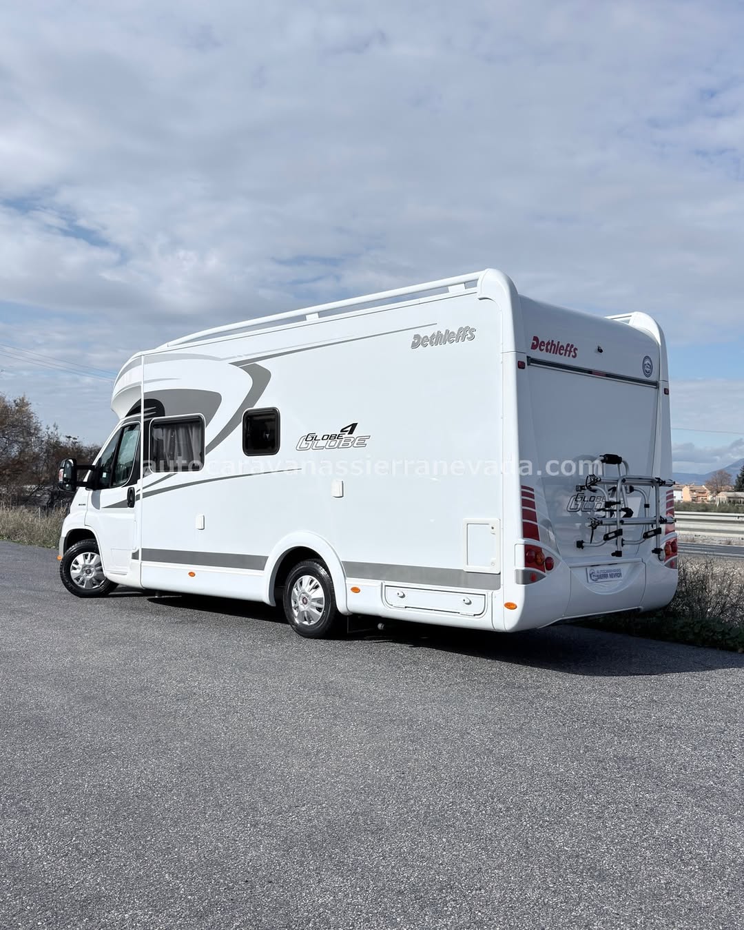 AUTOCARAVANA PERFILADA DETHLEFFS GLOBE 4 En Autocaravanas Sierra Nevada llevamos más de 20 años ayudando a nuestros clientes a cumplir el sueño de viajar con libertad. Cada vehículo es revisado y reacondicionado a fondo, cuidando cada detalle para que luzca, funcione y se sienta como nuevo, preparado para ofrecer años de fiabilidad y disfrute. Para más información o precio 💵 consulté en nuestra web www.autocaravanassierranevada.com o haga click 👉🖱️ en nuestro enlace ⬇️👇 https://autocaravanassierranevada.com/listings/dethleffs-globe-4-e25-115/ ¿Quieres pagar a plazos? Llama y te informamos sin compromiso 📞617 79 57 19 📞687 85 35 11 EQUIPAMIENTO Y EXTRAS 👇 PERFILADA DETHLEFFS GLOBE 4 MOTOR: FIAT DUCATO 2.3 MULTIJET 130cv AÑO: 2013 KM: 80.000 Medidas exteriores: 7,00m x 2,90m Plazas: 4 Extras y Equipamiento: * Medidas maletero doble portón : (1,20m x 1,40m x 0,70m) * Camas (Colgante en Salón /Francesa) * Cambio Automático * Chasis Alko - Aire acondicionado (de motor) - Airbag (Conductor y Copiloto) - Velocidad de Crucero - Cierre Centralizado (en cabina) - Espejos eléctricos - Elevalunas eléctricos - Equipo Multimedia - Cámara de visión trasera - Asientos Giratorios - Oscurecedores REMIS en cabina completa - Mosquiteras en ventanas ,claraboyas y puerta principal - Claraboya transparentes y Claraboya panorámica xxl en cabina - Frigo TDOMETIC (220v, Gas, 12v, Auto) 190L - Ducha con mampara dentro de aseo - Batería de 100ah. - Placa solar 100w - Calefacción Truma Combi - TV 12 V. - Escalón eléctrico de aluminio - Toldo THULE de 4m. - Baca de aluminio - Portabicis para 2 - Neumáticos reforzados especial camper www.autocaravanassierranevada.com #autocaravanasgranada #autocaravanaocasion #autocaravanasdeocasion